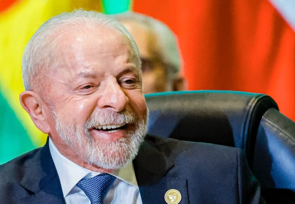**Homens terão que aprender a trocar fralda com nova lei, diz Lula** O presidente Luiz Inácio Lula da Silva anunciou uma mudança significativa na legislação trabalhista brasileira: a ampliação da **licença-paternidade**. Mas o que isso realmente significa para os pais e para a sociedade como um todo? Vamos explorar essa questão. **O que é a nova lei de licença-paternidade?** A nova lei, sancionada por Lula, aumenta gradualmente a licença-paternidade de 5 para 20 dias. Segundo a publicação, a mudança será implementada em etapas: 10 dias em 2027, 15 dias em 2028 e, finalmente, 20 dias a partir de 2029. Essa ampliação visa proporcionar aos pais mais tempo para se dedicarem aos cuidados com seus filhos recém-nascidos ou adotados. **Por que essa mudança é importante?** Lula destacou que a nova legislação incentivará os homens a se envolverem mais nas tarefas domésticas e nos cuidados com os filhos. Ele brincou que os homens terão que aprender a "dar banho em criança" e a "trocar fralda". Essa mudança não é apenas uma questão de tempo, mas de cultura. A ideia é que, com mais tempo em casa, os pais possam dividir de forma mais equitativa as responsabilidades parentais. **Como a lei será implementada?** A lei entra em vigor em 1º de janeiro de 2027. O texto cria uma exceção nas leis orçamentárias para que a ampliação da licença não seja afetada pelos gatilhos do **Arcabouço Fiscal**. Isso significa que o benefício não será bloqueado por regras orçamentárias, permitindo que o governo implemente a mudança sem precisar cortar outras verbas. **Quais são as condições para a licença-paternidade?** A licença pode ser fracionada, permitindo que uma parte seja usada logo após o nascimento ou adoção, e outra em até 180 dias. Além disso, o empregado tem estabilidade no emprego e o direito de retornar à mesma função. No entanto, o benefício pode ser suspenso em casos de violência doméstica ou abandono material, por decisão de autoridade competente. **E se a criança tiver necessidades especiais?** Se a criança ou adolescente tiver deficiência, o período de afastamento aumenta em um terço. Em caso de internação hospitalar da mãe ou do recém-nascido, a licença também é estendida. Essas medidas garantem que os pais possam estar presentes em momentos críticos da vida de seus filhos. **Qual é o impacto financeiro da nova lei?** O custo estimado da ampliação da licença-paternidade é de R$ 2,2 bilhões em 2027, R$ 3,3 bilhões em 2028 e R$ 4,3 bilhões a partir de 2029. O benefício será pago pela **Previdência Social**. Para que o governo possa implementar o direito sem precisar cortar outras verbas, é obrigatório indicar a fonte de recursos. **Quais são as metas fiscais associadas à lei?** A ampliação foi aprovada pelo Senado com a condição de que as metas fiscais da **Lei de Diretrizes Orçamentárias (LDO)** sejam cumpridas. Se essas metas não forem atingidas, o prazo máximo para a licença-paternidade pode ser adiado por 2 anos. **Conclusão** A ampliação da licença-paternidade representa um passo importante para a igualdade de gênero e o fortalecimento dos laços familiares. Ao permitir que os pais passem mais tempo com seus filhos nos primeiros dias de vida, a nova lei promove uma divisão mais equitativa das responsabilidades parentais e contribui para o desenvolvimento saudável das crianças. Segundo a publicação, essa mudança legislativa é um reflexo do compromisso do governo em criar uma sociedade mais justa e igualitária.