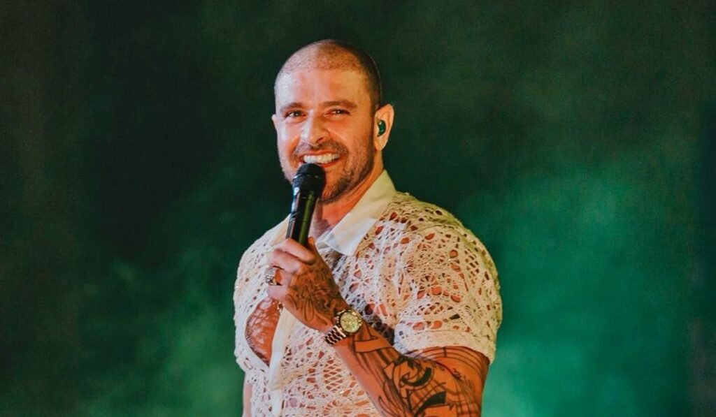 Bastaram poucos minutos de apresentação para que uma ida comum à estação terminasse em hospital e, agora, em decisão da Justiça. O que aconteceu com essa mulher de **73 anos** durante um show surpresa de **Diogo Nogueira** na estação **Pinheiros do Metrô**, em **São Paulo**? Segundo as informações divulgadas, ela foi derrubada em meio ao tumulto e acabou **pisoteada** por pessoas que estavam no local. Mas por que a situação chegou a esse ponto? O pocket show, com duração de cerca de **30 minutos**, foi promovido pela **Havaianas**, principal marca da **Alpargatas**, e contava com **distribuição de brindes**. De acordo com a aposentada, a apresentação provocou **aglomeração** e **tumulto** na estação. Ela afirmou que foi empurrada e, ao cair, acabou sendo atingida pelas pessoas que passavam. O que ela relatou sobre o momento da confusão? Na ação, a aposentada declarou que tudo ocorreu “em razão da **ausência de controle da multidão** e da **total falta de organização da empresa**”, o que teria levado a um grande número de pessoas a se aglomerar de forma desordenada nas imediações das **escadas rolantes**. A fala foi apresentada no processo como parte do relato sobre o que ocorreu no dia do evento. E quais foram as consequências dessa queda? A idosa sofreu **fraturas em sete costelas** e precisou ser levada ao **hospital**. A gravidade do caso foi destacada também pela advogada **Clélia Nascimento**, que representa a aposentada. À Justiça, ela afirmou que a lesão sofrida pela autora foi consequência direta da **negligência da empresa**, ao promover um evento de grande porte, com apelo promocional, sem estrutura mínima de **segurança**, **controle de fluxo** ou **isolamento de área**. Diante disso, qual foi a decisão? De acordo com apurações do jornal **Folha de S.Paulo**, a **Alpargatas** foi condenada a pagar **R$ 10 mil** de indenização à idosa. A decisão reconhece a responsabilidade da empresa no caso, conforme as informações publicadas até agora. Isso significa que o caso está encerrado? Ainda não completamente. A **Alpargatas ainda pode recorrer da decisão**, o que mantém a possibilidade de novos desdobramentos na Justiça. Mesmo assim, a condenação já estabelece, neste momento, o pagamento da indenização à aposentada ferida durante o evento. E o que fica confirmado até aqui? Que uma mulher de **73 anos** foi derrubada e **pisoteada** durante um show surpresa de **Diogo Nogueira** na estação **Pinheiros**, que sofreu **fraturas em sete costelas**, foi hospitalizada e que a **Alpargatas**, responsável pela ação promocional da **Havaianas**, foi condenada a pagar **R$ 10 mil** de indenização, embora ainda possa **recorrer**.