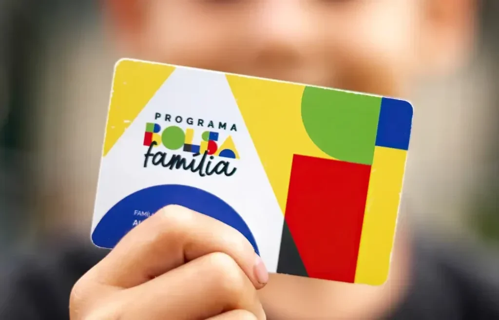 Basta um detalhe ignorado para que o **Bolsa Família** seja bloqueado sem aviso, e é justamente isso que mais surpreende quem acredita estar com tudo em dia. Como isso acontece? Na maioria das vezes, não começa com o benefício em si, mas com uma informação que deixou de ser confirmada no momento certo. Que informação é essa? O ponto mais sensível está no **Cadastro Único**, base usada para identificar e acompanhar as famílias que têm direito ao programa. Se os dados estiverem desatualizados, o sistema pode entender que a situação da família mudou. E o que parece apenas um atraso burocrático pode virar um problema real no pagamento. Mas atualizar o cadastro é realmente tão importante assim? Sim, porque é por meio dele que o governo verifica dados como composição familiar, endereço, renda e outras informações essenciais. Se algo mudou e isso não foi informado, ou se o prazo de atualização passou, a família pode entrar em situação de pendência. E quando essa pendência aparece, o benefício pode ser afetado. Isso significa cancelamento imediato? Nem sempre. Antes, podem ocorrer etapas como **bloqueio**, **suspensão** ou necessidade de regularização. Ainda assim, para quem depende do valor no fim do mês, qualquer interrupção já representa um impacto direto. E é justamente por isso que um erro considerado simples ganha tanto peso. Que erro simples é esse, afinal? Em muitos casos, trata-se de não fazer a **atualização cadastral** dentro do prazo exigido ou de deixar de informar mudanças importantes. Mudou de endereço? Alguém da família saiu de casa? Nasceu uma criança? A renda aumentou ou diminuiu? Tudo isso precisa constar corretamente no cadastro. Quando não consta, o risco aparece. E se nada mudou, ainda assim é preciso atualizar? Sim. Mesmo sem alteração nas informações, o cadastro deve ser revisto periodicamente, conforme a convocação ou o prazo estabelecido. Muita gente acredita que só precisa procurar atendimento quando há mudança na família, mas esse entendimento pode levar à perda do benefício. Por que o problema pode surgir sem aviso claro? Porque nem sempre a família percebe a pendência a tempo. Em alguns casos, a comunicação pode ocorrer por canais oficiais, mas o acompanhamento precisa ser feito com atenção. Quando isso não acontece, o bloqueio só é notado no momento em que o pagamento não cai na conta. Então como evitar esse risco? O caminho mais seguro é manter o **Cadastro Único** sempre correto e atualizado, acompanhando qualquer convocação e verificando se há necessidade de comparecer ao atendimento responsável. Esse cuidado vale mesmo para quem recebe normalmente há muito tempo, porque a permanência no programa depende da regularidade das informações. Quem deve prestar mais atenção a isso? Todas as famílias beneficiárias. O erro não está necessariamente ligado a fraude ou irregularidade grave. Às vezes, ele nasce de algo cotidiano: adiar uma ida ao posto de atendimento, esquecer de comunicar uma mudança ou supor que o cadastro continua válido automaticamente. É justamente essa aparência de simplicidade que torna a situação mais perigosa. E o que fazer se o benefício já foi afetado? O primeiro passo é verificar a situação cadastral e buscar a regularização o quanto antes nos canais e locais responsáveis pelo **Cadastro Único**. Quanto mais rápido a pendência for identificada, maiores são as chances de resolver o problema sem prolongar a interrupção. No fim, o que realmente coloca o **Bolsa Família** em risco sem aviso não é um grande escândalo nem uma mudança difícil de perceber. É um descuido comum, silencioso e fácil de subestimar: deixar o **Cadastro Único** desatualizado ou não revisar as informações dentro do prazo.