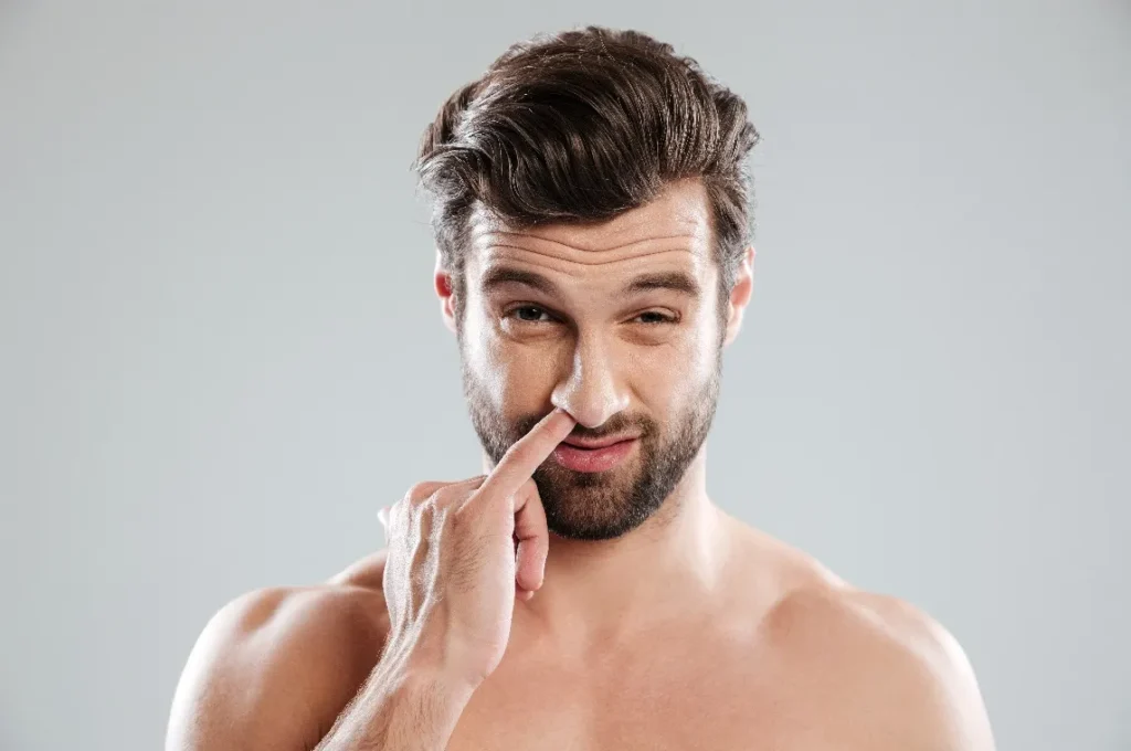 Há relacionamentos que se desgastam no barulho do dia a dia, mas existem sinais silenciosos que mudam tudo. Como saber, então, quando um homem não está apenas ao seu lado, mas realmente comprometido com a vida que constrói com você? A resposta não costuma aparecer em grandes promessas. Ela surge em atitudes consistentes, quase sempre simples, mas profundamente reveladoras. E quais atitudes são essas? Antes de pensar em gestos grandiosos, vale observar o que acontece na rotina. Ele respeita você mesmo nos momentos de tensão? Esse é um dos primeiros indícios de um vínculo sólido. Um marido que não humilha, não diminui e não transforma discussões em ataques pessoais demonstra algo essencial: **respeito**. Sem isso, qualquer relação perde base. Com isso, muita coisa encontra caminho para permanecer de pé. Mas só respeitar basta? Não. Porque uma convivência duradoura também precisa de presença real. Ele escuta o que você diz com atenção ou apenas espera a própria vez de falar? Quando um homem ouve com interesse, considera seus sentimentos e leva suas palavras a sério, ele pratica **escuta** e **consideração**. Isso mostra que você não ocupa um espaço decorativo na vida dele. Você importa. E quando os problemas chegam? É justamente aí que muita verdade aparece. Ele foge, se fecha ou deixa tudo nas suas costas? Ou permanece ao seu lado para enfrentar o que for preciso? Um marido que divide pesos, busca soluções e não desaparece diante das dificuldades revela **parceria**. Não porque tenha todas as respostas, mas porque escolhe não abandonar o compromisso quando a realidade aperta. Só nas crises isso fica visível? Não. Há sinais ainda mais claros nas pequenas decisões. Ele apoia seus sonhos ou trata seus objetivos como algo menor? Quando um homem incentiva seu crescimento, celebra suas conquistas e não se sente ameaçado pela sua evolução, ele demonstra **admiração**. E ser admirada dentro do casamento muda a qualidade de tudo, porque amor sem admiração costuma enfraquecer com o tempo. Mas como perceber se esse cuidado é verdadeiro? Observe a constância. Ele cuida de você apenas quando convém ou faz isso de maneira espontânea? Um marido que se preocupa com seu bem-estar, nota seu cansaço, pergunta como você está e tenta aliviar seu dia expressa **cuidado**. Não se trata de controle, e sim de atenção genuína. É o tipo de gesto que não faz alarde, mas sustenta a intimidade. E a confiança, onde entra? Entra em quase tudo. Ele é transparente, cumpre o que promete e age de forma coerente com o que diz? A **confiança** não nasce de discursos bonitos, e sim de repetição. Quando você sabe que pode contar com a palavra dele, o relacionamento ganha estabilidade. Sem esse chão, qualquer insegurança cresce. Com ele, até os dias difíceis pesam menos. Mas um casamento vive só de seriedade? Claro que não. Existe espaço para leveza? Sim, e isso importa mais do que parece. Ele ainda ri com você, cria momentos bons, tenta trazer paz para dentro da relação? Um marido que preserva a **leveza** e o **bom humor** ajuda o amor a respirar. Nem sempre será possível evitar problemas, mas é possível não transformar a convivência em um campo de tensão permanente. E quanto à fidelidade emocional? Isso também conta? Conta muito. Ele protege a relação, impõe limites ao que ameaça o vínculo e faz você se sentir segura dentro do compromisso assumido? A **lealdade** não aparece apenas na ausência de traição. Ela também está na forma como ele honra a relação na prática, sem jogos, sem ambiguidades, sem alimentar dúvidas desnecessárias. Mas e quando você erra? Ele usa suas falhas contra você para sempre ou sabe conversar sem destruir? Um homem que corrige sem ferir, que busca resolver em vez de vencer, demonstra **maturidade**. Isso não significa ausência de conflitos. Significa capacidade de atravessá-los sem transformar o casamento em disputa. E essa diferença muda o destino de muitas histórias. Existe ainda outro sinal importante? Sim: ele faz você se sentir sozinha dentro do casamento ou constrói a vida a dois de verdade? Quando um marido compartilha responsabilidades, participa das decisões e entende que a relação depende dos dois, ele pratica **compromisso**. Não é ajuda ocasional. É envolvimento real com a vida em comum. E no fim, o que reúne tudo isso? A resposta está na soma das atitudes que se repetem quando ninguém está olhando. Se o seu marido faz estas **11 coisas**, pense com cuidado antes de se afastar: ele **respeita você**, **escuta com atenção**, **permanece ao seu lado nas dificuldades**, **apoia seus sonhos**, **cuida do seu bem-estar**, **transmite confiança**, **preserva a leveza da relação**, **é leal**, **age com maturidade nos conflitos**, **compartilha responsabilidades** e **demonstra compromisso verdadeiro**. Quando isso existe de forma real, não em palavras vazias, há algo valioso demais para ser descartado sem reflexão.