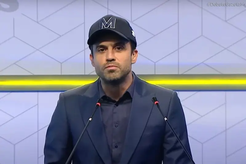 Uma transferência de **R$ 4,4 milhões** virou o centro de uma dúvida que parece simples, mas está longe de ser. De onde saiu essa explicação? Segundo a defesa de **Pablo Marçal**, o valor enviado a **MC Ryan SP** não teria relação com qualquer operação irregular, e sim com a compra de um **imóvel**. Parece direto demais? É justamente aí que a história começa a prender atenção. Que imóvel seria esse? De acordo com o advogado de Marçal, a quantia foi parte do pagamento por uma propriedade no **Condomínio Aruã**, em **Mogi das Cruzes**. E o valor total do negócio não teria parado na transferência bancária. A defesa afirma que a negociação também incluiu a **permuta de um veículo** e de **outro imóvel**, chegando a **R$ 7,3 milhões**. Então por que essa transferência ganhou tanto peso? Porque ela apareceu em um documento da **Polícia Federal** que embasou a operação **Narco Fluxo**. E é aqui que muita gente se surpreende: o valor enviado por Marçal foi citado como o **maior montante recebido por Ryan** no período analisado pelos relatórios do **Coaf**, entre **maio de 2024 e outubro de 2025**. Mas o que exatamente a PF viu nessa movimentação? Os delegados apontaram que o dinheiro foi transferido pela empresa **R66 Air Ltda**, que tem como sócios Pablo Marçal e outra empresa ligada a ele, a **Marçal Participações**. Isso, por si só, prova algo? Não. Mas levanta uma pergunta inevitável: por que essa operação chamou tanta atenção dentro de uma investigação maior? A resposta passa pelo contexto que só fica claro quando se olha além da transferência. **MC Ryan SP** foi preso na última quarta-feira, durante a operação, acusado de liderar um esquema de **lavagem de dinheiro** ligado ao tráfico de drogas do **PCC**, segundo a investigação. O que acontece depois muda tudo, porque a movimentação financeira deixa de ser apenas um número alto e passa a ser observada como parte de um quebra-cabeça muito maior. E qual é a versão de Marçal diante disso? Seu advogado afirmou que toda a compra passou por **diligências**, **compliance**, documentação e registro em **cartório** e nos órgãos responsáveis. Também disse que, se houver solicitação, a defesa apresentará os documentos às autoridades. Mas há um detalhe que quase ninguém percebe: a explicação da defesa responde à origem declarada do pagamento, mas não elimina automaticamente o interesse investigativo sobre a operação. Por que a PF foi além da tese do imóvel? Porque os investigadores também levantaram a hipótese de que os **R$ 4,4 milhões** seriam compatíveis com o valor de mercado de um **helicóptero Robinson R66 Turbine**, sugerindo uma possível negociação envolvendo a aeronave. Isso significa que foi um helicóptero? Não. Significa apenas que essa possibilidade foi mencionada na representação policial. E essa menção abre outra dúvida: por que os investigadores enxergaram essa compatibilidade? No meio disso tudo, surge ainda uma conexão política. A PF afirmou que **MC Ryan SP** atuou como **apoiador público** da candidatura de Marçal à Prefeitura de São Paulo em 2024. Só que esse ponto também não ficou sem contestação. Em **agosto de 2024**, Ryan negou apoio ao influenciador após circular um vídeo em que aparecia abraçando Marçal. Disse que a gravação era **antiga** e que não apoiava ninguém, preferindo se manter **neutro**. Então a história se resume a um negócio imobiliário sob suspeita? Não exatamente. A investigação descreve Ryan como alguém que, segundo a PF, usava empresas ligadas à **produção musical** e a própria visibilidade nas redes para misturar receitas legítimas com dinheiro ilícito vindo de **apostas ilegais** e **rifas digitais**. As autoridades também apontam aquisição de **imóveis de alto padrão**, **veículos de luxo**, **joias** e outros bens como forma de reinserir recursos na economia formal. E onde Marçal entra nisso, afinal? Até aqui, entra como o autor de uma transferência que sua defesa diz ter sido parte de uma **compra de imóvel** devidamente formalizada. Só que essa mesma transferência aparece dentro de uma investigação que tenta mapear a circulação de valores em um suposto esquema de lavagem. No fim, o ponto principal é esse: para Marçal, foi uma **transação imobiliária**; para a PF, o envio é uma peça relevante dentro de um cenário muito mais amplo. E a parte que ainda mantém tudo em aberto é justamente a que mais pesa: a documentação prometida pode explicar o pagamento, mas não encerra sozinha todas as perguntas que ele passou a levantar.