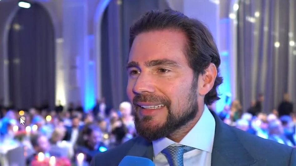 Se isso realmente avançar, **Brasília** pode ouvir um dos relatos mais explosivos dos últimos tempos. Mas por que tanta gente trata essa possível delação como algo fora do comum? Porque, segundo os comentários feitos no programa **Última Análise**, não se fala de um depoimento qualquer, e sim de um acordo que poderia atingir o **alto escalão** da capital federal. A avaliação é de que, diante da possibilidade de uma pena longa, **Daniel Vorcaro**, ex-dono do **Banco Master**, teria prometido uma delação “forte”. E o que tornaria isso tão sensível? A resposta está no alcance das relações citadas por quem acompanha o caso. O ex-juiz de Direito **Adriano Soares da Costa** afirmou que uma delação de Vorcaro “pode balançar a República”, justamente porque essas relações teriam sido **promíscuas** com diferentes centros de poder, passando por **Banco Central**, **Congresso Nacional** e até **Judiciário**. Mas isso significa apenas influência política? Não. O que está em jogo, segundo as falas no programa, é a possibilidade de detalhamento de como autoridades teriam sido compradas e servidores corrompidos. E há um ponto que amplia ainda mais a tensão: a menção à devolução de **R$ 40 bilhões** que estariam em **paraísos fiscais**. Como um acordo desse porte poderia funcionar na prática? É aí que surge uma condição decisiva. Para a advogada **Fabiana Barroso**, a delação só terá efeito real se vier com força suficiente para se sustentar. Nas palavras dela, “ou vai ou não vai”. A leitura é de que existiria um **esqueleto jurídico** de transações e pagamentos de propina, além de dinheiro fora do Brasil. Mas há um detalhe que quase ninguém percebe: não basta falar muito, é preciso falar com consistência. E o que poderia dar esse peso? Segundo os comentários apresentados, o potencial impacto estaria justamente na combinação entre o que Vorcaro poderia revelar e as **provas que já se tem**. É aqui que muita gente se surpreende, porque a expectativa não gira apenas em torno de acusações, mas da capacidade de conectar relatos, pagamentos, estruturas e beneficiários. E se isso acontecer, o que mais pode aparecer? Entre os pontos mencionados está algo que chama atenção até em meio a cifras bilionárias: os relatos sobre **festas secretas** oferecidas pelo banqueiro. Por que esse detalhe importa? Porque ele sugere que o possível acordo não ficaria restrito a operações financeiras, mas poderia expor também os ambientes de aproximação e influência. Só que, no meio dessa negociação, outro fato elevou ainda mais o alerta. Qual? Foi a prisão do ex-presidente do **Banco de Brasília (BRB)**, **Paulo Henrique Costa**, durante a quarta fase da **Operação Compliance Zero**. O que acontece depois muda tudo, porque a investigação identificou **“inconsistências relevantes”** nas carteiras de crédito fraudulentas oferecidas pelo Master. Ainda assim, essas carteiras foram adquiridas pelo banco por **R$ 12,2 bilhões**, em meados de junho do ano passado. Como uma operação desse tamanho passou adiante mesmo com sinais tão graves? Essa é justamente uma das críticas levantadas por Soares da Costa. Ele questionou como a **Comissão de Valores Mobiliários (CVM)** teria aceitado isso, lembrando que o órgão é responsável pela **integridade do mercado de ações**. E por que essa crítica pesa tanto? Porque, segundo ele, o maior valor de uma empresa é a **credibilidade**, base sobre a qual o investidor mede se uma ação é rentável ou não. Mas então o centro da história está apenas no mercado financeiro? Ainda não. E esse é o ponto que mantém **Brasília em estado de alerta**. O possível acordo de delação não é visto apenas como um problema bancário ou regulatório. Ele é tratado como uma ameaça de abalo institucional, justamente por tocar em relações com autoridades, órgãos de controle e estruturas de poder. Quando Fabiana Barroso diz que a delação será **histórica**, ela não fala apenas do volume de informações, mas do tamanho das consequências que elas podem provocar. No fim, o que se sabe até agora é suficiente para acender o sinal vermelho, mas não para fechar o quebra-cabeça. Há uma negociação em curso, há declarações fortes, há investigação avançando e há nomes e instituições já sob pressão. O ponto principal, porém, só aparece por inteiro no horizonte final: se **Vorcaro** realmente decidir falar e sustentar o que disser, o impacto pode ir muito além de um caso criminal — e talvez seja justamente isso que explique por que tanta gente, em silêncio, ainda espera o próximo movimento.