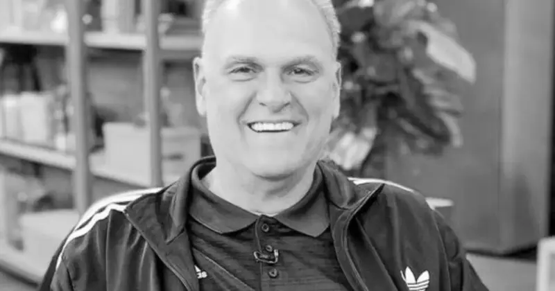 Uma notícia interrompe o tempo antes mesmo de ser totalmente entendida: **Oscar Schmidt morreu aos 68 anos**. Mas por que essa frase pesa tanto, mesmo para quem nunca o viu jogar? Porque ela não fala apenas de uma despedida. Ela fala do fim de uma presença que parecia permanente, de um nome que atravessou décadas como sinônimo de **basquete brasileiro**. E quando um nome assim desaparece, a pergunta surge quase sozinha: o que exatamente o Brasil perde hoje? Perde só um ex-jogador? Não. Perde uma referência que ultrapassava estatísticas, gerações e até o próprio esporte. Só que entender isso exige voltar um pouco. Afinal, como alguém se transforma em símbolo a ponto de sua morte parecer o encerramento de uma era inteira? A resposta começa com uma combinação rara: **altura**, **precisão** e uma capacidade ofensiva que o tornou reconhecido no mundo inteiro. Ainda jovem, ele descobriu o basquete e rapidamente deixou de ser apenas promissor para se tornar inevitável. Aos 20 anos, já estava na **Seleção Brasileira**. Mas há um ponto que quase sempre passa despercebido: não era apenas o talento que chamava atenção, e sim a constância com que ele transformava talento em impacto real. E por que isso o colocou em outro patamar? Porque não se tratava de um jogador de lampejos. Com **2,05 metros** e um estilo ofensivo implacável, ele se tornou uma referência obrigatória em qualquer conversa séria sobre grandes arremessadores. Foi assim que nasceu o peso do apelido **“Mão Santa”**. Só que esse apelido, por si só, explica tudo? Ainda não. O que realmente consolidou sua dimensão histórica foram os feitos acumulados em sequência. Durante **cinco Olimpíadas consecutivas**, de **1980 a 1996**, ele escreveu um capítulo que poucos conseguiram sequer imaginar: tornou-se o **maior pontuador da história dos Jogos Olímpicos**, com mais de **mil pontos**. E é aqui que muita gente se surpreende: esse feito não ficou restrito a números frios. Ele ganhou rosto, memória e emoção em partidas que marcaram o imaginário esportivo brasileiro. Qual delas resume melhor isso? Uma das mais lembradas veio no **Pan-Americano de 1987**, quando marcou **46 pontos contra os Estados Unidos**. Não foi apenas uma grande atuação. Foi um daqueles momentos em que um atleta deixa de ser admirado apenas por torcedores do seu time ou da sua modalidade e passa a ocupar um espaço maior, quase mítico, dentro do esporte nacional. Mas o que acontece depois muda ainda mais a dimensão dessa história. Se ele já era gigante em quadra, por que sua trajetória continuou crescendo fora dela? Porque sua carreira não se resumiu ao brilho local. Mesmo sem uma longa passagem pela **NBA**, ele construiu respeito internacional, especialmente no basquete europeu, com destaque para sua atuação na **Itália**, pelo **Pallacanestro Cantù**, onde acumulou **títulos**, **recordes** e reconhecimento de atletas de diferentes gerações. Isso levanta outra questão: o que fazia dele algo além de um grande pontuador? A resposta está no que ele representava. **Oscar Schmidt** encarnava a ideia de que o basquete brasileiro podia sonhar alto. Em um cenário sem a estrutura das maiores potências, ele virou prova viva de que era possível alcançar excelência com **garra**, **criatividade** e dedicação absoluta. Muitos dos que vieram depois enxergaram nele não apenas um ídolo, mas um caminho. Mas há um detalhe ainda mais forte nessa despedida. Nos últimos anos, sua imagem ganhou uma camada que ia além das quadras. Em **2013**, ele foi diagnosticado com um **tumor cerebral**. Enfrentou tratamentos rigorosos, superou a doença e voltou à vida pública como símbolo de **resiliência**. Não era mais apenas o homem dos arremessos impossíveis. Era também alguém que transformava dor em exemplo. Então, o que aconteceu agora? Nesta **sexta-feira, 17 de abril de 2026**, após sentir um **mal-estar em casa**, ele foi levado ao **Hospital Municipal Santa Ana**, em **Santana de Parnaíba**, na região de **São Paulo**, mas não resistiu. E só nesse ponto tudo se encaixa com mais força: não morreu apenas um ex-atleta. Morreu **Oscar Daniel Bezerra Schmidt**, nascido em **16 de fevereiro de 1958**, em **Natal**, no **Rio Grande do Norte**, o homem que ajudou a elevar o basquete brasileiro a um lugar de orgulho permanente. O que fica depois disso? Fica um vazio profundo entre fãs, ex-companheiros e toda a comunidade do esporte. Fica também um legado impossível de medir por completo. Porque algumas trajetórias não terminam quando a vida termina. Elas continuam ecoando nas quadras, nas arquibancadas, nas lembranças e, principalmente, na pergunta que ainda vai permanecer por muito tempo: quando surge outro nome capaz de significar tanto para um país inteiro?