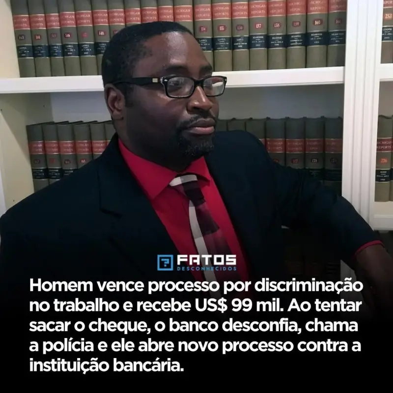 Ele já tinha vencido uma batalha humilhante quando descobriu que o pior ainda estava por vir. Como assim alguém ganha uma indenização na Justiça e, mesmo com tudo certo, acaba tratado como suspeito? Foi exatamente essa contradição que transformou um caso encerrado em outro ainda mais revoltante. E a pergunta que surge quase imediatamente é: o que havia de tão estranho naquele momento para provocar tamanha reação? A resposta, à primeira vista, parece simples. Havia **cheques de alto valor**. Mas isso, por si só, justificaria desconfiança? Não quando a pessoa apresenta **documentos legais** e ainda existe **confirmação do advogado**. Então por que a situação saiu do controle? É aqui que muita gente começa a perceber que o problema talvez não estivesse no papel entregue ao caixa, mas em quem estava segurando aquele papel. Mas quem era esse homem? Antes de chegar a esse ponto, vale entender o que torna tudo ainda mais delicado. Ele não estava tentando sacar um valor qualquer vindo de uma origem nebulosa. O dinheiro tinha uma razão muito específica: era resultado de uma **vitória judicial**. E isso muda tudo, porque significa que o valor não apareceu do nada. Ele foi reconhecido formalmente após um processo. Então por que, mesmo assim, o banco decidiu agir como se houvesse um crime em andamento? Essa é a parte que mais incomoda. Segundo o relato, mesmo diante da documentação e da validação jurídica, os funcionários desconfiaram da autenticidade dos cheques. E o que aconteceu em seguida muda completamente o peso da história: em vez de apenas verificar com mais cuidado, o banco **chamou a polícia**. Seria apenas um procedimento padrão? Essa é a dúvida que muita gente faria. Mas há um detalhe que quase ninguém percebe de imediato: quando uma instituição aciona a polícia dentro de uma agência, o impacto não é apenas burocrático. A situação muda de natureza. O cliente deixa de ser alguém tentando resolver uma operação financeira e passa a ser tratado, na prática, como uma ameaça. E foi exatamente isso que aconteceu? Segundo as informações do caso, sim. O homem foi **interrogado dentro do banco** e viu **viaturas cercarem o local** como se estivesse cometendo algum delito. A cena, por si só, já levanta outra pergunta inevitável: como alguém que acabara de ser reconhecido pela Justiça como vítima de **discriminação racial** acaba, logo depois, vivendo uma nova situação que ele considera marcada pelo mesmo tipo de preconceito? Agora o contexto começa a se revelar por inteiro. O homem era **Sauntore Thomas**, um **veterano da Força Aérea dos Estados Unidos**. Ele havia acabado de vencer um processo por **discriminação racial no trabalho** contra seu antigo empregador e recebeu uma indenização de **US$ 99 mil**. Ao ir a uma agência do **TCF Bank**, em **Detroit**, para depositar os cheques, esperava concluir uma etapa burocrática. Em vez disso, entrou em outro episódio traumático. Mas o que fez esse caso ir além de um constrangimento isolado? A resposta está na reação dele. Revoltado com a forma como foi tratado, Thomas decidiu abrir **uma nova ação judicial**, desta vez contra a **instituição bancária**. A alegação? **Discriminação com base na cor da pele**. E é aqui que a maioria se surpreende, porque o caso deixa de ser apenas sobre um depósito recusado ou uma suspeita exagerada. Ele passa a expor como um mesmo padrão de tratamento pode reaparecer em ambientes diferentes, mesmo depois de uma decisão judicial. Isso significa que o banco já foi condenado? As informações apresentadas não dizem isso. E esse ponto importa, porque o que se sabe com segurança é o que motivou a nova ação: Thomas afirma que foi tratado com suspeita injustificada, apesar de ter apresentado documentos válidos e respaldo legal. O restante depende do andamento do processo. Mas há uma questão que continua ecoando depois de tudo isso: quantas vezes uma pessoa precisa provar que está agindo corretamente antes de ser tratada com dignidade? Essa talvez seja a parte mais incômoda de toda a história. Primeiro, ele precisou recorrer à Justiça para enfrentar a discriminação no trabalho. Depois, ao tentar acessar o valor que havia conquistado legalmente, acabou no centro de outra situação que, segundo ele, repetia a mesma lógica. E o ponto principal está justamente aí: o caso de **Sauntore Thomas** não terminou quando ele venceu os **US$ 99 mil**. Na prática, foi naquele momento que outra disputa começou — uma disputa que levanta uma pergunta ainda maior sobre confiança, aparência e tratamento dentro de instituições que deveriam apenas cumprir seu papel. E talvez seja exatamente essa pergunta, mais do que o valor do cheque, que ainda esteja longe de ser encerrada.