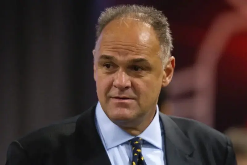 A notícia atravessou fronteiras em poucas horas e provocou a mesma reação em diferentes idiomas: **lenda**. Mas por que uma morte ocorrida no Brasil ganhou espaço tão rapidamente na imprensa de outros países? A resposta começa no tamanho do nome envolvido, mas não termina aí. Quando jornais da **América Latina**, dos **Estados Unidos** e da **Europa** decidem olhar para a mesma despedida, não é apenas por causa da comoção do momento. É porque o personagem dessa história deixou marcas que resistiram ao tempo, às gerações e até às comparações mais difíceis dentro do esporte. E o que exatamente esses veículos destacaram? Cada um escolheu um ponto, mas todos chegaram a uma conclusão parecida. O argentino **Clarín** chamou o ex-jogador de “**uma das maiores lendas do esporte**” e relembrou suas atuações nos **Jogos Olímpicos**. Já o **The Washington Post** preferiu destacar o impacto histórico de sua trajetória no basquete, lembrando que ele **nunca jogou na NBA**, mas ainda assim se tornou um nome reverenciado por priorizar a **seleção brasileira**, disputar **cinco Olimpíadas consecutivas** e estabelecer marcas de pontuação que seguem vivas. Mas há um detalhe que quase ninguém percebe de imediato: o reconhecimento internacional não veio apenas por números. Veio também por escolhas. Como alguém que não passou pela liga mais famosa do mundo conseguiu esse nível de respeito global? É justamente aí que a maioria se surpreende. Em vez de ser lembrado por uma ausência, ele passou a ser celebrado pelo que construiu fora desse roteiro esperado. E isso fez sua história ganhar um peso ainda maior. Então a repercussão ficou restrita ao continente americano? Não. E é aqui que o alcance dessa trajetória fica ainda mais claro. Na **Itália**, o jornal **Gazzetta dello Sport** e a agência **ANSA** recordaram sua passagem por clubes como **Caserta** e **Pavia**. O destaque italiano foi direto: em quadra, ele se tornou uma força **imparável**. A descrição usada pelo Gazzetta chama atenção justamente pela simplicidade com que resume algo raro: bastava levantar os braços para se tornar uma ameaça real. Na **Espanha**, **El País** e **Diario AS** reforçaram os feitos históricos e o perfil competitivo que marcou sua carreira. Mas quem era o centro de toda essa repercussão? Só na metade dessa história a dimensão completa aparece: tratava-se de **Oscar Schmidt**, um dos maiores nomes da história do **basquete brasileiro**. Sua morte, nesta sexta-feira, aos **68 anos**, mobilizou não apenas o país, mas veículos internacionais que revisitaram sua trajetória como se revisitassem um capítulo essencial do próprio esporte. E o que se sabe sobre sua morte? As informações divulgadas apontam que **a causa não foi informada**. Oscar estava em casa quando passou mal e foi levado às pressas ao **Hospital e Maternidade Municipal Santa Ana**, em **Santana de Parnaíba**, na Região Metropolitana de São Paulo. Segundo a prefeitura, ele **já chegou sem vida** à unidade. O que acontece depois muda tudo porque a notícia deixa de ser apenas factual e passa a carregar o peso de uma longa batalha. Ao longo de mais de **15 anos**, Oscar lutou contra um **tumor cerebral**. Esse dado, por si só, muda a forma como muitos enxergam a despedida: não como um episódio isolado, mas como o fim de uma resistência silenciosa que acompanhou uma figura pública admirada dentro e fora das quadras. E como será a despedida? O **velório** e o **enterro** serão **restritos aos familiares**. A decisão reforça o tom íntimo de um adeus que, paradoxalmente, se tornou mundial. Porque enquanto a cerimônia será reservada, a repercussão segue aberta, ampla e crescente. Mas talvez a pergunta mais forte seja outra: por que, entre tantos nomes do esporte, a palavra que mais apareceu foi justamente **lenda**? A resposta está espalhada nas homenagens, nas lembranças olímpicas, nas marcas de pontuação, na passagem pela Europa e no respeito de quem viu sua carreira de perto ou de longe. Só que há algo que permanece em aberto: quando jornais de países tão diferentes dizem praticamente a mesma coisa sobre um atleta, talvez não estejam apenas falando de quem ele foi — talvez estejam tentando medir o tamanho do vazio que ele deixa.