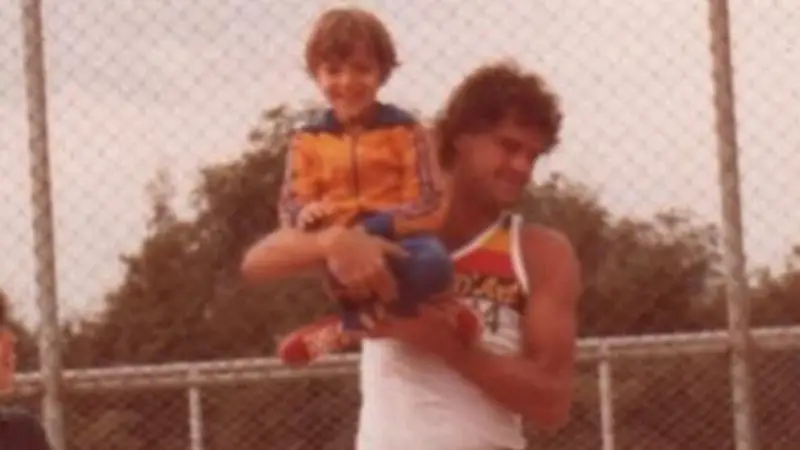 Há despedidas que dizem tudo em poucas palavras, e foi exatamente assim que uma das reações mais aguardadas finalmente apareceu. Mas o que foi dito de tão forte para mexer tanto com quem acompanhava a notícia? A resposta veio em uma homenagem curta, direta e carregada de peso emocional. Em uma publicação no Instagram, **Tadeu Schmidt** chamou o irmão de **“meu maior ídolo”** e também de **referência**, antes de escrever: “**Que história incrível você escreveu, meu irmão! Descanse em paz**”. Por que essa mensagem chamou tanta atenção? Porque ela não surgiu em qualquer contexto. Ela apareceu depois da morte de um nome que atravessou gerações e deixou uma marca difícil de medir apenas por números. Ainda assim, os números ajudam a entender o tamanho da perda. E é justamente aí que muita gente começa a se perguntar: de quem estamos falando, afinal? Estamos falando de **Oscar Schmidt**, um dos maiores nomes da história do **basquete mundial** e o principal ícone da modalidade no Brasil. A morte do ex-jogador aconteceu na tarde desta sexta-feira, dia **17**, após ele dar entrada às pressas em um **hospital em São Paulo**. A notícia provocou comoção imediata, mas havia uma dúvida que crescia ao mesmo tempo: como o irmão dele, uma figura tão conhecida da televisão, reagiria publicamente? A resposta veio, mas sem excesso, sem discurso longo e sem tentar explicar a dor. E talvez seja justamente isso que torna a homenagem ainda mais forte. Quando **Tadeu** diz que Oscar era seu **maior ídolo**, ele não fala apenas como apresentador ou personalidade pública. Ele fala como irmão. E esse detalhe muda tudo, porque transforma uma homenagem pública em algo muito mais íntimo. Mas há um ponto que quase passa despercebido no meio da emoção. Se a mensagem foi publicada, por que ainda existe tanta expectativa em torno dos próximos passos de Tadeu? Porque, até o momento, ele **não se manifestou nas redes sociais além da homenagem**, e também **não há confirmação** de que será substituído na apresentação do programa que comanda. A reportagem, inclusive, informou que entrou em contato com a emissora para saber se ele participará da edição de hoje, e a informação será atualizada assim que houver resposta. E por que isso amplia ainda mais o interesse em torno do caso? Porque a história não envolve apenas uma perda familiar. Ela toca também a rotina de um dos rostos mais conhecidos da televisão brasileira em um momento de luto. O público quer saber se ele aparecerá, se falará mais, se conseguirá transformar a dor em presença ao vivo. Só que, por enquanto, essa resposta ainda não existe. É nesse ponto que outra pergunta surge quase naturalmente: por que a morte de Oscar Schmidt provoca uma repercussão tão grande? Porque seu nome não pertence apenas ao passado do esporte. **Oscar Schmidt** construiu uma trajetória marcada por **talento**, **longevidade** e **protagonismo** em grandes competições. Nascido em **Natal**, no **Rio Grande do Norte**, ele se tornou conhecido como **“Mão Santa”**, apelido que resume uma das características mais lembradas de sua carreira: a precisão nos arremessos. Mas isso por si só explica tudo? Ainda não. O que realmente coloca Oscar em um patamar tão raro é o conjunto da obra. Ele disputou **cinco Olimpíadas** e se tornou o **maior pontuador da história da competição**, com **1.093 pontos**. E é aqui que muita gente se surpreende: não se trata apenas de um grande nome brasileiro, mas de um atleta que entrou para a história do esporte mundial. Então por que a frase de Tadeu pesa tanto? Porque, no fim, ela resume algo que estatística nenhuma consegue traduzir por completo. Um homem admirado por multidões era, ao mesmo tempo, o **irmão**, o **ídolo** e a **referência** de alguém que agora tenta lidar com a ausência. E o que acontece depois disso ainda prende a atenção de todos: se haverá uma nova manifestação, se ele aparecerá no programa, se dirá algo além daquela frase curta. Por enquanto, o que fica é essa combinação difícil de ignorar: a despedida de um irmão e o adeus a uma lenda. E talvez seja justamente por isso que a homenagem de Tadeu não pareça um ponto final, mas o começo de um silêncio que ainda pode dizer muito mais.