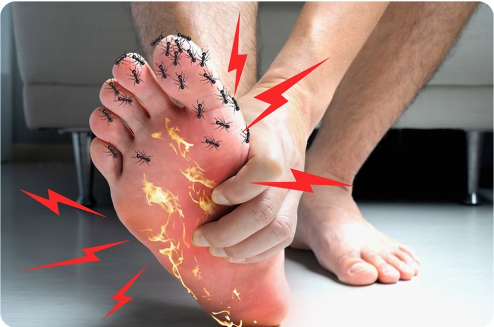 Você já se perguntou se o seu corpo está tentando lhe enviar uma mensagem silenciosa? **Algo que você não esperava, mas que pode mudar tudo?** Muitas vezes, ignoramos pequenos sinais, acreditando que são apenas parte do cotidiano. Mas e se esses sinais fossem indícios de algo mais sério, como a pré-diabetes? Vamos explorar juntos os **11 sinais de que seu corpo pode estar indicando pré-diabetes**, e por que é crucial prestar atenção neles. Primeiro, você já notou que está sentindo mais sede do que o normal? **A sede excessiva** pode ser um dos primeiros sinais de alerta. Mas por que isso acontece? Quando os níveis de açúcar no sangue estão elevados, o corpo tenta se livrar do excesso de glicose através da urina, o que leva à desidratação e, consequentemente, à sede constante. **Mas será que só a sede é suficiente para se preocupar?** Outro sinal que pode passar despercebido é a **fadiga inexplicável**. Todos nós nos sentimos cansados de vez em quando, mas se você está constantemente exausto, mesmo após uma boa noite de sono, pode ser hora de investigar mais a fundo. A fadiga pode ocorrer porque o corpo não está conseguindo utilizar a glicose de forma eficiente para gerar energia. **Mas o que mais pode estar acontecendo dentro do seu corpo?** Você já reparou em mudanças na sua visão? **Visão turva** pode ser um sinal de que algo não está certo. O excesso de açúcar no sangue pode afetar os olhos, causando alterações temporárias na visão. **Será que isso pode levar a algo mais sério se não for tratado?** Além disso, o **aumento da fome** é outro sinal que não deve ser ignorado. Mesmo após uma refeição, você sente que precisa comer mais? Isso pode ser um reflexo de que as células do seu corpo não estão recebendo a glicose necessária para funcionar corretamente. **Mas por que isso acontece e como pode ser controlado?** Outro aspecto a considerar é a **perda de peso inexplicável**. Embora muitas pessoas desejem perder peso, uma perda rápida e sem motivo aparente pode ser um sinal de alerta. Quando o corpo não consegue usar a glicose para energia, ele começa a queimar gordura e músculo, levando à perda de peso. **Mas será que isso é sempre um motivo de preocupação?** Você já notou **feridas que demoram a cicatrizar**? Este é um sinal clássico de que algo pode estar errado. Níveis elevados de açúcar no sangue podem afetar a circulação e o processo de cicatrização. **Como isso pode impactar sua saúde a longo prazo?** Outro sinal a ser observado é o **formigamento ou dormência nas mãos e pés**. Isso pode ser um indicativo de danos nos nervos, um problema comum em pessoas com níveis elevados de açúcar no sangue. **Mas o que isso realmente significa para o seu bem-estar diário?** Além disso, a **pele escurecida em certas áreas do corpo**, como pescoço e axilas, pode ser um sinal de resistência à insulina, um precursor da diabetes. **O que essa mudança na pele realmente indica sobre o que está acontecendo internamente?** Você já experimentou **infecções frequentes**? O açúcar elevado no sangue pode enfraquecer o sistema imunológico, tornando-o mais suscetível a infecções. **Como isso pode afetar sua qualidade de vida?** Por fim, o **aumento da irritabilidade** e mudanças de humor podem ser sinais de que os níveis de açúcar no sangue estão fora de controle. **Como essas mudanças emocionais estão ligadas à sua saúde física?** Cada um desses sinais, por si só, pode não parecer alarmante. No entanto, quando combinados, eles podem pintar um quadro mais claro do que está acontecendo dentro do seu corpo. **Será que é hora de procurar um médico e fazer exames?** A pré-diabetes é uma condição séria, mas com atenção e cuidado, é possível gerenciá-la e evitar complicações futuras. **Você está ouvindo o que seu corpo está tentando lhe dizer?**