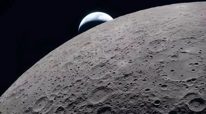 A vida na Terra não deve acabar com uma explosão, um asteroide ou um único dia de caos, e é justamente isso que torna essa previsão tão inquietante. Então como ela terminaria? De forma lenta, quase silenciosa, em um processo tão gradual que não lembra em nada os cenários apocalípticos mais populares. E isso levanta uma pergunta inevitável: se não haverá uma destruição repentina, o que exatamente vai tornar o planeta inabitável? A resposta começa longe da ideia de colapso imediato. O que os cientistas projetam é uma mudança natural no funcionamento do planeta ao longo de um intervalo gigantesco de tempo. Mas por que isso aconteceria se a Terra continuaria existindo? Porque existir não significa continuar capaz de sustentar vida complexa. E o que faria essa capacidade desaparecer? O principal fator está no Sol. Com o passar do tempo, ele ficará mais quente e mais luminoso. Parece um detalhe distante demais para importar agora, mas é aqui que muita gente se surpreende: esse aumento gradual de energia será suficiente para alterar profundamente o equilíbrio do planeta. Alterar como? Primeiro, elevando a temperatura global de forma contínua. Depois, afetando os oceanos, que começariam a evaporar aos poucos. Só isso já seria grave, mas há um ponto que quase ninguém percebe: o problema não para na água. A atmosfera também mudaria, e essa transformação abriria caminho para algo ainda mais decisivo. O que poderia ser pior do que o aquecimento? A queda do oxigênio. E essa parte chama atenção porque muita gente imagina que o fim da vida viria pelo calor extremo, quando na verdade o processo envolve também uma mudança química essencial para a sobrevivência dos seres vivos mais complexos. Mas como o oxigênio começaria a desaparecer? A chave está no dióxido de carbono. Com o aquecimento progressivo, a quantidade de CO₂ diminuiria. Sem CO₂ suficiente, as plantas deixariam de realizar fotossíntese de forma viável. E o que acontece depois muda tudo: sem fotossíntese, a produção de oxigênio cairia drasticamente. Sem oxigênio, o que restaria? A Terra ainda estaria aqui, mas já não ofereceria as condições necessárias para manter a vida como conhecemos. Isso significa que o planeta não seria destruído fisicamente antes disso. E esse detalhe muda completamente a forma como muita gente imagina o fim: não seria o fim da Terra, mas o fim da habitabilidade para organismos complexos. Quem chegou a essa conclusão? A previsão aparece em um estudo desenvolvido pelos cientistas Kazumi Ozaki e Christopher Reinhard, com base em dados da NASA. A pesquisa foi publicada na revista Nature Geoscience e utilizou modelos climáticos e biogeoquímicos para simular a evolução do planeta ao longo de bilhões de anos. E quando isso aconteceria? Segundo o estudo, a vida complexa na Terra deve se tornar inviável em cerca de 1 bilhão de anos. Parece um prazo tão distante que quase perde o peso, mas há uma nova pergunta no meio disso tudo: se está tão longe, por que essa descoberta importa agora? Importa porque ela ajuda a entender não apenas como a vida termina, mas como ela começa, se mantém e desaparece. E é nesse ponto que o estudo vai além da curiosidade sobre o futuro da Terra. Ao compreender os limites da habitabilidade, os cientistas também refinam a busca por vida em outros planetas. Então essa previsão é um alerta imediato? Não no sentido de um risco próximo. Os próprios pesquisadores não falam em um fim repentino, e sim em um processo natural, lento e contínuo ao longo de milhões de anos. Ainda assim, existe uma conclusão que permanece desconfortável: a vida complexa tem prazo, mesmo em um planeta que continuará girando no espaço. E o que isso diz sobre o presente? Diz que, embora esse cenário esteja extremamente distante, ele reforça uma ideia essencial. O futuro profundo da Terra pode ser definido pelo Sol, pela atmosfera e pelo tempo. Mas os problemas urgentes de agora continuam sendo os causados pela ação humana. Entender quando a vida pode acabar um dia não muda apenas a visão sobre o fim. Também muda a forma como enxergamos o que ainda pode ser preservado antes dele.