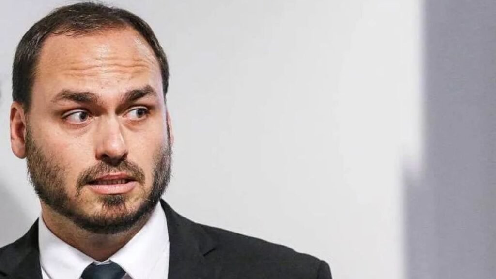 Uma frase jogada nas redes foi suficiente para incendiar uma disputa que já vinha carregada de tensão. Mas por que um ataque tão direto ganhou tanta força em tão pouco tempo? Porque ele não veio em tom de crítica moderada, nem de ironia leve. Veio como acusação frontal, com palavras escolhidas para ferir e para provocar reação imediata. Danilo Gentili chamou Carlos Bolsonaro de “vagabundo” e ainda foi além ao dizer que ele “mamava no RJ” e agora “tá vindo mamar em SC”. Só isso explicaria a repercussão? Ainda não. O que realmente fez o assunto explodir foi o ponto que estava por trás da ofensa. Afinal, por que a fala de Gentili encontrou eco justamente em Santa Catarina? A resposta passa por uma suspeita que já circulava no ambiente político: a possibilidade de Carlos Bolsonaro tentar ocupar espaço eleitoral fora do Rio de Janeiro. E quando essa hipótese encosta em um estado com lideranças locais, interesses regionais e disputa antecipada por 2026, a reação deixa de ser apenas digital. Mas seria só uma briga de internet? É aqui que muita gente se surpreende. O ataque de Gentili não ficou restrito ao campo da provocação pessoal. Ele mirou diretamente a legitimidade de uma eventual candidatura em Santa Catarina. Ao perguntar por que Carlos não se candidata pelo Rio, “que é o Estado dele”, o apresentador transformou a discussão em algo maior: representação política se importa com vínculo real ou basta conveniência eleitoral? Essa pergunta ganhou ainda mais peso por causa de um detalhe que quase passou despercebido no início, mas depois virou combustível extra. Que detalhe foi esse? Um vídeo publicado pelo próprio Carlos Bolsonaro. E por que esse vídeo incomodou tanto? Porque nele, ao falar de Santa Catarina, Carlos demonstrou falta de familiaridade com o estado ao citar Jardim Eldorado como se fosse uma cidade catarinense, quando na verdade se trata de um bairro de Palhoça, na Grande Florianópolis. Parece pequeno? Não para quem acompanha política local. E é justamente aí que o debate muda de nível. Quando alguém tenta se projetar em um novo território, conhecer minimamente esse território deixa de ser detalhe e vira teste básico de credibilidade. Se houve confusão logo nesse ponto, o que isso sugere para quem já desconfiava da movimentação? Sugere despreparo, distância e, para muitos, oportunismo. Mas essa reação negativa ficou só entre adversários? Não exatamente. O vídeo repercutiu mal inclusive entre integrantes do partido. E isso levanta outra dúvida: se até aliados sentiram o impacto, o problema é apenas de comunicação ou já é político? O que acontece depois começa a redesenhar o cenário. A família do ex-presidente Jair Bolsonaro deve participar de um evento em Florianópolis no dia 9 de maio, voltado ao lançamento de pré-candidaturas ao Senado por Santa Catarina. E por que isso importa tanto? Porque deixa de ser especulação solta e passa a existir dentro de uma agenda concreta, com palco, data e sinalização política. Quando um movimento ganha calendário, ele deixa de parecer ruído e passa a ser tratado como estratégia. Só que há outro ponto que mantém a discussão acesa. Se a presença da família Bolsonaro no estado já mobiliza atenção, o ataque de Gentili funciona como o quê? Como crítica isolada ou como voz que verbalizou um incômodo que já existia? Essa é a pergunta que continua empurrando o debate. Porque a postagem não apenas viralizou. Ela tocou num nervo sensível: o limite entre projeção nacional e enraizamento local. No fim, o centro da história não é apenas a agressividade de Danilo Gentili, nem apenas o erro geográfico de Carlos Bolsonaro. O ponto principal é que Santa Catarina entrou de vez no radar de uma disputa que mistura imagem, território, rejeição e cálculo eleitoral. E quando alguém de fora tenta ocupar esse espaço sem demonstrar intimidade com ele, a reação pode vir antes mesmo da candidatura se firmar. Mas o mais revelador talvez seja isto: a frase que parecia só um ataque acabou expondo uma dúvida que ainda está longe de desaparecer. Carlos Bolsonaro está realmente construindo uma ponte com Santa Catarina ou apenas procurando um novo lugar para continuar no jogo?