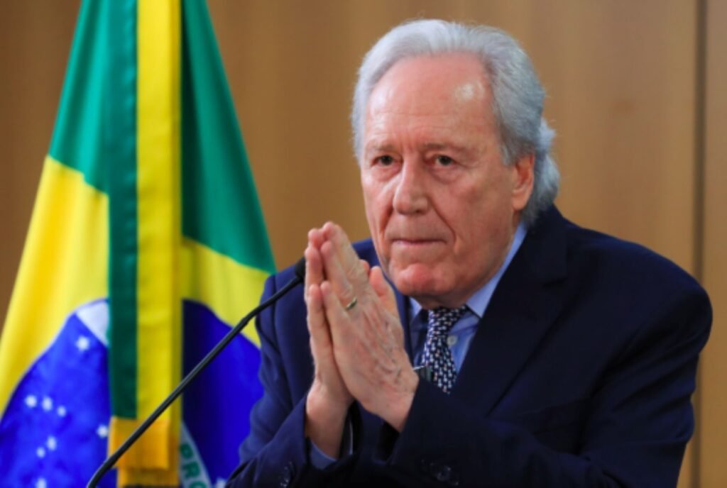 Uma representação que prometia levantar suspeitas acabou seguindo o caminho oposto — e isso muda completamente a leitura do caso. Por quê? Porque a **área técnica do TCU** recomendou o **arquivamento** do pedido que buscava apurar o contrato entre o **Banco Master** e o escritório de advocacia ligado ao ex-ministro da Justiça **Ricardo Lewandowski**. Mas se havia um pedido de investigação, o que levou os auditores a não enxergarem motivo para avançar? A resposta está no ponto central da análise: segundo os técnicos, os elementos apresentados pela oposição **não configuram irregularidade** dentro das atribuições do **Tribunal de Contas da União**. Isso parece simples à primeira vista, mas abre uma dúvida importante: o arquivamento significa que o caso foi considerado irrelevante? Não exatamente. Significa, antes de tudo, que o material levado ao tribunal **não demonstrou** algo que justificasse atuação da corte de contas. E é justamente aqui que muita gente se surpreende: nem toda denúncia, suspeita ou questionamento político se transforma automaticamente em processo com base técnica suficiente para seguir adiante. Então o que, de fato, estava em discussão? O foco era um **contrato** entre o **Banco Master** e o escritório de advocacia ligado a **Lewandowski**. A partir disso, a oposição apresentou uma representação pedindo apuração. Mas há um detalhe que quase ninguém percebe: o TCU não age com base apenas no impacto político de um nome envolvido. O tribunal observa se existem indícios de irregularidade que se encaixem em sua esfera de competência. E se não houver esse encaixe, o desfecho tende a ser outro. Mas por que isso chama tanta atenção? Porque o nome de **Ricardo Lewandowski**, por si só, já desloca o debate para um campo de forte repercussão pública. Quando um ex-ministro aparece ligado, ainda que indiretamente, a um contrato questionado por adversários políticos, a expectativa de desdobramentos cresce quase automaticamente. Só que expectativa não é prova. E o que acontece depois muda tudo: a análise técnica passa a valer mais do que o ruído em torno do caso. Ainda assim, fica uma pergunta inevitável: se o pedido foi arquivado, isso encerra toda a discussão? A resposta, ao menos no plano político e narrativo, é não. Porque o arquivamento resolve a situação dentro da leitura feita pela área técnica do **TCU**, mas não elimina o interesse público nem o uso político do episódio. E é aqui que surge uma nova camada: o que exatamente os auditores disseram? Eles afirmaram que os elementos apresentados **não indicam irregularidade** nas atribuições da corte. Essa formulação é decisiva. Ela não fala em escândalo, nem em confirmação de suspeitas, nem em necessidade de aprofundamento naquele âmbito. Em outras palavras, o tribunal foi levado a examinar um pedido, mas os dados oferecidos não sustentaram a abertura de uma apuração como pretendia a oposição. Mas há outro ponto que merece atenção. Quando se fala em **arquivamento**, muita gente interpreta isso como um gesto político. Só que, neste caso, o que aparece é uma recomendação da **área técnica**, baseada justamente na avaliação dos elementos disponíveis. Isso muda a percepção? Para quem esperava um avanço do caso, sim. Para quem acompanha o funcionamento institucional, também. Porque reforça a diferença entre questionamento público e fundamento técnico. E por que esse detalhe pesa tanto? Porque ele redefine o centro da história. O debate deixa de ser apenas sobre o contrato em si e passa a ser sobre a capacidade de uma representação produzir material suficiente para justificar a atuação do tribunal. Sem isso, o caso perde força dentro do TCU — mesmo que continue rendendo discussão fora dele. No fim, o ponto principal é direto: o **TCU** caminha para **arquivar** o pedido de apuração sobre o contrato entre o **Banco Master** e o escritório ligado a **Ricardo Lewandowski**, porque os auditores entenderam que os elementos apresentados **não configuram irregularidade** dentro das competências da corte. Só que a parte mais sensível talvez esteja justamente no que permanece em aberto: quando um caso de grande repercussão não avança tecnicamente, o que pesa mais dali em diante — a análise institucional ou a narrativa construída em torno dela?