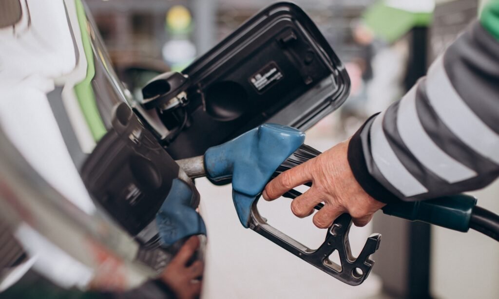 Uma mudança no tanque pode mexer no seu bolso antes do que muita gente imagina. Mas o que está prestes a mudar? A ideia é elevar a mistura de etanol na gasolina para 32% já em maio. Isso já está valendo? Ainda não. A proposta será analisada em reunião marcada para 7 de maio. Quem está por trás disso? O Ministério de Minas e Energia anunciou que levará a medida ao Conselho Nacional de Política Energética. E por que isso ganhou força agora? Porque o governo diz que a mudança pode baratear o preço da gasolina. Só isso explica a pressa? Não. Há outro ponto importante: reduzir a necessidade de importar gasolina. E por que importar menos faria diferença? Porque, segundo o governo, isso diminui a dependência do mercado externo. Mas essa dependência é tão relevante assim? Segundo o ministro Alexandre Silveira, a nova mistura pode cortar 500 milhões de litros por mês em importações. Esse número muda tanto o cenário? Muda porque a proposta tenta aliviar a pressão sobre o abastecimento e os custos. E o que provocou essa discussão neste momento? O avanço dos preços do petróleo no cenário internacional pesou nessa decisão. O que isso tem a ver com o Brasil? Com petróleo mais caro por causa do conflito no Oriente Médio, os derivados ficam mais pressionados. Então a medida seria uma reação externa? Em parte, sim. A proposta busca conter custos e fortalecer o uso do etanol no mercado nacional. Mas há um detalhe que quase ninguém percebe. Essa mudança não era o plano inicial para agora. Como assim? Os testes no país confirmaram a viabilidade técnica da nova mistura, antes prevista para 30% em 2025. Então o percentual subiu além do esperado? Sim. Em vez de esperar o cronograma anterior, a proposta agora fala em 32%. E isso foi decidido sem base técnica? Não. O ministério informou que os testes realizados confirmaram a viabilidade técnica. Se é tecnicamente viável, o que ainda falta? Falta a análise e a decisão do Conselho Nacional de Política Energética. E por que o governo acredita tanto nessa aposta? Porque a expectativa oficial é de aumento na produção nacional de etanol neste ano. De quanto seria esse crescimento? O governo estima expansão de 4 bilhões de litros na produção nacional de etanol. Esse volume extra sustenta a mudança? É exatamente esse o argumento usado para defender a ampliação da mistura. E tem mais algum sinal de oferta maior? Sim. A safra mineira de açúcar e etanol tende a chegar a 83 milhões de toneladas. Isso representa avanço real? Segundo os dados apresentados, a alta seria de mais de 11% em relação ao ciclo anterior. E é aqui que muita gente se surpreende. A proposta não foi apresentada como mudança permanente. Então seria algo provisório? Sim. O aumento da mistura teria caráter temporário e excepcional. Por quanto tempo? A previsão é de 180 dias. E depois disso acaba automaticamente? Não necessariamente. O prazo poderá ser prorrogado pelo mesmo período. Quem decide essa prorrogação? O próprio Conselho Nacional de Política Energética. Então o impacto pode durar mais do que parece? Pode, se o conselho entender que o cenário ainda exige a medida. Mas o que acontece depois muda tudo. Se a mistura maior reduzir importações como o governo prevê, a dependência externa pode cair de forma relevante. E isso garante gasolina mais barata? O ministro afirmou que a gasolina ficará mais barata. Mas essa promessa depende de quê? Depende da aprovação da proposta e do efeito prático da nova mistura no mercado. Então o centro da questão é preço? Preço pesa muito, mas não é o único ponto. Qual é o outro? A medida também integra ações para assegurar o abastecimento energético. Ou seja, não é só uma resposta emergencial? Não. O governo também apresenta a proposta como parte de soluções estruturais para o setor. Mas isso resolve tudo? Não. Resolve uma parte do problema, especialmente no curto prazo. Então por que o tema chama tanta atenção? Porque mexe com combustível, importação, produção nacional e custo ao consumidor ao mesmo tempo. E o que ainda está em aberto? A decisão final do conselho e o efeito real da mistura maior sobre preços e abastecimento. No fim, qual é o ponto principal? O governo quer antecipar e ampliar a mistura de etanol na gasolina para 32% em maio, por até 180 dias. E por que isso importa tanto? Porque a aposta é simples no discurso, mas grande nas consequências: importar menos, usar mais etanol e tentar segurar o preço. Isso encerra a discussão? Pelo contrário. Se a medida passar, o debate só começa quando ela chegar de fato ao tanque.