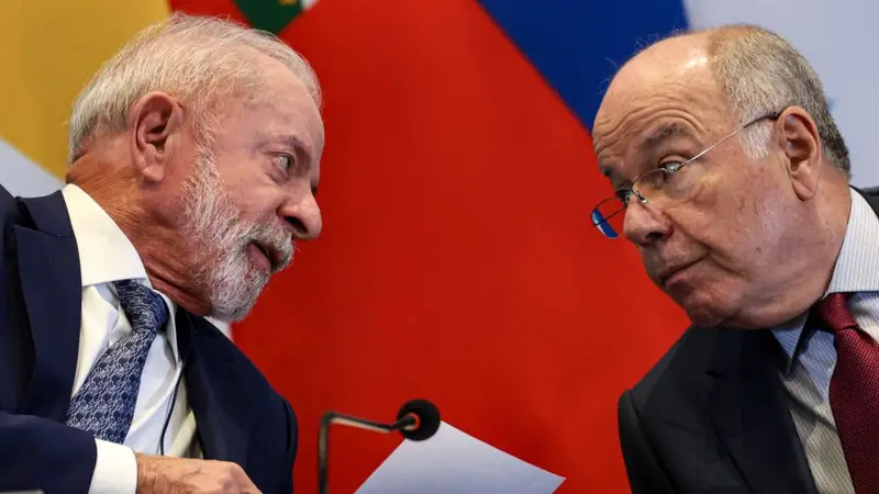 A crise era maior do que parecia. O governo Lula não queria parar em um nome só. O que aconteceu? Além do adido americano Michael William Myers, o Planalto queria retirar as credenciais de outro agente dos EUA. Isso foi adiante? Não totalmente. Esse segundo americano chegou a ser barrado de forma temporária pela Polícia Federal. O que isso significou na prática? Ele perdeu acesso à sede da PF e também aos sistemas da corporação. Então por que ele não foi expulso? Porque o Itamaraty entrou em cena e segurou a medida. Qual foi o argumento? A chancelaria avaliou que expulsar dois agentes poderia virar uma escalada diplomática. Por quê? Porque os EUA haviam expulsado um delegado da Polícia Federal brasileira, Marcelo Ivo de Carvalho. E qual era a lógica defendida? Reciprocidade. Mas reciprocidade como? Segundo fontes ligadas ao MRE, a resposta deveria ter a mesma forma e o mesmo conteúdo. Onde estaria o problema? Se o Brasil expulsasse dois agentes, iria além do que os EUA fizeram. E o que isso mostraria? Na visão do Itamaraty, poderia parecer exagero e ampliar a crise com Washington. Quem confirmou o bloqueio temporário? O diretor da PF, Andrei Rodrigues. O que ele disse? Que o corte de acesso do funcionário americano ocorreu até a decisão final do Itamaraty. A identidade desse agente foi revelada? Não. E Michael Myers? Esse teve as credenciais retiradas. Quem era ele? Um adido do departamento de imigração dos EUA, o ICE. Desde quando atuava no Brasil? Ele estava credenciado por meio da embaixada americana em Brasília desde setembro de 2024. Quando a medida contra Myers veio a público? No dia 22 de abril. Ela foi resposta a quê? À expulsão de Marcelo Ivo, ocorrida dois dias antes. E por que o delegado brasileiro foi expulso dos EUA? Segundo o governo americano, ele tentou manipular o sistema migratório para acelerar a repatriação de Alexandre Ramagem. O que esse episódio revela? Que dentro do próprio governo houve freio sobre a reação desejada por Lula. E por que isso pesa? Porque expõe um impulso por endurecimento que nem a diplomacia considerou seguro bancar. No fim, o Brasil retaliou, mas recuou do passo seguinte. E isso deixa uma pergunta incômoda. Até onde o governo Lula queria levar essa crise antes de ser contido?