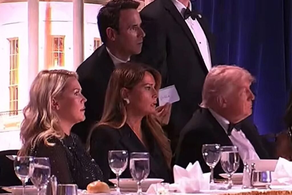 O jantar virou cena de pânico em segundos. O que aconteceu com Donald Trump? O presidente dos Estados Unidos foi retirado às pressas pelo Serviço Secreto na noite deste sábado. Onde tudo ocorreu? Durante um jantar com correspondentes da Casa Branca, em Washington. Mas o evento era na Casa Branca? Não. O jantar é realizado em um hotel. O que provocou a correria? Um barulho alto interrompeu o evento e fez os presentes se abaixarem e buscarem proteção. Trump percebeu o risco na hora? Pelas imagens, ele foi pego de surpresa no momento da confusão. O que eram esses sons? Segundo a CNN internacional, os barulhos seriam de tiros disparados dentro do local. Quem estava com ele? Melania Trump e integrantes da cúpula do governo dos EUA também estavam no evento. Eles ficaram feridos? Não. Trump, a primeira-dama e os demais integrantes do governo estão em segurança. Então o perigo passou rápido? A retirada foi imediata, mas a tensão aumentou porque, naquele momento, quase nada estava claro. O que ainda não se sabe? Ainda não há confirmação sobre quem provocou o tiroteio. E o motivo? Também não foi informado. Havia um atirador identificado? Até então, a identidade do suposto atirador não era conhecida. Mas houve uma atualização importante? Sim. Instantes após ser escoltado, Trump publicou em sua rede social que estava bem. E disse mais alguma coisa? Disse que o atirador foi detido. Isso encerra o caso? Não. A detenção informa uma resposta rápida, mas não explica como os tiros foram disparados no local. Por que o episódio chama tanta atenção? Porque atingiu em cheio um evento de alta visibilidade, com o presidente e a cúpula do governo presentes. O que as imagens mostram de forma mais forte? Mostram o instante em que a surpresa vira reação e a segurança assume o controle total da cena. Qual é o ponto central de tudo isso? Tiros foram ouvidos durante um jantar com Trump, e o presidente precisou ser retirado às pressas. O que fica depois do susto? Fica a imagem de vulnerabilidade em um evento cercado por autoridades e proteção máxima. E a pergunta que permanece? Como tiros puderam romper a normalidade de um jantar desse porte antes que o atirador fosse detido?