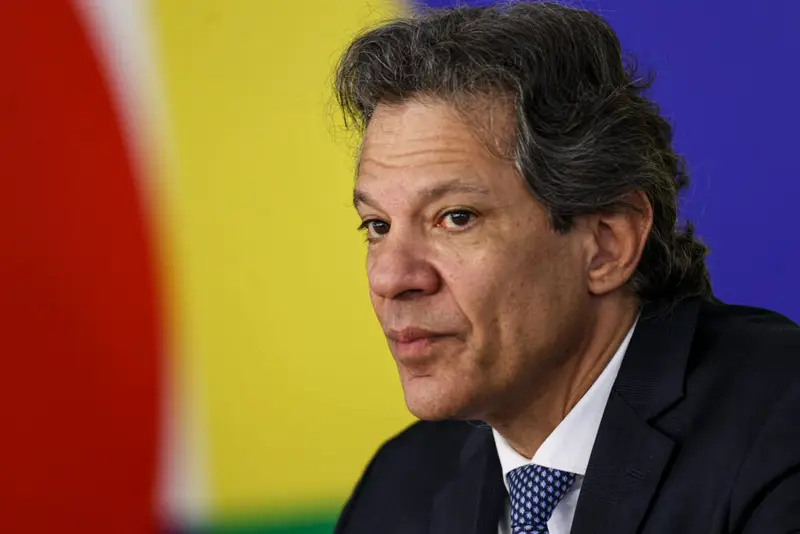 A disputa em São Paulo ganhou um novo ruído. Fernando Haddad abriu o jogo sobre a vice. Mas não entregou tudo de uma vez. O pré-candidato do PT ao governo paulista disse que tem bons nomes. E citou três opções que chamam atenção. Quem entrou nessa lista? Marina Silva, Simone Tebet e Márcio França. A declaração foi direta. Haddad afirmou que vai decidir isso depois de conversar com todos eles. O que essa fala revela? Primeiro, que a escolha ainda não está fechada. Segundo, que o PT mantém a porta aberta para diferentes composições. E isso levanta outra questão. Por que esses nomes importam tanto? Porque a vice não é detalhe. Ela ajuda a sinalizar alianças, estratégia e o tipo de palanque que será montado. No caso de Haddad, a lista mistura perfis distintos. E esse ponto chama atenção. Marina Silva aparece como um nome de peso nacional. Simone Tebet também surge como opção relevante. E Márcio França entra como alternativa já conhecida no cenário paulista. O que há de comum entre eles? Todos ampliam o alcance político da chapa. Mas cada um faz isso de um jeito. É justamente aí que a definição ganha importância. Se há bons nomes, por que adiar? Porque Haddad deixou claro que quer conversar antes. A frase parece simples. Mas mostra que a decisão depende de negociação. E negociação, nesse tipo de disputa, nunca é só formalidade. Há outro detalhe que prende o olhar. Os nomes citados não apontam para uma escolha automática. Ao contrário. A lista sugere que o PT ainda avalia qual mensagem quer passar ao eleitor paulista. Isso muda o peso da decisão? Muda bastante. A escolha do vice pode indicar se a campanha vai buscar mais amplitude, mais equilíbrio ou mais conexão local. E Haddad, ao não fechar a porta para nenhum dos três, mantém esse jogo em aberto. O que isso provoca no cenário? Movimenta expectativas dentro e fora da campanha. Cada nome citado passa a ser observado com mais atenção. E cada conversa prometida por Haddad ganha valor político. No meio disso, surge uma contradição interessante. Ele diz que há bons nomes. Mas evita antecipar qualquer definição. Ou seja, reconhece força nas opções. E, ao mesmo tempo, preserva margem para recalcular. Esse movimento é casual? Pelo que foi dito, não. A fala foi construída para mostrar disponibilidade sem cravar compromisso. Isso reduz desgaste agora. Mas também aumenta a curiosidade sobre o desfecho. E qual é o ponto central dessa história? Haddad confirmou que Marina Silva, Simone Tebet e Márcio França estão entre as opções de vice em São Paulo. Só que a decisão ficou para depois. Depois das conversas. Depois das articulações. Depois da tentativa de costurar o melhor arranjo. No fim, a notícia não está apenas nos nomes. Está no fato de que o PT ainda não fechou a peça mais sensível da chapa. E, quando o próprio Haddad admite isso, deixa claro que a definição da vice virou uma etapa decisiva da pré-campanha. Agora, a pergunta que fica é simples. Qual dessas conversas vai realmente avançar? É justamente essa resposta que pode mudar o desenho final da disputa em São Paulo.