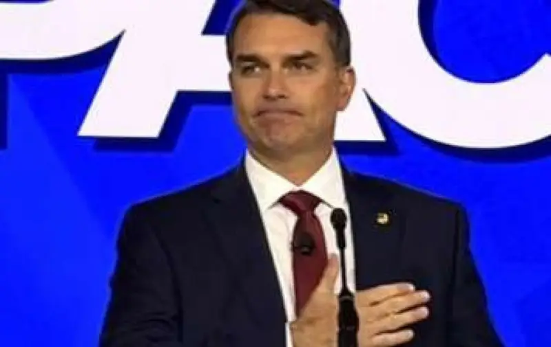 Flávio Bolsonaro fez um apelo direto e público. O senador usou o X para pedir reação. Mas reação a quê, exatamente? Segundo a mensagem, ele quer defesa contra o que chamou de mentiras criminosas da esquerda. A frase foi curta, mas o tom foi claro. Flávio afirmou que precisa muito de todos o defendendo. E foi além no pedido. Disse também que é preciso esfregar a verdade na cara deles. Quem são eles nessa fala? Pelo conteúdo publicado, o alvo é a esquerda. O apelo surge em meio a um ambiente de disputa política intensa. Mas o que torna essa manifestação relevante? O ponto central é que Flávio apresentou o pedido como uma convocação ampla. Não foi uma fala reservada a aliados próximos. Foi uma mensagem aberta, com chamado direto à militância e aos apoiadores. E por que isso chama atenção agora? Porque o texto divulgado associa essa fala a um movimento de união dentro da direita. A publicação afirma que Flávio rompeu o silêncio ao acabar com brigas internas. Isso sugere uma tentativa de reorganizar o campo conservador. Mas essa reorganização já aparece de forma concreta? O conteúdo aponta que Flávio vem sendo tratado como uma realidade política. A publicação também menciona pesquisas. Segundo o texto, esses levantamentos mostrariam crescimento do senador contra o petista Lula. Esse detalhe muda o peso da convocação? Muda porque o apelo deixa de parecer apenas defensivo. Ele passa a ter também um sentido de mobilização política. Não seria só responder ataques. Seria também consolidar espaço. E há outro elemento citado. A publicação diz que, em poucas visitas pelo país, Flávio já atraiu multidões. O que isso indica dentro da narrativa apresentada? Indica tentativa de mostrar capilaridade e força popular. Ou seja, o pedido por defesa não aparece isolado. Ele vem acompanhado de sinais de expansão política. Mas há uma contradição que chama atenção no meio disso tudo. Se o nome cresce e atrai público, por que o tom ainda é de urgência? A resposta está no próprio discurso. Flávio fala em mentiras criminosas da esquerda. Isso mostra que, para ele e seus apoiadores, o avanço político não elimina o confronto. Pelo contrário. Quanto maior a exposição, maior seria a necessidade de reação organizada. E é aí que o texto aperta o foco. A convocação não é apresentada como algo simbólico. Ela é tratada como participação ativa. O leitor é chamado a entrar nesse movimento em defesa do país. Esse é o ponto mais importante? Quase. Antes, há um detalhe que reforça o sentido de campanha. O conteúdo informa que foram divulgadas as primeiras camisetas de apoio a Flávio. Esse item aparece como sinal visível de engajamento. Não é apenas discurso nas redes. É tentativa de transformar apoio em identidade pública. Então qual é o núcleo da mensagem? O núcleo é simples. Flávio Bolsonaro fez um chamado para que apoiadores o defendam publicamente contra ataques da esquerda. Ao mesmo tempo, a publicação tenta apresentar esse apelo como parte de um crescimento político maior. No fim, o recado combina duas frentes. Defesa contra adversários e mobilização de base. E isso ajuda a entender o tom adotado. Não se trata apenas de uma postagem. Dentro do conteúdo divulgado, a fala é usada para sustentar a ideia de que Flávio quer unir a direita, reagir à esquerda e ampliar presença no debate nacional. É justamente essa combinação que explica a convocação. Primeiro, pedir defesa. Depois, transformar apoio em ação. E, por fim, dar a esse movimento um sentido político mais amplo.