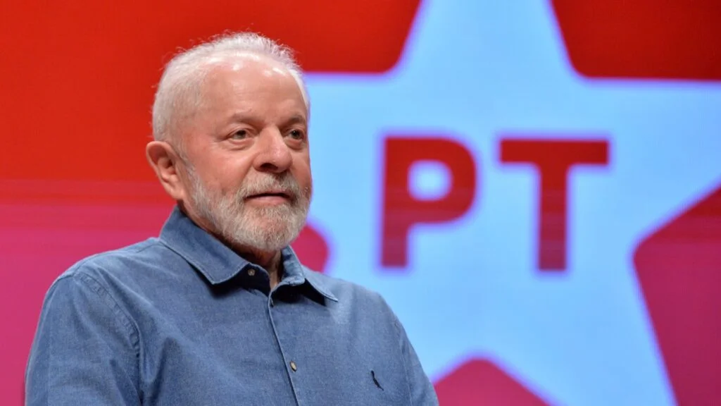 O PT decidiu mexer em um dos centros mais sensíveis do poder. Mas o que isso significa, na prática? Em um manifesto voltado ao planejamento da campanha presidencial de 2026, o partido formalizou apoio a uma reforma do Judiciário. Por que isso chama atenção agora? Porque o texto surge em meio à preparação eleitoral da legenda e apresenta diretrizes para sustentar a reeleição de Lula. O documento entra em detalhes sobre essa reforma? Não muito. O manifesto cita a reforma do Judiciário como uma das seis frentes que o partido considera necessárias. Quais são essas frentes? O texto fala em reformas política e eleitoral, tributária, tecnológica, do Judiciário e administrativa. E há outro ponto defendido? Sim. O PT também defende o fim da jornada 6×1. O manifesto trata de temas recentes que tiveram grande repercussão? Não. Segundo o conteúdo divulgado, o texto ignora assuntos como Banco Master e INSS. E no que ele prefere se concentrar? Em propostas amplas, ligadas à continuidade do projeto político da sigla. Como o documento se apresenta? Com o título “Construindo o futuro: Manifesto do PT para seguir transformando o país”. E como ele começa? Com uma leitura do cenário global marcada por viés ideológico. De que forma isso aparece? O partido aponta avanço da direita em países europeus e norte-americanos. E qual é a crítica feita? O manifesto critica modelos econômicos que, segundo a legenda, concentram renda. O texto mostra resultados concretos de políticas da esquerda? Não. O conteúdo faz críticas, mas não detalha resultados concretos de governos alinhados ao campo esquerdista. Há mais pontos sensíveis no manifesto? Sim. O texto menciona a chamada desinformação e a atuação de interesses privados como riscos à democracia. Ele define critérios objetivos para isso? Não. Segundo o conteúdo divulgado, o manifesto não apresenta critérios objetivos para essas classificações. E por que esse detalhe importa? Porque o documento amplia acusações genéricas, mas evita explicar como essas categorias seriam aplicadas. O manifesto liga isso à eleição de 2026? Liga diretamente. O texto afirma que a reeleição de Lula seria decisiva para o futuro do Brasil. Só para o Brasil? Não. O partido também diz que isso seria importante para o chamado campo democrático internacional. Há críticas a outros países? Sim. O manifesto traz críticas à influência de potências como os Estados Unidos. E qual cenário internacional ele descreve? Um ambiente de instabilidade global, com conflitos, sanções e disputas geopolíticas. Mas há outro eixo importante no texto? Há. O PT também defende maior controle estatal sobre a exploração de terras raras. Por que isso aparece no manifesto? Porque o partido trata esses recursos como estratégicos para a transição energética e a soberania digital. O documento explica como isso seria feito? Não. O texto não detalha como pretende viabilizar economicamente essa proposta. E onde está a contradição central? No fato de o manifesto reunir promessas amplas, críticas ideológicas e defesa de mais intervenção estatal, mas sem explicar pontos decisivos. Como isso aparece no caso do Judiciário? O apoio à reforma é formalizado, mas sem detalhamento sobre alcance, método ou efeitos. E por que isso pesa politicamente? Porque mexer no Judiciário não é um tema lateral. É uma área central da estrutura institucional do país. Então qual é o ponto principal? O PT usou seu manifesto de pré-campanha para assumir, de forma oficial, a defesa de uma reforma do Judiciário. Isso veio isolado? Não. A proposta aparece ao lado de outras reformas e de uma narrativa que tenta justificar a continuidade do projeto petista. E o que o texto deixa para depois? Justamente o essencial. O partido anuncia direções amplas, evita temas incômodos do presente e não esclarece como pretende executar mudanças tão sensíveis. No fim, o que o manifesto revela? Que a estratégia do PT para 2026 já começou. E começou com um movimento claro. Blindar a reeleição de Lula com um pacote político amplo, ideológico e estatal, no qual a reforma do Judiciário já foi colocada oficialmente na mesa.