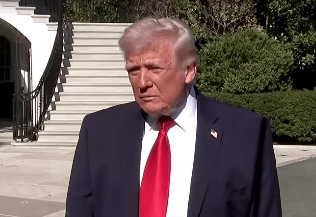 O ataque ganhou um novo elemento poucas horas depois. O que Donald Trump disse sobre o atirador? Em entrevista à Fox News, o presidente afirmou que o homem teria escrito um manifesto anticristão. Quem é o suspeito citado? Segundo as informações divulgadas, trata-se de Cole Tomas Allen, de 31 anos. O que mais Trump afirmou sobre esse texto? Ele disse que o atirador “tinha ódio no coração”. Esse manifesto já esclarece a motivação do ataque? Não completamente. Por quê? Porque, segundo os investigadores, a motivação por trás do ataque ainda não está clara. Então o que se sabe com mais segurança até agora? Que o irmão de Allen procurou a polícia antes do tiroteio. O que ele relatou? De acordo com a Casa Branca, Allen havia enviado a familiares um suposto manifesto. E o que esse documento descreveria? A intenção de atacar funcionários do governo americano. Onde isso aconteceu? Durante um jantar com jornalistas, evento do qual Trump participava. Trump estava no local no momento do ataque? Sim. O que ocorreu com ele? O presidente precisou ser retirado às pressas. Ele aceitou a retirada sem resistência? Não exatamente. O que ele disse depois? Afirmou que queria continuar no evento e fazer seu discurso. Então por que saiu? Porque, segundo ele, foi prudente seguir o protocolo do Serviço Secreto. O jantar foi mantido? Não. O evento foi adiado para maio. Trump comentou como teria falado se pudesse voltar? Sim. O que ele disse? Que faria um discurso completamente diferente do preparado. Diferente em que sentido? Segundo o próprio presidente, seria “um discurso de amor” e pacificação no país. Mas esse não foi o único ponto que chamou atenção. Qual foi? A forma como o suspeito foi contido antes de entrar no salão. O que Trump disse sobre isso? Classificou como “excepcional” o trabalho do Serviço Secreto e das forças policiais. O atirador chegou a entrar no salão do evento? Não. Ele foi detido antes de adentrar o espaço. Mesmo assim houve ferido? Sim. Um agente foi atingido. Qual foi a gravidade? Ele não ficou ferido porque usava colete à prova de balas. O que o suspeito carregava? Uma espingarda, uma pistola e diversas facas. Isso encerrou a discussão sobre a segurança? Pelo contrário. O episódio expôs uma vulnerabilidade importante no hotel. Que vulnerabilidade foi essa? Os participantes precisavam passar por detectores de metal para entrar no salão. E onde estava o problema? Para entrar no hotel, bastava apresentar o ingresso. O hotel estava isolado para o evento? Não. Ele também permanecia aberto aos hóspedes. E por que esse detalhe pesa tanto? Porque Allen estava hospedado no hotel. Quantas pessoas participavam do jantar? Cerca de 2.600 participantes, segundo a Reuters. Havia forte aparato de segurança? Sim. Centenas de agentes de órgãos como Serviço Secreto e FBI atuavam na proteção. Mesmo com esse esquema, o caso levantou dúvidas? Sim. Principalmente sobre o controle de acesso ao prédio. Trump comentou essa dificuldade? Comentou. Ele reconheceu a complexidade de garantir segurança em eventos com alta concentração de autoridades. Houve mais alguma declaração dele sobre a estrutura? Sim. Mais cedo, na Truth Social, afirmou que o incidente não teria acontecido no salão de eventos que está construindo na Casa Branca. Que obra é essa? Uma reforma na Ala Oeste, descrita como a maior no espaço desde o fim da década de 1940. Quando ela começou? Em setembro de 2025. E por que isso voltou ao debate agora? Porque a obra vem sofrendo intervenções judiciais que paralisam o ritmo da construção. Trump ligou o episódio a outro impasse? Sim. Ele também destacou que agentes de segurança não estão sendo pagos. A que ele atribuiu isso? A uma paralisação do Departamento de Segurança Interna, que atribuiu ao Partido Democrata. Mas, no fim, qual é o ponto central revelado por Trump? Que o suspeito teria deixado um manifesto com conteúdo anticristão. Isso fecha o caso? Não. O conteúdo citado por Trump adiciona um elemento relevante. Mas a motivação oficial do ataque ainda segue indefinida para os investigadores. E o que o episódio deixa como marca imediata? Um presidente retirado às pressas, um suspeito armado dentro do hotel e uma falha de acesso que agora domina as perguntas mais incômodas.