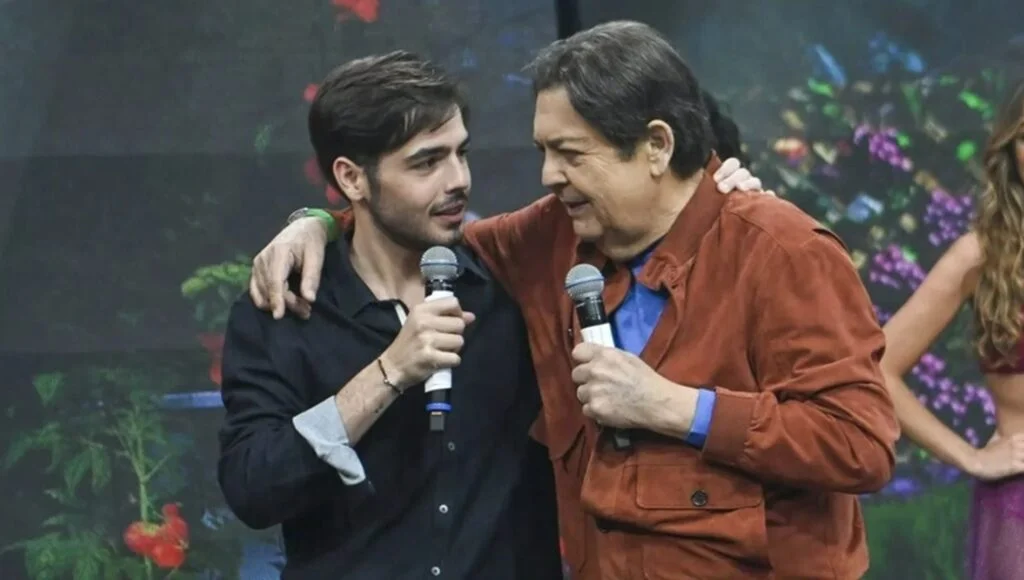 Crescer com um sobrenome famoso não apaga a pressão. Às vezes, aumenta tudo. Como lidar com críticas quando o público já chega com opinião pronta? Foi esse ponto que João Silva abordou ao falar sobre a própria trajetória e os conselhos que recebeu de Fausto Silva. O que mais pesou nessa fala? A exposição desde cedo. João contou que cresceu muito próximo do pai e relembrou uma rotina constante ao lado dele. Que rotina era essa? Segundo o apresentador, ele jantava com o pai todos os dias, de segunda a sexta. E ainda tinha um espaço especial no fim de semana. Por que isso chama atenção? Porque a lembrança não foi só afetiva. Ela ajuda a explicar de onde vieram os aprendizados que ele diz carregar até hoje. Qual era esse momento especial? João afirmou que o sábado funcionava como o seu domingo. Ele gostava de ir aos Estúdios Globo e sair para jantar depois. O que ele tirou dessa convivência? A ideia de que teve um grande privilégio dentro da própria família. Ele reconheceu isso de forma direta ao falar dos pais. Mas ele tratou só de privilégio? Não. Ele também falou de cobrança, críticas e da necessidade de construir a própria carreira sob observação pública. E como ele separa os conselhos do pai? Em dois campos. De um lado, o profissional. Do outro, o pessoal. No lado profissional, o que mais marcou? A atenção ao público. João disse que o pai sempre ensinou a pensar no que o público quer, até na hora de formular uma pergunta. Por que esse detalhe importa? Porque não se trata apenas de presença em cena. Envolve leitura de ambiente, timing e capacidade de conduzir um programa. Que característica de Faustão ele destacou? A espontaneidade. João também citou a facilidade que o pai tinha para improvisar e para apagar incêndio. O que isso revela? Que, para ele, apresentar não é só seguir roteiro. É reagir bem quando algo sai do previsto. E no campo pessoal, o que apareceu? Valores ligados à forma de tratar os outros e de enxergar responsabilidades no dia a dia. Qual conselho ganhou mais peso? Uma frase que ele associa à família. “Antes que você faça caridade, faça justiça”. Por que essa frase se destaca? Porque muda o foco. Em vez de falar apenas de gesto pontual, ela aponta para responsabilidade e equilíbrio nas relações. Mas houve outro alerta importante? Sim. João contou um conselho sobre decisões tomadas em momentos extremos de emoção. Que conselho foi esse? Segundo ele, o pai dizia que, quando alguém está muito feliz ou muito triste, tende a errar ao decidir. O que isso acrescenta ao relato? Mostra um ensinamento mais prático, ligado ao autocontrole e à necessidade de frear impulsos. E como ele lida com elogios e ataques? Foi aí que surgiu uma das falas mais diretas da entrevista. O que ele disse? Que a pessoa não é nem o pior que falam, nem o melhor que falam. A saída, segundo o conselho citado, é buscar a média. Por que essa ideia chama atenção no meio da entrevista? Porque ela toca no centro do problema de quem vive exposto. A imagem pública oscila o tempo todo. E onde entra a contradição? No fato de João reconhecer o privilégio da origem, mas ao mesmo tempo mostrar que isso não elimina pressão, julgamento e comparação. Então qual é o ponto principal de tudo isso? João Silva apresentou os conselhos de Faustão como uma espécie de bússola para atravessar fama, críticas e decisões difíceis. Que bússola é essa? Pensar no público no trabalho. Manter senso de justiça na vida pessoal. E não se perder nem no elogio, nem na crítica. No fim, o que a fala dele revela? Que os aprendizados passados por Fausto Silva, segundo João, não ficaram só na televisão. Eles viraram referência para lidar com exposição, privilégio e responsabilidade sem ignorar o peso de cada escolha.