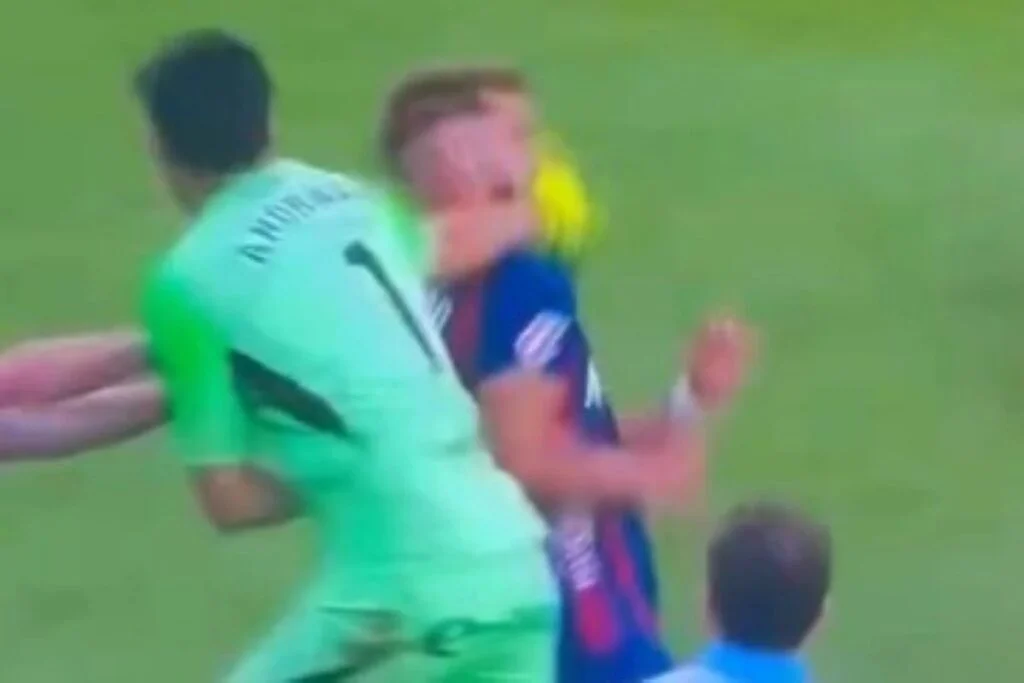 A expulsão não encerrou a confusão. Ela piorou tudo. O que aconteceu em Huesca x Zaragoza? O goleiro Esteban Andrada, do Real Zaragoza, se envolveu em um lance que saiu do controle na 37ª rodada da Segunda Divisão Espanhola. Como a confusão começou? Andrada levou o segundo cartão amarelo após empurrar Jorge Pulido, zagueiro e capitão do Huesca. E o que veio depois da expulsão? A reação foi imediata e ainda mais grave. Já fora do jogo, Andrada correu em direção a Pulido e deu um soco no rosto do defensor. Por que o lance chamou tanta atenção? Porque a expulsão, que já era um momento tenso, não encerrou o conflito. Ela virou o gatilho para uma agressão direta em campo. Quem foi atingido? Jorge Pulido, capitão do Huesca, foi o jogador atingido no rosto pelo goleiro do Zaragoza. Em que contexto isso aconteceu? O duelo era válido pela 37ª rodada da LaLiga 2, a Segunda Divisão da Espanha. E o cenário do jogo ajudava a aumentar a pressão? Sim. As duas equipes vivem situação delicada na tabela. O Huesca aparece em 19º lugar. O Zaragoza está ainda abaixo, em 21º. Qual foi o resultado da partida? O Huesca venceu por 1 a 0. Esse placar ajuda a entender o clima? Ajuda a mostrar o peso do confronto. Era um jogo entre equipes pressionadas e mal colocadas. Mas o centro da história não foi o resultado. Foi a sequência entre o segundo amarelo, a expulsão e o soco. Quem é Esteban Andrada? É um goleiro argentino de 35 anos. Foi revelado pelo Lanús. Por onde mais ele passou? Andrada também atuou por Arsenal de Sarandí, Boca Juniors e Monterrey. Por que esse detalhe importa? Porque se trata de um jogador experiente, com trajetória conhecida no futebol sul-americano e internacional. E justamente aí aparece a contradição do lance. Qual contradição? A de um atleta rodado, acostumado a jogos grandes, perder o controle logo após a expulsão. Não foi um choque de jogo qualquer. Foi uma reação depois da decisão da arbitragem. O que exatamente motivou o cartão vermelho? Primeiro veio o empurrão em Pulido. Como já tinha amarelo, Andrada recebeu o segundo e foi expulso. Então o soco aconteceu depois? Sim. Segundo o relato, após ver o cartão vermelho, ele se revoltou. Na sequência, partiu em direção ao adversário e acertou o rosto do zagueiro. Por que o episódio repercute tanto? Porque lances de indisciplina já chamam atenção. Mas agressão após expulsão eleva o caso a outro nível. O goleiro já estava fora da partida. Ainda assim, voltou ao foco da cena da pior forma possível. E o que fica como imagem do jogo? Não apenas a vitória do Huesca por 1 a 0. Nem só a situação apertada dos dois clubes na tabela. A imagem que domina o pós-jogo é a do momento em que Andrada, expulso, corre para agredir Pulido. Esse foi o ponto central da partida? Perto do fim, sim. O resultado teve peso para a classificação. Mas o episódio que marcou o confronto foi a agressão do goleiro do Zaragoza no capitão do Huesca. Por que isso resume a noite? Porque tudo mudou em segundos. Um empurrão virou segundo amarelo. O segundo amarelo virou expulsão. E a expulsão terminou em soco no rosto. No fim, o jogo teve um vencedor no placar. Mas a cena que ficou foi a da revolta de Andrada saindo do limite e transformando tensão em agressão.