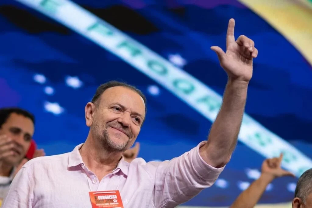 O recado foi direto e expôs um problema que o PT já não consegue esconder. Durante o encerramento do 8º Congresso Nacional do partido, em Brasília, o presidente nacional da sigla, Edinho Silva, afirmou que o PT precisa ter humildade para se aproximar de dois grupos específicos da sociedade: os evangélicos e os motoristas de aplicativo. A fala não surgiu por acaso. Ela veio acompanhada de uma admissão mais ampla, a de que o partido precisa ouvir mais a população e entender por que tem perdido espaço justamente em áreas onde antes dizia ter forte identificação. Mas o que essa declaração realmente revela? Antes de tudo, mostra que o PT reconhece uma dificuldade concreta de diálogo com parcelas importantes do país. E não se trata apenas de uma disputa eleitoral abstrata. Quando Edinho diz que o partido não pode “ficar irritado” ao perder votos na periferia, ele admite que existe um afastamento entre a legenda e setores que, por muito tempo, estiveram no centro do seu discurso político. A pergunta inevitável é simples: por que o PT sente agora a necessidade de fazer essa autocrítica? A resposta está na própria fala do dirigente. Segundo ele, o partido precisa ir até as periferias e perguntar por que moradores que o PT diz querer representar “não querem conversar” com a sigla neste momento. A frase chama atenção porque inverte a lógica que durante anos dominou parte do discurso petista. Em vez de presumir apoio automático, Edinho reconhece que esse vínculo se enfraqueceu. E há outro ponto importante. Ao citar os evangélicos e os motoristas de aplicativo, Edinho aponta para dois segmentos que cresceram em relevância social e política e que escapam, em grande medida, das fórmulas tradicionais da esquerda. Os evangélicos têm forte presença nas periferias e influência crescente no debate público. Já os motoristas de app representam uma nova realidade do trabalho urbano, marcada por autonomia, informalidade e demandas próprias. Ignorar esses grupos tem custo político. O PT agora admite isso. No meio dessa tentativa de correção de rota, surgiu uma contradição que ajuda a explicar o tamanho do problema. Edinho afirmou que, por causa das redes sociais, muitas vezes a militância fica apenas no ambiente digital e deixa de ter presença nos territórios. Em outras palavras, o partido reconhece que trocou parte da atuação de base por uma militância mais concentrada na internet. E isso, segundo ele, enfraqueceu a organização popular. Por que isso importa tanto? Porque o próprio PT construiu sua identidade histórica em cima da presença territorial, da organização de base e do contato direto com comunidades, sindicatos e periferias. Quando o presidente do partido diz que é preciso “voltar” a priorizar nucleação e organização de base, ele está admitindo que algo essencial foi deixado para trás. Não é um detalhe. É uma confissão política relevante. Edinho também afirmou que o manifesto aprovado no congresso aponta nessa direção. Para ele, as redes são importantes, mas não substituem a organização popular. A fala tenta reposicionar o partido, mas também expõe um dilema: se o PT precisa voltar à base, é porque a base já não responde como antes. O cenário fica ainda mais simbólico pelo contexto do evento. O encerramento do congresso reuniu governadores, ministros e nomes de peso ligados ao campo governista e à esquerda. Ainda assim, o discurso que mais chamou atenção foi justamente o que reconheceu distância, perda de votos e dificuldade de diálogo com a sociedade real. Isso diz muito. No fim, o ponto principal apareceu com clareza. A fala de Edinho não foi apenas um chamado à humildade. Foi o reconhecimento de que o PT enfrenta desgaste em setores estratégicos, especialmente nas periferias, entre evangélicos e entre trabalhadores de aplicativo. E quando um partido precisa admitir publicamente que deve voltar a ouvir quem dizia representar, é porque o problema já deixou de ser pontual. A questão agora é outra: essa autocrítica vai produzir mudança concreta ou ficará apenas no discurso de congresso? O próprio Edinho deu a pista. Se o partido continuar falando mais para si mesmo do que para a sociedade, a distância tende a crescer. E o alerta, desta vez, veio de dentro.