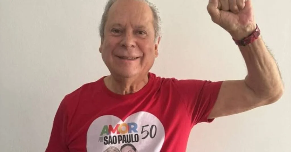 A proposta parece moralizadora, mas o nome por trás dela muda completamente o peso da discussão. Em meio à impopularidade do Supremo Tribunal Federal, o PT decidiu levar ao seu congresso partidário uma pauta que mira diretamente o Judiciário. Entre os pontos defendidos pela legenda estão a reforma do sistema de Justiça, o enfrentamento de privilégios corporativos de juízes, o aperfeiçoamento de códigos de ética e conduta nas cortes superiores, inclusive no STF, e o fortalecimento de mecanismos internos de autocorreção e responsabilização. Até aí, a iniciativa poderia soar como mais um movimento político para responder ao desgaste da Corte diante da opinião pública. Mas há um detalhe que altera o centro da história. Quem coordenou o grupo responsável por sugerir esse código de ética para ministros do Supremo foi José Dirceu. A escolha não é qualquer uma. Dirceu foi um dos principais nomes do PT atingidos pelo mensalão e, mais tarde, voltou a enfrentar a Justiça no contexto do petrolão. Ainda assim, é justamente ele o mentor de uma proposta que fala em ética, conduta e responsabilização no topo do Judiciário. Por que isso chama tanta atenção? Porque o próprio PT, agora empenhado em cobrar regras e autocorreção do STF, já atacou a atuação da Corte em momentos decisivos. Em 2014, quando integrantes históricos do partido mal haviam completado os primeiros seis meses de prisão pelo mensalão, o presidente Lula afirmou em entrevista a uma emissora estrangeira que o Supremo teria cedido a pressões políticas ao condenar nomes da legenda. A frase foi direta e ficou marcada. Segundo Lula, o mensalão teria tido “praticamente 80% de decisão política e 20% de decisão jurídica”. Naquele momento, a Lava-Jato ainda dava os primeiros passos. Anos depois, ela também alcançaria o próprio petista, que passaria 580 dias preso. O que o PT diz agora? No texto partidário, a legenda afirma que a experiência recente do país demonstrou que o uso político do sistema de Justiça fragiliza a democracia, compromete a credibilidade das instituições e pode ser tão nocivo quanto as práticas que pretende combater. A formulação tenta apresentar a proposta como uma defesa institucional. Mas a contradição salta aos olhos quando se observa quem conduz essa bandeira e o histórico do partido com o Supremo. E o que Dirceu defende exatamente? Na avaliação do ex-ministro, o ideal seria que o próprio STF promovesse uma autorreforma, como resposta aos projetos anti-Supremo que tramitam no Congresso. O movimento ocorre num momento em que, entre pré-candidatos ao Senado no campo da direita, o impeachment de ministros da Corte virou tema recorrente de campanha. É aí que a virada política aparece com mais nitidez. O PT, que por anos criticou decisões judiciais que atingiram seus quadros, agora tenta ocupar o espaço da reforma institucional do Judiciário. Ao mesmo tempo, busca se diferenciar das propostas mais duras vindas da direita contra ministros do Supremo. Em vez de impeachment, fala em código de ética. Em vez de confronto aberto, sugere autorreforma. Mas o desconforto permanece. Quem é, afinal, o mentor dessa proposta? José Dirceu foi condenado a mais de 30 anos de prisão no mensalão e no petrolão, antes de ter as sentenças do último caso anuladas. No mensalão, foi condenado por corrupção ativa, sob a acusação de subornar parlamentares de diferentes partidos para formar a base aliada do primeiro governo Lula. No petrolão, o então juiz Sergio Moro o condenou a mais de 23 anos por corrupção, lavagem de dinheiro e organização criminosa, ao acolher a tese de que ele teria sido beneficiário de 15 milhões de reais em propina de uma empreiteira ligada a contratos com a Petrobras. Esse processo acabou anulado. Dirceu sempre negou as acusações. O ponto principal, portanto, não está apenas no conteúdo da proposta, mas em sua autoria. O PT decidiu defender um código de ética para ministros do STF tendo como formulador central um de seus personagens mais emblemáticos e mais marcados por escândalos julgados justamente no sistema de Justiça que agora o partido diz querer aperfeiçoar. A pergunta final é inevitável. Trata-se de preocupação genuína com o funcionamento das instituições ou de mais uma tentativa de reposicionar politicamente um partido que, quando foi atingido, denunciou perseguição, e agora, diante do desgaste do Supremo, tenta vestir o discurso da correção? O fato concreto é que a legenda escolheu José Dirceu para liderar essa formulação. E esse detalhe, sozinho, já explica por que a proposta nasce cercada de desconfiança.