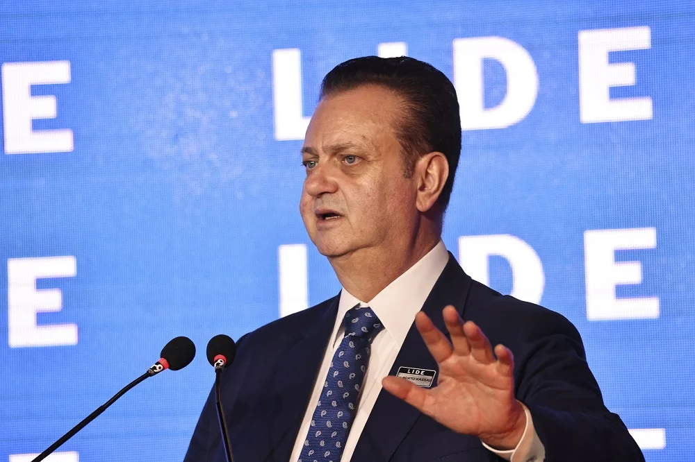 A crítica veio seca, direta e sem blindagem. Durante um almoço com empresários em São Paulo, o presidente nacional do PSD, Gilberto Kassab, fez um ataque duro ao ex-presidente Jair Bolsonaro e também reservou críticas ao atual governo Lula. A fala chamou atenção não apenas pelo conteúdo, mas pelo peso político de quem a fez e pelo ambiente em que foi dita. Em vez de um discurso protocolar, Kassab expôs uma avaliação contundente sobre os dois principais polos da política nacional. O ponto mais forte foi dirigido a Bolsonaro. Kassab afirmou que, ao assumir a Presidência em 2018, o então chefe do Executivo não tinha “nenhuma vocação para a vida pública”. A frase foi acompanhada de outra avaliação igualmente severa. Segundo ele, o desempenho pessoal de Bolsonaro ficou “muito aquém das expectativas dos brasileiros”, que esperavam algo “totalmente diferente”. A pergunta que surge é simples: o que Kassab apontou como razão para o governo ter chegado ao fim? A resposta dele foi clara. Na visão do dirigente do PSD, Bolsonaro contou com a ajuda de alguns ministros que sustentaram a administração. Kassab destacou especialmente Paulo Guedes, a quem chamou de “presidente da Economia”, dizendo que, entre 25 ministérios, ele era quem de fato comandava. Também citou Tarcísio de Freitas e Tereza Cristina como nomes importantes. E fez um complemento revelador ao encerrar a lista: “mas a gente vai ficando por aí”. Esse detalhe muda o peso da declaração. Kassab não apenas criticou Bolsonaro. Ele sugeriu que os méritos do governo estiveram concentrados em poucos auxiliares, e não na liderança do então presidente. Em outras palavras, separou a figura de Bolsonaro daquilo que considera ter funcionado em sua gestão. Mas a fala não parou no ex-presidente. Kassab também voltou sua análise para Lula. E aqui apareceu uma contradição política relevante. Ao mesmo tempo em que reconheceu programas conhecidos dos governos petistas, como Minha Casa, Minha Vida, Luz para Todos e Bolsa Família, ele atacou a forma como Lula conduz a máquina pública. Segundo Kassab, o petista “sabe gastar, mas não sabe administrar” para tornar o Estado mais eficiente. O que isso significa, na prática, segundo a fala do presidente do PSD? Significa que, para ele, o governo atual amplia despesas e aumenta o peso sobre quem produz, sem entregar uma estrutura pública mais eficiente. Kassab classificou como “brutal” o aumento da carga tributária no terceiro mandato de Lula. E foi ainda mais incisivo ao citar Lula e o ex-ministro da Fazenda Fernando Haddad, afirmando que ambos, “sem dó nem piedade”, impõem tributação sobre dividendos sem reduzir a carga das empresas. Essa comparação levou a outro ponto importante do discurso. Kassab colocou Paulo Guedes em posição mais favorável nesse debate. Disse que o ex-ministro do governo Bolsonaro ao menos teve o cuidado de propor a tributação de dividendos junto com a redução da tributação das empresas. A observação reforça uma crítica frequente ao governo Lula e ao campo progressista: aumentar impostos sem contrapartida concreta para aliviar o setor produtivo. Por que essa fala repercute tanto? Porque ela atinge os dois lados mais visíveis da disputa nacional. De um lado, Bolsonaro é retratado por Kassab como alguém sem vocação pública e com desempenho abaixo do esperado. De outro, Lula é descrito como um governante que gasta, mas não administra com eficiência, além de elevar a carga tributária de forma pesada. Perto do fim, fica claro qual foi o centro da mensagem. Kassab tentou marcar distância dos dois modelos. Ao criticar Bolsonaro pela falta de preparo e Lula pelo peso do Estado e dos impostos, o presidente do PSD desenhou uma posição de contraste. Não foi uma fala lateral. Foi uma intervenção política calculada, feita diante de empresários, com recados duros sobre liderança, gestão e tributação. No fim, a declaração deixa uma pergunta inevitável: se Bolsonaro decepcionou e Lula sobrecarrega, quem ocupará esse espaço de alternativa? Kassab não respondeu diretamente. Mas, ao atacar os dois polos, deixou evidente que quer participar dessa construção.