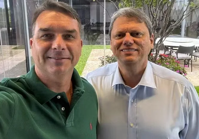 A crítica veio sem rodeios e diante de um dos públicos mais sensíveis ao tema. Na Agrishow, em Ribeirão Preto, o senador Flávio Bolsonaro afirmou que o governo do presidente Luiz Inácio Lula da Silva trata o agronegócio como “lixo”. A declaração foi feita ao lado do governador de São Paulo, Tarcísio de Freitas, diante de produtores e lideranças do setor, num discurso que misturou ataque direto ao Planalto, defesa do agro e projeção eleitoral para os próximos anos. Mas o que exatamente Flávio quis marcar com essa fala? A resposta apareceu em camadas. Primeiro, ao dizer que o agro “está no coração”, o senador rejeitou a narrativa que, segundo ele, tenta transformar produtores em vilões. Em seguida, elevou o tom ao afirmar que o governo federal pressiona o setor e prejudica quem produz no país. Para Flávio, o agronegócio ocupa papel central na economia brasileira e, por isso, não poderia ser tratado como alvo político ou ideológico. A fala não ficou apenas no campo simbólico. Flávio também criticou a forma como o governo tem lidado com o financiamento ao setor. O senador atacou o volume de recursos do programa federal voltado à compra de máquinas e equipamentos agrícolas e disse que esse modelo não responde ao problema real enfrentado por muitos produtores. Qual seria esse problema, segundo ele? O endividamento elevado, agravado por perdas provocadas por seca e enchentes. Foi nesse ponto que o discurso ganhou um elemento mais concreto. Em vez de novos financiamentos para aquisição de máquinas, Flávio defendeu linhas de crédito voltadas ao fluxo de caixa. A mensagem foi clara: para ele, o produtor precisa de fôlego para continuar operando, e não de mais compromissos financeiros num cenário já pressionado. Ao chamar de “insanidade” a forma como o setor é tratado, o senador procurou reforçar a ideia de que o governo Lula estaria desconectado da realidade do campo. E por que essa crítica tem peso político maior do que parece à primeira vista? Porque ela foi feita num ambiente em que o agro não é apenas um setor econômico, mas também um espaço de influência política. Ao falar para esse público, Flávio não apenas atacou Lula. Ele também tentou consolidar uma ponte com uma base que vê com desconfiança o governo petista e suas prioridades. Quando afirma que o governo tenta “asfixiar o agro”, o senador transforma a divergência sobre crédito e política setorial em confronto político mais amplo. No meio do discurso, porém, surgiu um detalhe que mudou o foco e reativou a atenção do evento. Flávio elogiou Tarcísio de Freitas e disse que o governador tem, sim, plena capacidade de ser presidente do Brasil. Mais do que um elogio protocolar, a fala soou como sinalização de futuro. “E, se Deus quiser, ainda vai ser um dia”, declarou. Afinal, Flávio estava falando de si ou de Tarcísio? Dos dois. Embora seja pré-candidato à Presidência, o senador afirmou que não esperava assumir essa condição. Disse que o nome natural seria o do ex-presidente Jair Bolsonaro. O cenário, no entanto, mudou com a inelegibilidade de Bolsonaro e com sua condenação pelo Supremo Tribunal Federal. Nesse contexto, Flávio se apresenta como opção, mas sem fechar a porta para o protagonismo futuro de Tarcísio. Essa combinação revela uma estratégia. Ao mesmo tempo em que se coloca na disputa, Flávio preserva a unidade do campo bolsonarista e reconhece a força de um aliado que segue bem posicionado. Em vez de disputa aberta, o discurso foi de continuidade e alinhamento. Isso ajuda a explicar por que a fala sobre Tarcísio teve tanto peso quanto o ataque a Lula. Perto do fim, veio o ponto principal. Mais do que uma crítica ao tratamento dado ao agronegócio, Flávio usou a Agrishow para desenhar um cenário político. Disse que, em 2027, Lula “vai ficar irrelevante”. A frase resume o objetivo central de sua participação no evento: transformar a insatisfação do agro com o governo em combustível para a próxima eleição presidencial. E como ele encerrou essa mensagem? Dirigindo-se diretamente ao público. “Basta gostar de você”, afirmou. A frase, curta, procurou passar a ideia de que a mudança política não dependeria de apoio pessoal a ele, mas da reação de cada cidadão diante do que considera errado. No fim, o discurso teve três eixos bem definidos. Um ataque frontal ao governo Lula por sua relação com o agronegócio, uma defesa do setor como motor da economia e uma sinalização sobre o futuro da direita, com Flávio no presente e Tarcísio no horizonte. Foi menos uma fala isolada e mais um recado político completo, dado no lugar certo, para o público certo, no momento em que a sucessão presidencial já começa a ganhar forma.