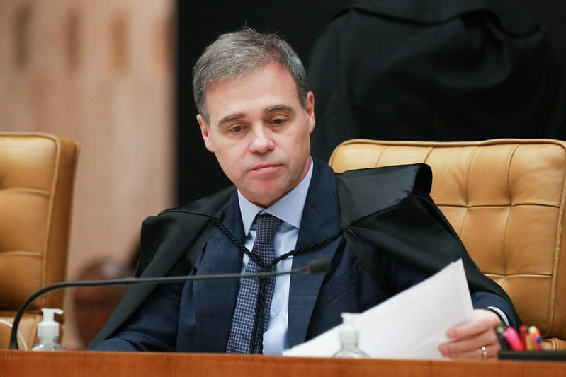 Pela segunda vez em apenas 40 dias, um voo com o ministro André Mendonça teve de ser interrompido antes mesmo de seguir viagem. Na manhã desta terça-feira, 28, o magistrado do Supremo Tribunal Federal estava entre os passageiros do voo LA3203, da Latam, que sairia do Aeroporto de Congonhas, em São Paulo, com destino a Brasília. O embarque ocorreu, mas a aeronave precisou ser substituída após a identificação de falhas antes da decolagem. O resultado foi um atraso de cerca de 1h30 até que outro avião fosse disponibilizado. O que aconteceu exatamente? Segundo as informações divulgadas, o problema foi detectado ainda em solo, antes da partida. A troca da aeronave permitiu que o voo seguisse depois, já em outro equipamento. A chegada a Brasília ocorreu sem intercorrências, por volta das 10h30. A companhia aérea afirmou que a operação ocorreu com segurança. Em nota, a Latam disse que houve necessidade de manutenção não programada e declarou ter prestado assistência aos clientes. Também reforçou que segurança é sua maior prioridade e que manutenções e verificações técnicas seguem protocolos internacionais para garantir a integridade e a confiabilidade das operações. A pergunta que surge de imediato é simples: por que esse novo episódio chama tanta atenção? Porque não se trata de um caso isolado na rotina recente do ministro. Há apenas 40 dias, Mendonça já havia enfrentado outro problema em voo comercial. Na ocasião anterior, em 19 de março, ele viajava também pela Latam e estava acompanhado do ministro Luiz Fux. A aeronave teve o voo cancelado por medida preventiva, segundo a empresa, diante da necessidade de inspeção técnica. Naquele episódio, foram apontados possíveis danos provocados por colisão com ave no voo anterior do avião. A companhia esclareceu, à época, que a decisão foi tomada antes do pushback, a manobra que antecede o taxiamento, e afirmou que não houve falha mecânica nem decolagem abortada. Então os dois casos são iguais? Não exatamente. O ponto em comum é que ambos envolveram problemas detectados antes da decolagem e terminaram sem danos aos passageiros. Mas as justificativas apresentadas foram diferentes. No caso mais recente, a Latam falou em manutenção não programada. No episódio de março, a explicação foi a necessidade de inspeção técnica após possível colisão com ave. Há, porém, um detalhe que amplia o peso político e institucional desses episódios. André Mendonça é relator de investigações consideradas sensíveis para os rumos da política e da criminalidade no país. Seu nome está ligado à condução de casos de grande repercussão, incluindo apurações sobre corrupção bilionária envolvendo a cúpula do poder público nacional, nos escândalos do Banco Master e do roubo a aposentados e pensionistas do INSS. É justamente aí que a repetição dos incidentes passa a gerar ainda mais atenção. O ministro já lidou neste ano com boatos que levantaram teses de sabotagem. Não há, no entanto, qualquer confirmação apresentada no conteúdo enviado de que os episódios tenham relação entre si ou de que exista ação deliberada por trás dos problemas registrados. O fato concreto é outro: em menos de um mês e meio, dois voos comerciais em que ele estava foram afetados por questões técnicas antes da decolagem. Outra pergunta inevitável é se Mendonça pretende mudar sua rotina de viagens. Desde que tomou posse no STF, em dezembro de 2021, o ministro optou por continuar usando voos de carreira. Ele se recusa a utilizar a prerrogativa de viajar em aeronaves da Força Aérea Brasileira, benefício disponível ao cargo. A escolha contrasta com o padrão de autoridades que recorrem à estrutura oficial, muitas vezes cercadas de privilégios pagos pelo contribuinte. Diante da nova ocorrência, a assessoria de imprensa do STF foi questionada sobre três pontos: se os episódios levarão o ministro a adotar alguma cautela adicional, se existe possibilidade de passar a usar voos da FAB e como ele está após os incidentes. Até a última atualização da reportagem original, não havia resposta. No fim, o dado mais relevante é também o mais direto. André Mendonça, ministro do STF e relator de investigações de alto impacto, enfrentou pela segunda vez em 40 dias problemas em aeronaves comerciais antes da decolagem. Nos dois casos, os voos não seguiram como previsto. Nos dois, a justificativa foi técnica. E, por enquanto, permanece sem resposta uma questão central: depois de dois alertas em tão pouco tempo, sua rotina de deslocamentos continuará exatamente a mesma?