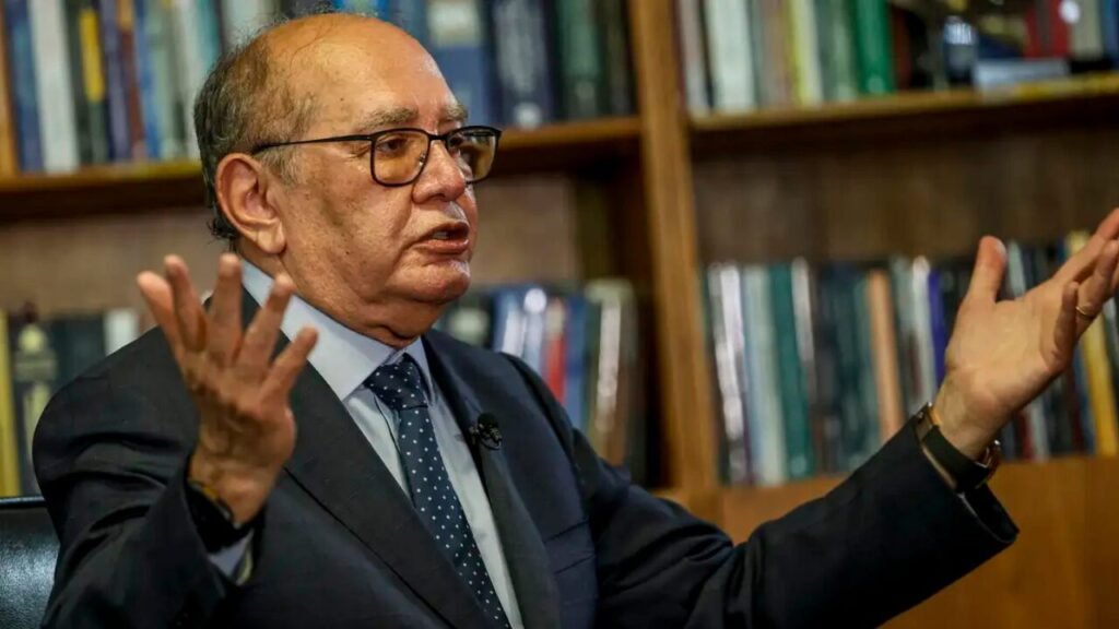 Bastaram poucas frases para expor um problema que já não cabe mais no silêncio institucional. Aos 70 anos, Gilmar Mendes é o ministro mais antigo do Supremo Tribunal Federal. Pela posição que ocupa, seria natural esperar dele o peso da moderação, da sobriedade e do equilíbrio. Mas o histórico reunido ao longo dos anos aponta em outra direção. Em vez de esfriar crises, o decano do STF frequentemente escolhe palavras que ampliam conflitos, personalizam disputas e empurram a Corte ainda mais para o centro do embate político. O padrão chama atenção justamente porque não se trata de um episódio isolado. A pergunta que surge é simples: quando um ministro do Supremo fala, ele fala apenas por si ou carrega junto a autoridade da instituição? No caso de Gilmar, a resposta parece aparecer nas próprias reações que suas declarações provocam. E elas quase sempre vêm acompanhadas de constrangimento, contestação e novo desgaste. Um dos momentos mais emblemáticos ocorreu em março de 2018, em Lisboa. Ao ser questionado por um repórter sobre quem havia pago sua viagem a Portugal, Gilmar reagiu com agressividade e mandou que o jornalista devolvesse a pergunta ao editor. Depois negou que o STF tivesse custeado a passagem, mas não esclareceu de imediato a origem dos recursos. O que poderia ser resolvido com transparência virou confronto. Esse estilo se repetiu com força durante os embates sobre a Lava Jato. Em 2019, no plenário do Supremo, ao discutir a competência da Justiça Eleitoral em casos ligados a caixa dois, Gilmar acusou investigadores de Curitiba de pressionar a Corte com “método de gângster”. Na mesma sessão, elevou ainda mais o tom ao chamar integrantes do Ministério Público de “gentalha despreparada” e “cretinos sem pensamento estratégico”. A crítica institucional deu lugar ao ataque pessoal. Mas por que isso importa tanto? Porque não se trata de um comentarista de televisão ou de um militante partidário. Trata-se de um ministro do STF, tribunal que deveria funcionar como referência de contenção verbal e segurança jurídica. Quando a linguagem desce ao insulto, a autoridade do cargo sobe junto no estrago. Em 2023, no programa Roda Viva, Gilmar ampliou o alvo. Disse que “Curitiba gerou Bolsonaro” e que a cidade teria “o germe do fascismo”. Depois afirmou que se referia à chamada “República de Curitiba”, e não à cidade em si. Ainda assim, a frase já havia produzido o efeito esperado: indignação pública e novo foco sobre o comportamento do ministro, não sobre o mérito da crítica. A virada mais reveladora talvez esteja no fato de que os alvos mudam, mas o método permanece. Antes, procuradores, juízes e personagens da Lava Jato. Agora, também adversários políticos e críticos do Supremo. Em abril de 2024, ao relatar encontro com Sergio Moro, Gilmar afirmou ter dito ao ex-juiz que ele e Deltan Dallagnol “roubavam galinhas juntos”. Em dezembro do mesmo ano, voltou a atacar os investigadores da operação, chamando-os de “microcéfalos” e de gente com “cérebro de minhoca”. E ainda contou, com orgulho, que é visto como “profeta” por ter reagido antes dos demais ao que considera abusos da força-tarefa. A pergunta inevitável é outra: há limite? Em abril de 2025, durante julgamento sobre a Lei de Improbidade Administrativa, Gilmar afirmou que membros do Ministério Público agiam movidos por “mórbida patologia psíquica”. Pouco depois, na comemoração dos 135 anos do STF, ironizou Sergio Moro ao sugerir que o senador talvez não soubesse escrever corretamente a palavra “tigela”. O ambiente solene da Corte virou palco para provocações. Nos últimos dias, o foco passou a ser Romeu Zema. Após o governador publicar um vídeo satírico com bonecos representando figuras do STF, Gilmar reagiu em tom de deboche. Disse que Zema falava um “dialeto próximo do português” e ironizou o sotaque mineiro, comparando-o a uma língua do Timor Leste. No dia seguinte, foi além ao usar um exemplo que soou como insinuação sobre a sexualidade do governador. Depois pediu desculpas. Mas o dano já estava feito. E houve ainda outro episódio recente, talvez um dos mais duros. Ao comentar relatório da CPI do Crime Organizado que sugeria seu indiciamento, Gilmar associou o documento a um “quê de lavajatismo” e atacou Rodrigo Janot com uma frase sobre suposta embriaguez no meio da tarde. Em seguida, justificou o excesso como “compromisso com a história”. É justamente aí que está o ponto central. Gilmar Mendes não apenas fala de forma agressiva. Ele frequentemente apresenta seus excessos como virtude, como se a falta de freio fosse prova de lucidez superior. Num Supremo já pressionado por críticas, esse comportamento aprofunda a percepção de distanciamento, arrogância e privilégio. E quando isso parte do ministro mais antigo da Corte, o problema deixa de ser apenas pessoal. Passa a atingir a imagem da própria instituição. No fim, a questão não é se um ministro pode ter opinião. É se pode usar o peso do cargo para incendiar o debate, humilhar adversários e depois tratar tudo como gesto de grandeza. Pelos episódios acumulados, Gilmar parece já ter dado sua resposta. O país é que ainda segue lidando com as consequências.