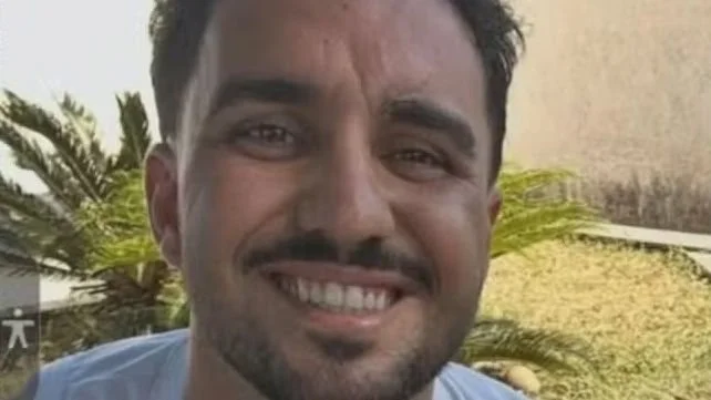 Tudo aconteceu em segundos, diante de uma criança de sete anos. Um homem de 28 anos foi morto a tiros durante uma tentativa de assalto em São Cristóvão, na zona norte do Rio de Janeiro, enquanto levava o filho para a escolinha de futebol. O menino estava no banco de trás do carro e não foi ferido. A cena, por si só, já seria suficiente para chocar. Mas o caso expõe algo ainda maior: a sensação de insegurança que se espalha por uma das áreas mais movimentadas da cidade. Quem era a vítima? Marcos Vinícius Cerqueira Oliveira dirigia pela rua Dulce Rosalina na tarde de terça-feira, 28, quando foi surpreendido por assaltantes, segundo relatos de testemunhas. Ele levava o filho, de sete anos, para uma atividade que fazia parte da rotina da família. A criança treina nas categorias de base do Vasco da Gama. O que aconteceu depois dos tiros? Marcos Vinícius chegou a ser socorrido. O Corpo de Bombeiros foi acionado, e ele foi encaminhado ao Hospital Municipal Souza Aguiar, no centro do Rio. Mesmo com o atendimento, não resistiu aos ferimentos. O filho, que presenciou tudo de dentro do carro, saiu fisicamente ileso. A Polícia Militar informou que agentes do 4º BPM, de São Cristóvão, foram chamados para a ocorrência. Ao chegarem ao local, receberam de testemunhas a informação de que o homem havia sido vítima de uma tentativa de roubo. O caso foi registrado na Delegacia de Homicídios da Capital. A investigação já começou? Sim. Em nota, a Polícia Civil do Rio de Janeiro informou que realiza diligências para apurar a autoria e a motivação do crime. Até o momento, não foram divulgadas informações sobre os responsáveis. No meio da comoção, um dado chama atenção e ajuda a entender por que o caso provocou tanta indignação. Segundo o Instituto de Segurança Pública, a área atendida pelo 4º BPM, que inclui bairros como São Cristóvão, Mangueira, Estácio, Rio Comprido e o Centro, registrou 208 casos de roubo apenas em março deste ano. O número reforça o cenário de violência patrimonial e a pressão sobre moradores e motoristas que circulam pela região. Houve reação das autoridades? Após o crime, a Polícia Militar informou que o policiamento foi reforçado na área. A medida ocorre em meio ao impacto causado pela morte de Marcos Vinícius e pela repercussão do caso na comunidade. E como a família está sendo amparada? Nas redes sociais, a esposa da vítima, Camila, publicou uma homenagem ao marido. No texto, destacou a relação dele com os filhos e os planos que os dois construíam juntos. Ela escreveu que ele sempre será o amor de sua vida e afirmou que falará todos os dias aos filhos sobre o homem e o pai que ele foi. Também disse que nada do que construíram vai se perder. O apoio não ficou restrito à família e aos amigos mais próximos. O Vasco da Gama, clube em que o filho de Marcos Vinícius treina nas categorias de base, lamentou publicamente a morte. Em nota publicada na página oficial do X, o clube informou que oferece apoio integral à família, com acompanhamento contínuo das equipes de psicologia e serviço social. Também manifestou condolências a familiares e amigos. Amigos e parentes organizaram ainda uma vaquinha online para ajudar nas despesas da família. Até a publicação das informações, não havia detalhes sobre velório e enterro. Por que esse caso repercute tanto? Porque ele reúne, de forma brutal, elementos que atingem em cheio a vida cotidiana: um pai em deslocamento com o filho, uma atividade infantil interrompida pela violência e uma morte em plena luz do dia. Perto do fim, o que fica mais evidente não é apenas a tragédia individual, mas o retrato de uma cidade em que trajetos comuns podem terminar em luto. A principal revelação, no entanto, está justamente aí. Não se trata só de um crime isolado. A morte de Marcos Vinícius, diante do próprio filho, escancara o peso de uma rotina marcada pelo medo em uma região que já acumula centenas de registros de roubo. Enquanto a polícia tenta identificar os responsáveis, a família enfrenta a perda, e a cidade volta a encarar uma pergunta incômoda: até onde a violência já invadiu a vida mais comum de todas?