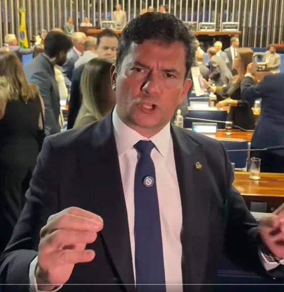 A frase foi direta, dura e carregada de recado político. Ao comentar a rejeição do nome de Jorge Messias para o Supremo Tribunal Federal, o senador Sergio Moro afirmou que “chega de STF tão ligado ao Lula”. A declaração não veio isolada. Ela surgiu logo após a votação no Senado Federal que barrou a indicação de Messias para a Corte. Para Moro, o resultado não foi apenas uma derrota de um nome escolhido pelo presidente da República. Foi, segundo ele, uma resposta institucional à forma como o Executivo tenta influenciar a composição do tribunal. Mas o que exatamente Moro quis dizer com isso? Na avaliação do senador, o país precisa de um Supremo “independente, vinculado apenas à lei e à Constituição”. A crítica, portanto, mira diretamente a relação entre o governo Lula e o STF, tema que há tempos alimenta desconfiança em parte do meio político e do eleitorado mais conservador. A fala também expõe um ponto sensível do atual cenário político. Quando um indicado ao Supremo é visto como excessivamente próximo do presidente que o escolheu, a discussão deixa de ser apenas jurídica e passa a ser institucional. É justamente aí que Moro tenta concentrar o debate. Para ele, a rejeição de Jorge Messias sinaliza que o Senado decidiu impor um limite. Por que o nome de Messias enfrentou resistência? Segundo Moro, a sabatina revelou contradições do indicado. O senador citou posições atribuídas a ele em temas como aborto, regulação da internet e interpretação da Lei das Estatais. Na leitura do parlamentar, esses pontos pesaram na decisão dos senadores e ajudaram a consolidar a rejeição. Essa parte do episódio chama atenção por um motivo importante. A disputa não ficou restrita à afinidade política com Lula. Moro procurou sustentar que houve também questionamentos de mérito, ligados a temas de forte impacto público e institucional. Em outras palavras, a crítica não foi apresentada apenas como ideológica, mas como uma reação ao que ele considera incompatibilidades relevantes para alguém que buscava uma cadeira no Supremo. No meio dessa discussão, há uma contradição que Moro fez questão de destacar sem suavizar. O governo Lula, que frequentemente fala em defesa das instituições, viu seu indicado ser rejeitado justamente por senadores que, na visão do ex-juiz, cobraram mais independência institucional. A mensagem implícita é clara: para seus críticos, fortalecer instituições não significa aproximá-las do Planalto, mas afastá-las de qualquer submissão política. E qual foi o peso histórico da votação? Moro classificou o episódio como uma “data histórica”. O motivo, segundo ele, é que não havia rejeição de indicados ao STF havia mais de um século. A observação reforça o tamanho político do revés para o governo e ajuda a explicar por que o caso rapidamente ultrapassou o campo técnico para se transformar em símbolo de confronto entre Senado, Planalto e Supremo. Ainda assim, Moro procurou fazer uma distinção. Apesar das críticas, afirmou respeitar Jorge Messias “como pessoa”. Ao mesmo tempo, deixou claro que considera o resultado uma vitória política. Essa separação entre crítica pessoal e embate institucional foi usada para reforçar a ideia de que o alvo principal não era a biografia do indicado, mas o que sua nomeação representaria. A posição do senador foi reiterada também nas redes sociais. Em mensagem publicada após a votação, ele escreveu: “Vitória histórica no Senado Federal da população brasileira. O AGU Jorge Messias foi rejeitado. Queremos um STF independente de Lula e do Poder Executivo, vinculado apenas à lei e à Constituição.” No fim, é esse o ponto central do episódio. A rejeição de Jorge Messias foi tratada por Sergio Moro como muito mais do que a derrota de uma indicação. Para ele, o Senado enviou um aviso ao governo Lula e ao campo político que tenta normalizar a proximidade entre Executivo e Supremo. A mensagem, em sua leitura, foi objetiva: o país não precisa de um STF alinhado ao presidente, mas de uma Corte realmente independente.