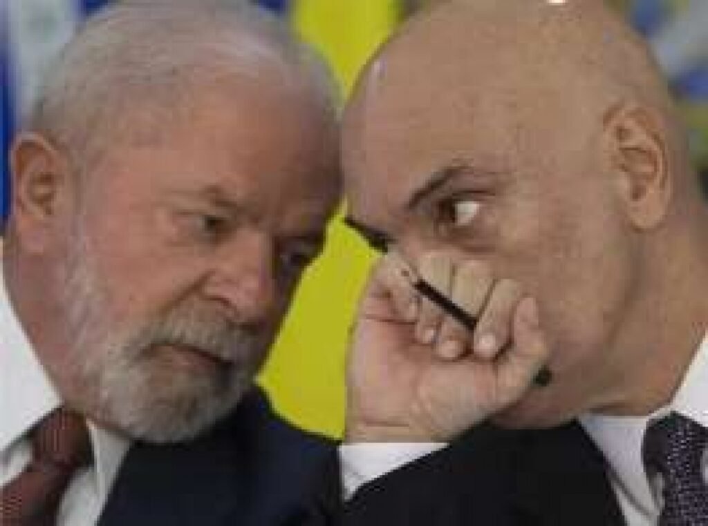 Uma declaração vinda dos **Estados Unidos** colocou de uma vez os nomes de **Alexandre de Moraes**, **Lula** e **Eduardo Bolsonaro** no centro de uma nova onda de repercussão política. Quem fez isso? **Jason Miller**, conselheiro de **Donald Trump** e figura conhecida no entorno do ex-presidente norte-americano. Mas o que exatamente ele disse para provocar tanta reação? A manifestação ocorreu no **X**, onde Miller usou palavras duras ao se referir ao ministro do **Supremo Tribunal Federal**. Ao falar de **Moraes**, ele o chamou de **“vigarista”**, elevando o tom de um embate que já vinha sendo acompanhado por setores da direita brasileira e por aliados internacionais de **Jair Bolsonaro**. E a crítica ficou restrita ao ministro? Não. Miller também atacou **Lula**, ampliando o alcance político da publicação. A fala não se limitou a uma discordância pontual ou a um comentário lateral. Ao incluir o presidente brasileiro no mesmo movimento de crítica, ele conectou sua mensagem a uma disputa mais ampla sobre os rumos do país. Então por que essa fala ganhou peso além de uma simples postagem? Porque **Jason Miller** não aparece como um comentarista qualquer. Ele é identificado como **conselheiro de Donald Trump** e como uma importante liderança política dos **EUA**, o que faz sua declaração ser lida como algo com potencial de reverberação internacional, especialmente entre grupos conservadores que acompanham de perto a política brasileira. E onde entra a parte sobre quem poderia “salvar o Brasil”? É justamente aí que a mensagem avança para o ponto mais sensível. Miller indicou **Eduardo Bolsonaro** como o nome capaz de cumprir esse papel. A menção não surgiu de forma isolada. Ela apareceu como resposta dentro de um contexto de críticas ao cenário político e institucional brasileiro, reforçando apoio ao deputado federal. Mas ele explicou por que fez essa escolha? Pelas informações disponíveis, o destaque foi a própria indicação de **Eduardo Bolsonaro** como a figura que poderia **“salvar o Brasil”**. Não há, no material informado, detalhamento adicional sobre argumentos desenvolvidos por Miller além da crítica a **Moraes**, do ataque a **Lula** e da defesa do nome de Eduardo. E qual foi o ambiente em que isso veio à tona? A repercussão se deu em meio à circulação da postagem atribuída a Miller no **X**, plataforma em que declarações políticas costumam ganhar velocidade e alcance imediato. Quando uma figura ligada a **Trump** usa termos tão agressivos e ainda aponta um nome brasileiro como solução, a reação tende a se espalhar rapidamente entre apoiadores, críticos e observadores da cena política. Havia mais alguma informação relevante no material original? Sim, aparecia uma menção a camisetas de apoio ao pré-candidato **Flávio Bolsonaro** e um convite para aquisição do produto. Mas isso não se relaciona diretamente ao núcleo da declaração política destacada no título. O foco está na fala de **Jason Miller**, na ofensa dirigida a **Moraes**, nas críticas a **Lula** e na indicação de **Eduardo Bolsonaro**. Então, afinal, o que foi revelado de forma direta? Que **Jason Miller**, conselheiro de **Donald Trump** e liderança política dos **Estados Unidos**, publicou no **X** uma mensagem em que chamou **Alexandre de Moraes** de **“vigarista”**, criticou **Lula** e afirmou que **Eduardo Bolsonaro** é quem pode **salvar o Brasil**.