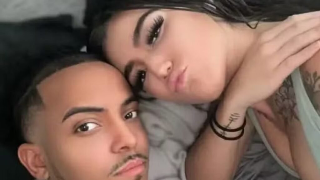 Ele disse que a culpa era do cão, mas a investigação revelou uma história muito mais brutal. Quem era o homem no centro do caso? **Kaleb Mickens**, de 34 anos, conhecido nas redes como **Cash Cartier**, foi condenado pela morte da namorada, **Sheila Cuevas**, após um crime ocorrido em **8 de outubro de 2023**, no condado de **Tarrant, no Texas**, nos Estados Unidos. A sentença anunciada foi de **75 anos de prisão**, segundo as informações divulgadas pelo Ministério Público local. Como tudo começou a ser contado por ele? No dia do crime, Kaleb ligou para o **911**, o serviço de emergência dos EUA, afirmando que Sheila havia parado de respirar depois de ser supostamente atacada por seu cão da raça **boxer**, chamado **Soldier**. A versão parecia apontar para um ataque animal. Mas seria isso mesmo? O que os investigadores encontraram? Os **legistas** não identificaram no corpo de Sheila marcas compatíveis com um ataque de cão. Essa ausência de evidências mudou o rumo do caso. Se não havia sinais de ataque canino, então o que havia acontecido dentro daquele quarto? A resposta veio com os detalhes da perícia. O corpo de **Sheila Cuevas** foi encontrado no quarto com **várias costelas quebradas** e **ferimentos perfurantes**, de acordo com informações divulgadas pela Fox 4 News. Diante disso, Kaleb acabou preso. Mais tarde, ele admitiu ter **drogado** e **agredido** a namorada, o que resultou na morte dela. E o cão que ele havia acusado? **Soldier** foi sacrificado dias depois, antes que a verdade viesse à tona. Esse ponto tornou o caso ainda mais chocante, porque a justificativa apresentada inicialmente por Kaleb levou à morte do animal antes da revelação dos fatos. O que aconteceu no julgamento? Durante o processo, foram apresentadas informações de que Kaleb já tinha um **histórico de violência contra mulheres** com quem se relacionou. Promotores usaram esses relatos antes do acordo judicial. No tribunal, vítimas anteriores fizeram declarações descrevendo **tormentos**, **tortura**, **manipulação** e **abusos sexuais** que disseram ter sofrido. Houve manifestação da família de Sheila? Sim. O irmão da vítima falou diretamente no tribunal: “**Não há justiça que possa trazer Sheila de volta, mas pode haver consequências, e pode haver responsabilização, e você merece isso**”. A fala reforçou o peso emocional do julgamento e a busca por responsabilização. A condenação foi apenas por homicídio? Não. As informações divulgadas apontam que Kaleb também se declarou culpado de **agressão agravada de primeiro grau com violência doméstica**. O material informado reúne a condenação de **75 anos de prisão** pela morte de Sheila e também menciona que ele foi condenado a **quatro décadas de prisão** após se declarar culpado dessa agressão agravada. Havia outros fatos ligados ao nome dele? Sim. Além do caso criminal envolvendo Sheila, Kaleb também foi citado como integrante de um grupo envolvido em um **esquema de pirâmide** que arrecadou mais de **US$ 1,2 bilhão**, segundo a **Comissão Federal de Comércio**. De acordo com um promotor, ele atraía jovens para sua equipe de treinamento com promessas de ganhos altos e usava sua riqueza e status percebidos para manipular homens e mulheres com ameaças e promessas, enquanto escondia uma personalidade privada extremamente violenta. Como ele se apresentava publicamente depois das mortes? Mesmo após o caso, **Cash Cartier**, que tem quase **100 mil seguidores no Instagram**, chegou a publicar uma mensagem sobre as mortes de Sheila, de Soldier e de outro cão: “**Adeus, minha doce família**”. E o que ficou confirmado ao fim do caso? Ficou confirmado que **Kaleb Mickens, o influencer conhecido como Cash Cartier, foi condenado a 75 anos de prisão por matar brutalmente a namorada, Sheila Cuevas, depois de tentar atribuir o crime ao cão Soldier, que acabou sacrificado antes de a perícia revelar que não havia sinais de ataque canino no corpo da vítima**.