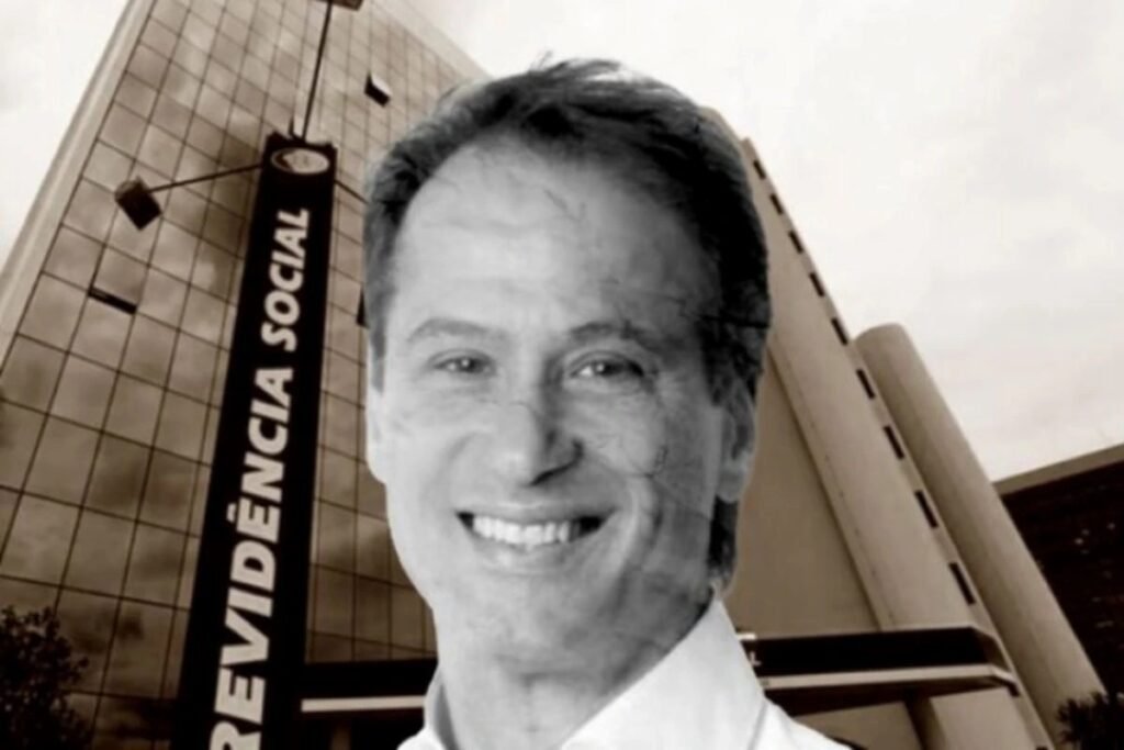 Uma confissão pode mudar o rumo de um escândalo inteiro — e foi exatamente isso que aconteceu agora. Mas o que, de fato, foi confessado? Segundo a informação confirmada pelo Metrópoles, houve admissão da existência de fraudes ligadas ao esquema de descontos indevidos em aposentadorias e pensões do INSS. E essa revelação não veio sozinha. Junto dela, foi assinado um acordo de delação premiada com a Polícia Federal. Só que essa resposta abre outra pergunta inevitável: por que esse acordo chama tanta atenção? Porque não se trata de uma colaboração qualquer. É a primeira delação firmada no âmbito da Operação Sem Desconto, investigação que apura desvios em benefícios de aposentados. E é justamente aí que muita gente para e pensa: se essa é a primeira, o que ela pode destravar daqui para frente? A expectativa é alta porque a Polícia Federal já colheu os depoimentos e enviou o acordo ao ministro do Supremo Tribunal Federal André Mendonça. Agora, cabe a ele analisar os termos para decidir se a delação terá validade jurídica. Mas há um ponto que quase passa despercebido: antes de produzir efeitos concretos, esse tipo de acordo precisa ser validado. E então surge outra dúvida: quem é a figura central dessa nova etapa? Trata-se do empresário Maurício Camisotti, preso desde setembro por envolvimento no esquema. Dono de companhias da área de seguros e planos de saúde, ele é apontado pela investigação como um dos líderes da engrenagem bilionária. Mas o que exatamente o conecta ao caso? De acordo com a apuração, ele controlava três entidades: a Ambec, a Unsbras e o Cebap. E o detalhe que mais chama atenção está na estrutura dessas organizações. Segundo a investigação, os diretores estatutários eram funcionários e parentes de executivos do grupo de empresas de Camisotti. Isso, por si só, já levanta outra pergunta: qual era o tamanho financeiro dessa operação? Os números ajudam a explicar por que o caso ganhou tanta dimensão. Somente no último ano, essas três entidades faturaram R$ 580 milhões. Quando o período analisado começa em 2021, o montante chega a R$ 1 bilhão. E é aqui que a maioria se surpreende: o escândalo não se resume a suspeitas isoladas, mas a valores que colocam o caso em outro patamar. Só que o que acontece depois muda tudo. A defesa espera que, com o acordo de colaboração, Camisotti consiga autorização para cumprir prisão domiciliar. Ele ficou inicialmente na penitenciária de Guarulhos e, mais tarde, em março deste ano, foi transferido para a Superintendência da PF em São Paulo, em acordo com a defesa. Mas essa movimentação não acontece no vazio. Se um investigado decide falar, quem mais pode seguir o mesmo caminho? Outros nomes também negociam acordo de colaboração: o lobista Antonio Carlos Camilo Antunes, conhecido como Careca do INSS, o ex-procurador-geral do instituto Virgílio Oliveira Filho e o ex-diretor de Benefícios André Fidelis. E essa sequência de negociações reacende uma dúvida ainda maior: até onde essa investigação pode chegar? A resposta começa bem antes da delação. O escândalo do INSS foi revelado pelo Metrópoles em uma série de reportagens publicadas a partir de dezembro de 2023. Três meses depois, o portal mostrou que a arrecadação das entidades com descontos de mensalidade de aposentados havia disparado, alcançando R$ 2 bilhões em um ano, enquanto as associações respondiam a milhares de processos por fraude nas filiações de segurados. Mas há um detalhe decisivo nisso tudo. Essas reportagens levaram à abertura de inquérito pela Polícia Federal e abasteceram as apurações da Controladoria-Geral da União. Ao todo, 38 matérias foram listadas pela PF na representação que deu origem à Operação Sem Desconto, deflagrada em 23 de abril do ano passado. E o impacto foi imediato: a operação culminou nas demissões do presidente do INSS e do ministro da Previdência, Carlos Lupi. Então qual é o ponto principal de tudo isso? Um empresário apontado como peça central do esquema confessou fraudes e decidiu colaborar com a Polícia Federal. Só que o peso real dessa decisão talvez ainda nem tenha aparecido por completo. Porque, quando o primeiro elo resolve falar, a pergunta que fica não é apenas o que já se sabe — mas o que ainda falta vir à tona.