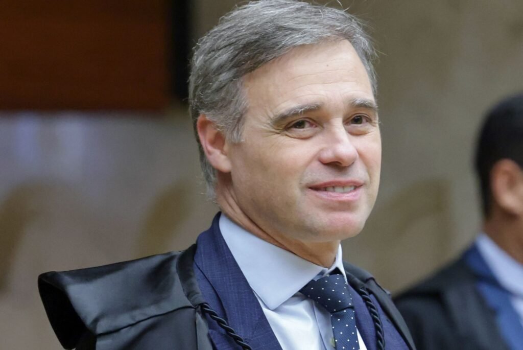 Uma peça enviada à mesa de um ministro pode mudar o rumo de um dos casos mais sensíveis envolvendo aposentadorias e pensões no país. Mas por que esse documento chama tanta atenção agora? Porque ele não trata de uma suspeita qualquer. Trata de uma colaboração premiada já assinada, com confissão de fraudes em descontos indevidos sobre benefícios previdenciários, e isso coloca a investigação em um novo patamar. Quando alguém apontado como peça central decide falar, a pergunta deixa de ser apenas “o que aconteceu?” e passa a ser “até onde isso pode chegar?”. E por que isso importa tanto neste momento? Porque não se trata apenas de depoimentos soltos. A Polícia Federal já colheu todos os relatos do empresário que admitiu a existência do esquema, e o acordo foi formalmente encaminhado para análise no Supremo Tribunal Federal. Isso significa que o caso entra em uma fase decisiva, na qual o conteúdo da colaboração pode ganhar validade jurídica. Mas há um detalhe que quase ninguém percebe: antes de produzir efeitos concretos, esse tipo de acordo precisa ser homologado. E quem vai decidir isso? O ministro André Mendonça, relator do caso no STF. É ele quem deve analisar o material enviado e decidir se a colaboração será validada. A defesa também encaminhou o documento ao gabinete do ministro nesta semana, reforçando a expectativa em torno do próximo passo. Só que essa etapa, por si só, já abre outra dúvida: o que exatamente muda se a homologação acontecer? O que acontece depois muda tudo porque a delação pode passar a ter efeitos jurídicos formais dentro da investigação. E é aqui que muita gente se surpreende: a assinatura do acordo não encerra nada, ela pode ser justamente o começo de novos desdobramentos. A expectativa é de que, com a homologação, o empresário possa obter o benefício da prisão domiciliar. Mas esse possível efeito individual não é o único ponto relevante. O conteúdo do que foi dito pode influenciar o avanço das apurações sobre um esquema descrito como bilionário. Mas de que esquema estamos falando, afinal? Da investigação sobre descontos irregulares aplicados em aposentadorias e pensões do Instituto Nacional do Seguro Social. Segundo as apurações, associações e entidades realizavam cobranças indevidas sobre benefícios previdenciários, causando prejuízos aos segurados e também aos cofres públicos. E é justamente nesse cenário que surge o nome de Maurício Camisotti, empresário preso desde setembro do ano passado e apontado como um dos principais beneficiários e operadores do núcleo financeiro investigado. Se ele já confessou, então o caso está resolvido? Ainda não. E esse é o ponto que reacende a curiosidade no meio da história. Embora a negociação da delação tenha sido conduzida diretamente com a Polícia Federal, o acordo ainda deverá passar também pela análise da Procuradoria-Geral da República. Ou seja, há mais de uma instância observando o material, e cada etapa pode influenciar os próximos movimentos do caso. E por que essa delação ganhou tanto peso? Porque ela é a primeira formalizada no âmbito da Operação Sem Desconto. Isso dá ao documento um valor especial dentro da investigação, já que pode abrir caminho para novas confirmações, novos cruzamentos de informações e possíveis desdobramentos sobre a estrutura do esquema. E há outro elemento que amplia a dimensão do caso: ele também é acompanhado pela Comissão Parlamentar Mista de Inquérito do INSS no Congresso Nacional. Quem mais aparece nesse contexto? A mesma fase da operação que levou à prisão de Camisotti também resultou na detenção de Antônio Carlos Camilo Antunes, conhecido como Careca do INSS. Esse dado ajuda a mostrar que a investigação não gira em torno de um único nome, mas de uma engrenagem mais ampla. Ainda assim, o foco agora está concentrado no que foi entregue ao Supremo e no que pode emergir desse material. Então qual é o ponto principal de tudo isso? A resposta está justamente no documento que já chegou ao gabinete de André Mendonça. A confissão existe, a delação foi assinada, a Polícia Federal concluiu a coleta dos depoimentos e agora a homologação se tornou o próximo passo decisivo. Se o ministro validar a colaboração, o caso pode entrar em uma nova fase com efeitos jurídicos concretos e potencial para ampliar ainda mais as investigações sobre as fraudes no INSS. E a parte mais inquietante é que, quando alguém do núcleo apontado como central começa a falar, quase nunca é o fim da história.