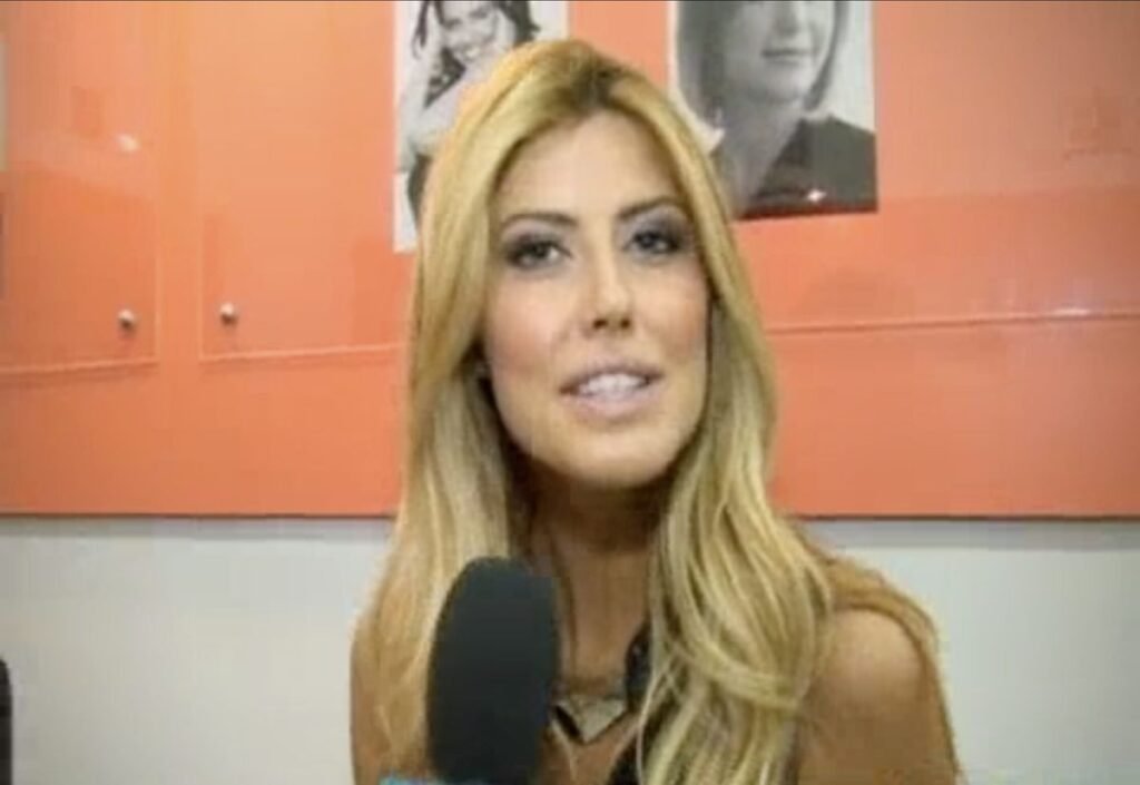 Começou com mensagens íntimas, mas o que apareceu depois fez esse capítulo parecer quase irrelevante. Por quê? Porque, quando a atenção se prende ao lado pessoal de uma história, quase sempre existe algo maior passando ao fundo. E foi exatamente isso que aconteceu aqui. As declarações de Martha Graeff, ex-noiva de Daniel Vorcaro, trouxeram à tona a exposição da intimidade do casal e o desconforto com a divulgação de mensagens. Isso, por si só, já chamaria atenção. Mas a pergunta que surgiu logo em seguida foi outra: por que tanta insistência nesse aspecto, se havia algo muito mais pesado por trás? A resposta começa a aparecer quando se observa o que essas mensagens ajudaram a revelar. Não se trata apenas de conversas privadas, encontros ou detalhes de relacionamento. O ponto que passou a concentrar o foco foi um contrato de R$ 129 milhões com o escritório da esposa de Alexandre de Moraes. E é nesse momento que muita gente muda de perspectiva, porque o que parecia escândalo pessoal perde espaço para uma questão de dimensão muito maior. Mas esse contrato, sozinho, explica tudo? Ainda não. Há um detalhe que quase ninguém nota de imediato: a discussão sobre a intimidade acabou funcionando como uma espécie de distração temporária. Enquanto o debate girava em torno de mensagens, viagens e encontros, o centro da história parecia deslocado. Só que esse alívio durou pouco. Quando o foco voltou para o dinheiro, a leitura do caso mudou. E o que mais apareceu junto com isso? Uma lista de pagamentos milionários atribuídos a consultorias advocatícias e outros repasses. Segundo o conteúdo citado, Michel Temer teria recebido R$ 10 milhões, Ricardo Lewandowski R$ 6 milhões, Henrique Meirelles R$ 18 milhões, Guido Mantega R$ 14 milhões, Antônio Rueda R$ 6,4 milhões e ACM Neto R$ 5,45 milhões. Parece muito? E é aqui que a maioria se surpreende, porque a sequência não para aí. O portal Metrópoles, de Luiz Estevão, aparece com R$ 27 milhões, apontados como patrocínio de transmissão de futebol, segundo a explicação mencionada. O colunista Léo Dias, por sua vez, teria recebido quase R$ 10 milhões. Então a pergunta inevitável surge: de onde vinha tanto dinheiro e por que ele circulava dessa forma? A resposta apresentada no texto é direta: havia investidores no Master atraídos pela promessa de retorno de 150%. E o que acontece depois muda tudo, porque esse dinheiro fácil, distribuído em cifras tão altas, passa a ser visto sob outra luz quando se lembra que o Fundo Garantidor de Crédito tem limite. Quem aplicou mais de R$ 250 mil, segundo o texto, não receberá tudo de volta. E os bancos, além disso, tiveram prejuízo muito grande. Mas por que isso importa tanto agora? Porque, quando se compara o peso dos fatos, os elementos íntimos deixam de ser o centro. Saber de encontros em adega, em Campos do Jordão, ou de voos em avião de Vorcaro, pode até chamar atenção. Só que, diante de um contrato de R$ 129 milhões, esses pontos passam a ser tratados como acessórios. O principal, na leitura apresentada, é o vínculo financeiro. E a história termina aí? Longe disso. No mesmo cenário, o texto ainda conecta a movimentação política em torno da indicação de Jorge Messias ao Supremo. Davi Alcolumbre, Rodrigo Pacheco, Lula e a tramitação na Comissão de Constituição e Justiça entram na sequência como parte de um ambiente mais amplo, em que articulações e interesses se cruzam. O relator da indicação é Weverton Rocha, e isso adiciona mais uma camada de questionamento ao processo. Então qual é o ponto central de tudo isso? Que a intimidade entre Vorcaro e Martha, embora barulhenta, virou detalhe diante do que realmente pesa: o contrato de R$ 129 milhões e a rede de cifras milionárias que reapareceu quando o foco saiu do escândalo pessoal e voltou para o dinheiro. E talvez a pergunta mais incômoda nem seja o que já foi revelado, mas o que ainda pode surgir quando esse foco permanecer exatamente onde mais importa.