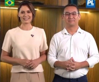 A disputa eleitoral no Distrito Federal ganhou um novo capítulo, mas há uma condição que pode mudar tudo. Quem entra nessa cena? **Carlos Eduardo Antunes Torres**, irmão da ex-primeira-dama **Michelle Bolsonaro**, confirmou que pretende disputar uma vaga de **deputado distrital** pelo **Partido Liberal (PL)**. Essa candidatura já está definida? Sim, segundo o próprio Torres, a candidatura está **confirmada**. Mas por que a situação ainda não parece totalmente fechada? Porque ele deixou claro que existe uma prioridade acima da campanha: a saúde do ex-presidente **Jair Bolsonaro**. O que exatamente ele disse? Torres afirmou que a permanência na disputa pode mudar caso o cunhado precise de acompanhamento. A declaração foi dada à **CNN Brasil**. Nas palavras dele, Bolsonaro “vai sempre ser nossa prioridade”. Ele também informou que, no momento, está sem autorização para visitá-lo. E acrescentou: “Se autorizarem, a gente faz campanha como dá”. Por que essa autorização se tornou um ponto tão importante? Porque os advogados de **Jair Bolsonaro** pediram ao **Supremo Tribunal Federal** que um dos irmãos de Michelle possa atuar como cuidador durante o período de **prisão domiciliar**. Esse pedido foi encaminhado ao ministro **Alexandre de Moraes**, relator do processo. E o que a defesa quer, na prática? Quer incluir **Carlos Eduardo Antunes Torres** entre as pessoas autorizadas a entrar na residência de Bolsonaro, localizada no bairro **Jardim Botânico**, em Brasília. A solicitação surgiu no contexto da decisão que colocou o ex-presidente em prisão domiciliar por **90 dias**. Por que essa medida foi determinada? De acordo com a decisão de Moraes, a prisão domiciliar levou em consideração o **estado de saúde** de Bolsonaro. Ele enfrenta um quadro de **broncopneumonia bilateral**, diagnosticado no fim de março. Quem pode permanecer na casa hoje? A decisão estabelece que apenas **familiares próximos** e **profissionais da área médica** podem ficar na residência. Entre os autorizados estão **Michelle Bolsonaro**, a **filha** e a **enteada** do ex-presidente. Então por que a defesa pediu a entrada de Carlos Eduardo? Porque, segundo os advogados, Michelle tem **compromissos profissionais e pessoais** que dificultam sua permanência integral no local. Por esse motivo, a defesa solicitou que Carlos Eduardo possa permanecer na casa quando necessário. Ele já exerceu esse tipo de apoio antes? Segundo os advogados, sim. A defesa afirma que ele já auxiliou Bolsonaro em outras ocasiões. Esse ponto foi usado para reforçar o pedido apresentado ao STF. E qual é a relação disso com a candidatura? A ligação está na própria fala de Torres. Embora tenha confirmado que pretende concorrer, ele condicionou a continuidade da campanha à necessidade de acompanhar Bolsonaro, caso receba autorização para isso. Ou seja, a candidatura existe, mas pode ser revista conforme a evolução desse cenário. Carlos Eduardo já tentou chegar à Câmara Legislativa antes? Sim. Ele participou de duas eleições para **deputado distrital**, em **2018** e **2022**, mas não conseguiu se eleger. Atualmente, é **suplente** na **Câmara Legislativa do Distrito Federal**. Então, o que está posto neste momento? De um lado, há uma candidatura anunciada ao **PL**. De outro, há um pedido ao **STF** para que Carlos Eduardo Antunes Torres seja autorizado a atuar como cuidador de Jair Bolsonaro durante a prisão domiciliar. Entre esses dois movimentos, permanece a condição expressa pelo próprio pré-candidato: se houver necessidade de acompanhar o cunhado, a prioridade será Bolsonaro. No fim, o quadro fica completo assim: **Carlos Eduardo Antunes Torres**, irmão de **Michelle Bolsonaro** e atual **suplente** na Câmara Legislativa do Distrito Federal, anunciou candidatura a **deputado distrital pelo PL**, mas afirmou que pode deixar a disputa caso precise acompanhar **Jair Bolsonaro**, cuja defesa pediu ao ministro **Alexandre de Moraes** autorização para que ele atue como cuidador durante os **90 dias de prisão domiciliar**, determinada em razão do quadro de **broncopneumonia bilateral**.