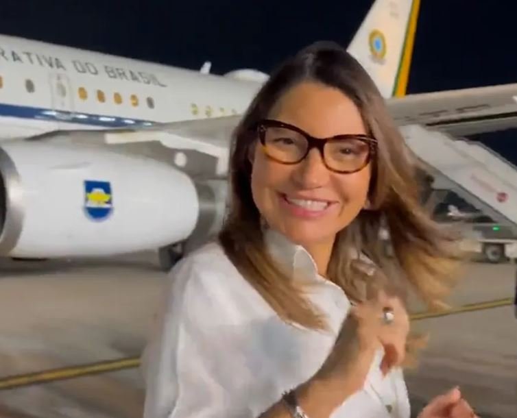 Por que Janja tem passado tanto tempo fora do Brasil desde 2023? Janja, primeira-dama do Brasil, tem acompanhado Lula em viagens internacionais, acumulando 170 dias fora do país desde 2023. Seu foco tem sido em fóruns multilaterais e eventos diplomáticos. Quais são os principais destinos das viagens de Janja? Desde 2023, Janja visitou 38 países em 36 viagens. Em 2026, esteve na Coreia do Sul, Emirados Árabes Unidos e Estados Unidos, com destaque para compromissos na ONU em Nova York. Qual é o papel de Janja nessas viagens internacionais? Mesmo sem cargo formal, Janja atua em eventos representativos e diplomáticos, participando de agendas paralelas às de Lula, com foco em temas sociais e de gênero. Como a atuação de Janja é vista pela oposição? A oposição critica sua atuação internacional por não ocupar cargo público. No entanto, a AGU reconheceu que cônjuges do presidente podem exercer funções simbólicas e diplomáticas. Qual foi a agenda de Janja na ONU em 2026? Em março de 2026, Janja participou de compromissos na ONU, incluindo a Comissão sobre a Situação da Mulher, além de eventos sobre pautas sociais e de gênero. Quais temas Janja tem priorizado em suas agendas? Janja tem priorizado temas ligados às mulheres, com 31 compromissos entre outubro de 2025 e abril de 2026, incluindo o Pacto Nacional de Enfrentamento ao Feminicídio. Como a AGU justificou a participação de Janja em missões oficiais? Em 2024, a AGU afirmou que cônjuges do presidente podem exercer funções simbólicas, sociais, culturais e diplomáticas, respaldando a participação de Janja em missões oficiais. Qual é a importância das viagens de Janja para o governo? As viagens de Janja reforçam a presença do Brasil em fóruns internacionais e destacam pautas sociais, contribuindo para a diplomacia e imagem do país no exterior. Como Janja se diferencia de outras primeiras-damas? Janja se destaca por sua atuação ativa em eventos internacionais e foco em temas sociais, mesmo sem ocupar um cargo formal, o que é incomum para primeiras-damas. Quais foram os compromissos de Janja na Ásia em 2026? Entre 17 e 25 de fevereiro de 2026, Janja esteve na Coreia do Sul e em Abu Dhabi, cumprindo agenda paralela à de Lula e se reunindo com a primeira-dama Kim Hea-Kyung. Como a presença de Janja em eventos internacionais impacta a política brasileira? A presença de Janja em eventos internacionais fortalece a diplomacia brasileira e destaca temas sociais, mas também gera críticas sobre seu papel sem cargo oficial. Qual é a relevância do Pacto Nacional de Enfrentamento ao Feminicídio? O pacto, articulado por Janja, visa combater o feminicídio no Brasil, destacando a importância de políticas públicas para a proteção das mulheres. Como Janja equilibra sua agenda internacional com as eleições de 2026? A seis meses das eleições de 2026, Janja mantém foco em temas sociais e de gênero, buscando fortalecer a imagem do governo e suas políticas públicas. Por que a atuação de Janja é importante para a imagem do Brasil? A atuação de Janja em eventos internacionais destaca o compromisso do Brasil com pautas sociais e de gênero, reforçando sua imagem positiva no cenário global. Como a atuação de Janja pode influenciar futuras primeiras-damas? Janja pode servir de exemplo para futuras primeiras-damas, mostrando que é possível ter um papel ativo e influente em questões sociais e diplomáticas, mesmo sem cargo formal.