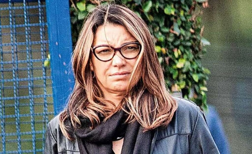 Quem é Janja da Silva e por que ela estava no Rio de Janeiro? Janja da Silva é a esposa do ex-presidente Lula. Ela esteve no Rio para negociar um imóvel em um edifício no bairro Flamengo. Qual é a importância do edifício no bairro Flamengo? O edifício é conhecido e localizado em uma área nobre, o que atrai interesse e especulação sobre a negociação. O que motivou a visita de Janja ao edifício? A visita foi motivada pela negociação de um imóvel, possivelmente um triplex, gerando curiosidade e especulações. Por que a negociação de um triplex por Janja é relevante? A negociação é relevante devido ao histórico de Lula com imóveis e as implicações políticas associadas. Quais são as possíveis consequências dessa negociação? A negociação pode gerar debates políticos e questionamentos sobre o patrimônio de Janja e Lula. Como o jornalista Alcelmo Gois se envolveu nessa história? Alcelmo Gois, do jornal O Globo, relatou a aparição de Janja no Rio, aumentando a visibilidade do evento. O que o livro "O Homem Mais Desonesto do Brasil" revela sobre Lula? O livro promete expor detalhes e revelações do passado de Lula, sugerindo uma face oculta do ex-presidente. Qual é a relação entre o livro e a negociação de Janja? A negociação de Janja e o livro sobre Lula podem intensificar debates sobre a integridade do ex-presidente. Por que Lula tentou esconder a visita de Janja? Especula-se que Lula tentou minimizar a atenção para evitar associações negativas ou especulações indesejadas. Como a negociação de Janja pode impactar a imagem de Lula? A negociação pode reforçar críticas sobre o patrimônio de Lula e influenciar sua imagem pública. O que o público pode esperar das revelações do livro? O público pode esperar detalhes inéditos e polêmicos sobre a vida e carreira de Lula, segundo o autor. Por que o livro é descrito como uma oportunidade única? É descrito assim por prometer informações exclusivas e potencialmente impactantes sobre Lula. Como a negociação de Janja se relaciona com o contexto político atual? A negociação pode ser vista como um reflexo das complexas dinâmicas políticas envolvendo Lula e sua família. Quais são as especulações mais comuns sobre o triplex? As especulações giram em torno do valor do imóvel e suas implicações para a família de Lula. Como a mídia está cobrindo essa negociação? A mídia está atenta, destacando a visita de Janja e as possíveis repercussões políticas e sociais. O que o público pode fazer com as informações do livro? O público pode usar as informações para formar opiniões mais informadas sobre Lula e seu legado político. Por que a negociação de Janja continua a gerar interesse? Continua a gerar interesse devido ao contexto histórico e político envolvendo Lula e sua família. Como essa situação pode evoluir no futuro? Pode evoluir com novas revelações, impactando o cenário político e a percepção pública de Lula e Janja.