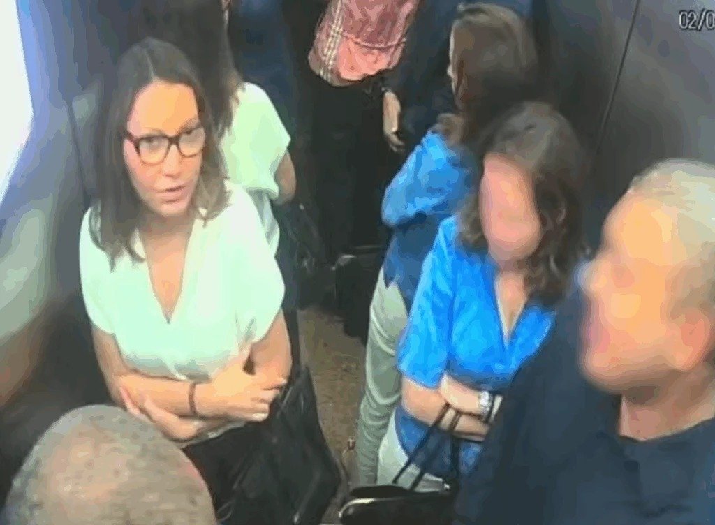 Por que Janja visitou um apartamento de luxo no Rio de Janeiro? A primeira-dama, Rosângela da Silva, conhecida como Janja, foi vista em um prédio na Zona Sul do Rio. Pessoas próximas afirmam que ela estava apenas acompanhando uma amiga interessada no imóvel. Qual é o valor do apartamento visitado por Janja? O imóvel está avaliado em pelo menos R$ 2 milhões. As unidades no prédio são anunciadas por valores superiores a essa quantia. Onde está localizado o apartamento que Janja visitou? O prédio fica na Avenida Rui Barbosa, número 16, uma área nobre do Rio de Janeiro, conhecida por sua exclusividade e alto padrão. Quem acompanhava Janja durante a visita ao apartamento? Imagens de câmeras de segurança mostram Janja acompanhada de quatro pessoas, incluindo a amiga que estaria interessada na compra do imóvel. Qual foi a reação pública à visita de Janja ao apartamento? A visita gerou comentários variados, com algumas pessoas expressando surpresa e outras criticando a primeira-dama por não estar em atividades sociais mais tradicionais. Janja tem interesse em adquirir o apartamento? De acordo com fontes próximas, Janja não tem interesse pessoal no imóvel e estava apenas acompanhando a amiga durante a visita. Por que a visita de Janja ao apartamento gerou tanto interesse? Como figura pública e primeira-dama, as ações de Janja são frequentemente observadas e comentadas, especialmente quando envolvem locais de alto padrão. Qual é a importância da Avenida Rui Barbosa no mercado imobiliário? A Avenida Rui Barbosa é uma localização privilegiada no Rio, conhecida por seus imóveis de luxo e pela vista deslumbrante, o que a torna um ponto de interesse no mercado imobiliário. Como a presença de Janja no prédio foi confirmada? A presença de Janja foi confirmada por imagens de câmeras de segurança e por pessoas próximas que relataram a visita ao jornalista Ancelmo Gois. A visita de Janja ao apartamento pode ter outras implicações? Embora a visita tenha sido pessoal, a presença de figuras públicas em locais de luxo pode gerar discussões sobre prioridades e imagem pública. Qual é a relação de Janja com o mercado imobiliário de luxo? Não há informações que indiquem um envolvimento direto de Janja com o mercado imobiliário de luxo; a visita foi em caráter pessoal, acompanhando uma amiga. Como a mídia cobriu a visita de Janja ao apartamento? A mídia, incluindo o jornal O Globo, destacou a visita, gerando discussões sobre o papel e as atividades da primeira-dama em contextos de luxo. A visita de Janja ao apartamento pode afetar sua imagem pública? A percepção pública pode variar, mas visitas a locais de luxo por figuras públicas frequentemente geram debates sobre imagem e prioridades sociais. O que podemos esperar de futuras aparições públicas de Janja? Como primeira-dama, Janja continuará a ser observada em suas atividades, com o público e a mídia atentos a suas escolhas e ações.