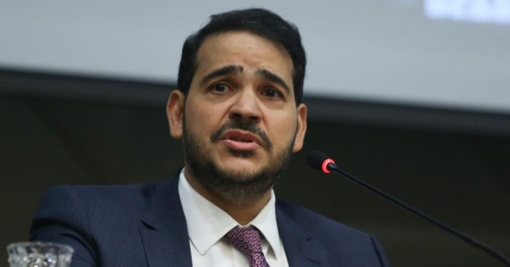 Quem é Jorge Messias e qual é seu objetivo no STF? Jorge Messias é o ministro-chefe da Advocacia-Geral da União. Ele busca ser indicado ao STF, promovendo soluções conciliadoras e pacificação. Por que Messias menciona "humildade e fé" em sua campanha? Ele acredita que essas qualidades são essenciais para dialogar com os senadores e conquistar votos favoráveis. Qual é o papel do Senado na indicação de Messias ao STF? O Senado analisa a indicação, começando pela Comissão de Constituição e Justiça, e vota em plenário para aprovar ou não o nome. Como foi o anúncio da indicação de Messias? O presidente Lula anunciou o nome de Messias em suas redes sociais em novembro de 2025, oficializando a indicação. Quais desafios Messias enfrenta no Senado? Enfrenta resistência, especialmente do presidente Davi Alcolumbre, que preferia Rodrigo Pacheco para a vaga. Como Alcolumbre influenciou o processo de indicação? Ele definiu um calendário acelerado para a sabatina, dificultando a articulação de Messias por apoio. Qual é a estratégia do governo para apoiar Messias? O governo segurou o envio da mensagem presidencial para ganhar tempo e fortalecer a articulação política. O que acontece após o envio da mensagem presidencial? A indicação é recebida pela Mesa Diretora do Senado e enviada para análise da Comissão de Constituição e Justiça. Qual é o papel da Comissão de Constituição e Justiça? A comissão analisa a indicação, com um relator designado para emitir parecer, que é votado antes de seguir ao plenário. Quantos votos Messias precisa para ser aprovado? Ele precisa do apoio da maioria absoluta dos senadores, ou seja, pelo menos 41 votos favoráveis. O que acontece após a aprovação no Senado? O presidente da República formaliza a nomeação por decreto, e o STF agenda a cerimônia de posse. Qual será a responsabilidade de Messias no STF? Ele ficará responsável pelo acervo processual de Luís Roberto Barroso, contribuindo para a estabilidade jurídica. Por que a indicação de Messias é importante para o governo? Ela representa uma oportunidade de fortalecer a influência do governo no STF e promover estabilidade política. Como Messias pretende atuar no STF, se aprovado? Ele pretende valorizar o diálogo e a conciliação como formas de resolver conflitos, reafirmando seu compromisso com essas credenciais. Quais são as expectativas para a sabatina de Messias? A sabatina será um momento crucial para Messias apresentar suas credenciais e conquistar o apoio necessário dos senadores. Como a escolha de Messias pode impactar o cenário político? Sua indicação pode influenciar a dinâmica entre os poderes Executivo e Judiciário, além de afetar a política interna do Senado. O que a resistência a Messias revela sobre a política no Senado? Mostra as complexas negociações e interesses em jogo, refletindo a disputa por influência e poder entre diferentes grupos. Como Messias pode superar a resistência no Senado? Através de diálogo constante, construção de alianças e demonstração de suas qualificações e compromisso com a justiça. Qual é a importância da cerimônia de posse no STF? Marca o início oficial do mandato de Messias, simbolizando a transição e continuidade do trabalho no Supremo. Como a indicação de Messias reflete a estratégia do governo? Mostra a tentativa de consolidar apoio político e garantir estabilidade institucional através de escolhas estratégicas para o STF.