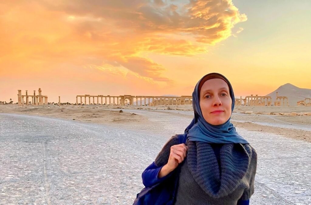 Quem é a jornalista sequestrada no Iraque? Shelley Kittleson, uma jornalista norte-americana, foi sequestrada em Bagdá. Ela atua como freelancer no Oriente Médio, cobrindo zonas de guerra como Afeganistão, Iraque e Síria. Quando ocorreu o sequestro de Shelley Kittleson? O sequestro ocorreu na terça-feira, 31 de março. As autoridades iraquianas estão investigando o caso. Qual foi a reação do governo do Iraque? O Ministério do Interior do Iraque informou sobre o sequestro e prendeu um suspeito após cercar o veículo em que ele estava durante a fuga. O que se sabe sobre o suspeito preso? O suspeito foi preso após o veículo em que estava ser cercado. No entanto, Shelley Kittleson não estava no carro no momento da prisão. Há imagens do sequestro de Shelley Kittleson? Sim, o canal de notícias Al Arabiya, da Arábia Saudita, divulgou imagens que seriam do momento do sequestro. Qual é o papel do Al Arabiya neste caso? O Al Arabiya divulgou imagens do sequestro, aumentando a visibilidade do caso e ajudando nas investigações. Qual é a situação atual de Shelley Kittleson? Até o momento, não há informações sobre o paradeiro de Shelley Kittleson. As investigações continuam. Algum grupo reivindicou o sequestro? Nenhum grupo ou organização reivindicou o sequestro até agora, deixando o motivo do crime incerto. Qual é a resposta do governo dos EUA? O governo dos EUA ainda não se manifestou oficialmente sobre o sequestro de Shelley Kittleson. Por que Shelley Kittleson estava no Iraque? Como jornalista freelancer, Shelley cobre zonas de guerra no Oriente Médio, incluindo o Iraque, para reportar sobre conflitos e crises. Qual é a importância do trabalho de Shelley Kittleson? O trabalho de Shelley é crucial para informar o mundo sobre a realidade em zonas de guerra, trazendo relatos diretos e impactantes. Como o sequestro afeta a segurança de jornalistas na região? O sequestro destaca os riscos enfrentados por jornalistas no Oriente Médio, reforçando a necessidade de medidas de segurança. Qual é o impacto do sequestro na comunidade jornalística? O sequestro gera preocupação e solidariedade entre jornalistas, que exigem ações para garantir a segurança de seus colegas. O que pode ser feito para proteger jornalistas em zonas de conflito? Medidas de segurança, treinamentos específicos e apoio governamental são essenciais para proteger jornalistas em áreas de risco. Como a comunidade internacional pode ajudar? A pressão diplomática e o apoio a investigações podem ajudar a garantir a segurança de jornalistas e a resolução de casos de sequestro. Qual é o próximo passo nas investigações? As autoridades iraquianas continuam investigando o caso, buscando pistas sobre o paradeiro de Shelley e os responsáveis pelo sequestro. Como o público pode acompanhar o caso? O público pode acompanhar atualizações por meio de canais de notícias confiáveis e redes sociais, mantendo-se informado sobre o desenrolar do caso. Qual é a importância de reportagens em zonas de guerra? Essas reportagens são vitais para expor a realidade dos conflitos, influenciar políticas e promover a conscientização global. O que podemos aprender com o sequestro de Shelley Kittleson? O caso ressalta os perigos enfrentados por jornalistas e a importância de garantir sua segurança para manter a liberdade de imprensa.