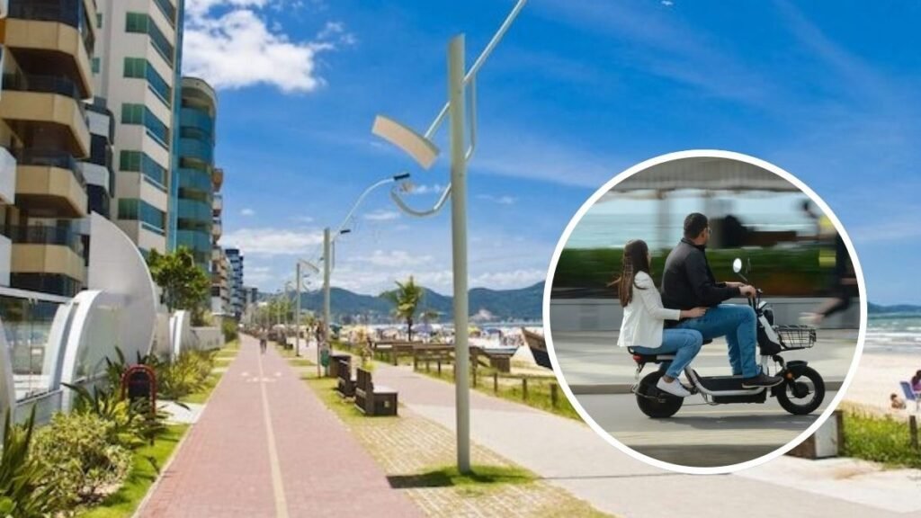 Bastaram **segundos** para transformar uma noite de festa em um caso de Justiça que agora acende um alerta difícil de ignorar. Mas o que, de fato, aconteceu para uma simples travessia terminar em morte? A resposta começa com um atropelamento, só que não em uma avenida comum, nem em uma situação banal. A vítima foi atingida justamente na **faixa de segurança**, em uma área de grande circulação de pessoas, durante uma das noites mais movimentadas do ano. E isso, por si só, já levanta outra pergunta inevitável: como algo assim pôde acontecer em um lugar onde o cuidado deveria ser redobrado? Segundo o que foi apurado no processo, o veículo envolvido era uma **scooter elétrica de alta potência**. À primeira vista, isso pode soar como um detalhe técnico, mas é exatamente aí que a história começa a mudar de peso. Por quê? Porque não se tratava apenas de um equipamento leve circulando entre pedestres. Os laudos mostraram que o veículo ultrapassava **50 km/h**, o que levou ao enquadramento como **motoneta**. E é aqui que muita gente se surpreende: nessa condição, o uso exige **habilitação** e circulação em via adequada, não em área restrita. Então o problema foi só a velocidade? Não. Há um ponto ainda mais grave. O condutor, de acordo com o Ministério Público de Santa Catarina, trafegava pela **ciclovia do calçadão**, um espaço com restrições para veículos mais potentes, e fazia isso sem possuir **habilitação**. Isso muda a análise? Muda completamente, porque deixa de ser apenas um acidente isolado e passa a revelar uma sequência de condutas consideradas imprudentes. Mas há um detalhe que quase ninguém percebe de imediato: a Justiça também avaliou o contexto do local e do momento. E por que esse contexto pesa tanto? Porque o atropelamento ocorreu na noite de **31 de dezembro de 2024**, em uma faixa da orla tomada pelo fluxo intenso de pessoas. Em períodos assim, a previsibilidade do risco aumenta. O juiz destacou justamente isso ao afirmar que o resultado era **previsível** e poderia ter sido evitado se as regras de trânsito tivessem sido respeitadas. O que acontece depois muda tudo, porque essa conclusão afasta uma dúvida que costuma surgir em casos assim: houve culpa da vítima? A decisão foi clara ao afastar **qualquer culpa da vítima**. E por que isso foi importante? Porque durante o processo ficou comprovado que o pedestre atravessava na faixa quando foi atingido. Além disso, imagens de câmeras, laudos periciais e depoimentos reforçaram a versão de que a condução foi imprudente. Ainda assim, outra pergunta aparece: se não houve intenção de matar, por que houve condenação? Porque o caso foi enquadrado como **homicídio culposo no trânsito**, quando não há intenção, mas existe responsabilidade pela conduta que leva à morte. E aqui está o centro da decisão: a combinação entre **velocidade incompatível**, circulação em local inadequado e condução sem habilitação formou o conjunto que sustentou a condenação. A pena foi fixada em **três anos de detenção em regime aberto**, substituída por **prestação de serviços à comunidade** e **pagamento em dinheiro**, além da **suspensão do direito de dirigir**. Mas isso encerra o caso? Ainda não completamente. A decisão **ainda cabe recurso**, o que mantém o assunto em aberto. E existe mais um desdobramento que amplia o alcance dessa história: o magistrado determinou o envio de ofícios a órgãos municipais e de segurança para reforçar a **fiscalização do uso irregular de veículos no calçadão**. Ou seja, o caso não termina apenas na condenação de um jovem. Ele também expõe um problema maior: quando um veículo parece inofensivo, mas opera fora das regras, o risco pode ser subestimado até o instante em que já é tarde demais. E talvez seja justamente esse o ponto mais inquietante de tudo: não foi apenas uma tragédia em uma noite movimentada, mas um episódio que pode mudar a forma como esse tipo de circulação será observado dali para frente.