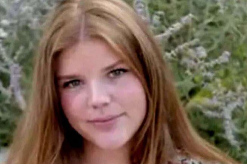 Ela tinha apenas **19 anos**, estava vivendo um período que muitos considerariam o começo de tudo, e bastaram alguns instantes em uma estrada para transformar uma viagem em tragédia. Mas o que, de fato, aconteceu? A resposta começa em um roteiro conhecido por aventureiros, daqueles que atraem jovens em busca de paisagens marcantes, liberdade e experiências fora do comum. Era para ser mais uma etapa de um percurso turístico muito procurado, feito sobre duas rodas, em meio a curvas e trechos que exigem atenção constante. Só que algo saiu do controle. Foi um acidente simples ou havia mais risco do que parece? Segundo as informações divulgadas, a jovem estava na **garupa de uma motocicleta** quando o condutor perdeu o controle do veículo. Em uma estrada **estreita e sinuosa**, ela acabou sendo **arremessada**. E é justamente aqui que muita gente se surpreende: o cenário que costuma ser vendido como inesquecível também pode se tornar extremamente perigoso em segundos. Mas onde isso aconteceu? Antes de chegar a esse ponto, há um detalhe que quase ninguém percebe: a viagem não era apenas turismo comum. Havia um significado maior por trás daquele momento. A jovem havia decidido tirar um **ano sabático** para conhecer diferentes países antes de iniciar seus estudos em **antropologia**. Ou seja, não era apenas deslocamento, nem apenas lazer. Era uma fase de descoberta, de transição, de expectativa sobre o futuro. E por que esse caso chamou tanta atenção? Porque, além da idade e das circunstâncias do acidente, existe um contexto familiar que ampliou a repercussão. A vítima era **Orla Wates**, filha de um empresário que está à frente de um dos maiores grupos de construção do **Reino Unido**. O nome da família está ligado ao **Wates Group**, empresa centenária com atuação bilionária no setor. Mas o que acontece depois muda tudo: por trás do peso do sobrenome, permanece a dimensão mais dura da notícia — a perda de uma jovem em plena fase de construção da própria vida. Então o acidente foi fatal no local? Não exatamente. Após o ocorrido, equipes de **resgate locais** foram mobilizadas. Orla chegou a receber atendimento médico e depois foi **transferida** para o **hospital universitário Viet Duc**, em **Hanói**, referência no país. Isso levanta outra pergunta inevitável: houve chance de reversão? Apesar dos esforços da equipe de saúde, ela **não resistiu aos ferimentos**. E onde, afinal, tudo isso aconteceu? No **norte do Vietnã**, durante o trajeto conhecido como **Ha Giang Loop**, uma rota popular entre mochileiros e viajantes que buscam percorrer paisagens montanhosas de motocicleta. É um percurso famoso, mas também marcado por estradas desafiadoras. E esse é o ponto que faz a história ganhar outra dimensão: o que parecia ser uma experiência memorável terminou em uma sequência de eventos irreversíveis. Mas por que essa notícia prende tanto a atenção de quem lê? Talvez porque ela reúna elementos que se chocam entre si: juventude, privilégio, liberdade, viagem, futuro e, de repente, interrupção. Há algo profundamente inquietante quando uma história que parecia apontar para o começo de uma vida adulta promissora passa a ser lembrada por um acidente em uma estrada distante. E o que fica depois disso? Fica a imagem de uma jovem que havia escolhido explorar o mundo antes de iniciar uma nova etapa acadêmica. Fica também o alerta silencioso sobre os riscos de trajetos turísticos que, embora famosos, exigem cuidado extremo. E fica um detalhe que continua ecoando: nem o acesso a estrutura, recursos ou atendimento especializado foi suficiente para mudar o desfecho. No fim, o ponto principal não está apenas em saber que **Orla Wates morreu em um acidente de motocicleta no Ha Giang Loop**, no Vietnã. Está em perceber como uma jornada planejada para ampliar horizontes terminou de forma abrupta, deixando uma pergunta que continua aberta muito depois da última linha: quantas histórias parecem seguras até o instante exato em que tudo muda?