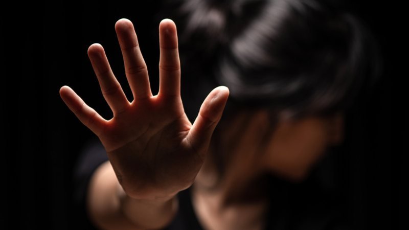 **Jovem Denuncia Estupro Coletivo e Cárcere Privado em Rio Largo: Oito Suspeitos Teriam Participado do Crime** O que aconteceu em Rio Largo? Uma jovem de 18 anos denunciou ter sido vítima de **estupro coletivo** e mantida em **cárcere privado** por cerca de 10 dias no município de Rio Largo, localizado na região metropolitana de Maceió. O caso está sob investigação da **Polícia Civil de Alagoas**, conforme relatado pela publicação. Como a denúncia foi feita? Segundo informações do comandante da **Guarda Municipal de Rio Largo**, Pedro Campos, a corporação foi acionada após o **Hospital Ib Gatto Falcão** informar a entrada de uma mulher com lesões e dores nas partes íntimas, indicando possível violência sexual. A vítima foi inicialmente atendida na unidade e, posteriormente, encaminhada ao **Hospital da Mulher**, em Maceió, para a realização de exames e procedimentos legais. Qual é o relato da vítima? A jovem relatou que estava sendo mantida em cárcere privado em uma residência no bairro **Mata do Rolo**, onde teria sido abusada sexualmente de forma reiterada. Em um dos episódios, ela afirmou ter sido violentada por oito homens simultaneamente. A violência teria sido filmada pelos próprios agressores, segundo o relato. Quem são os suspeitos? Durante as diligências, dois adolescentes suspeitos de participação no crime foram apreendidos. Além disso, um homem e uma mulher, apontada como dona da casa onde os crimes ocorreram, foram presos em flagrante e levados à **Central de Flagrantes**. Como a vítima foi aliciada? Informações da delegada Zenilde Pinheiro, responsável pelo caso, indicam que a vítima teria sido abordada pela ex-cunhada há cerca de 18 dias, quando estava na escola. A mulher teria convidado a jovem para ir até sua residência e, ao chegar ao local, ela passou a ser impedida de sair. Durante esse período, a suspeita teria levado diversos homens até o imóvel, incentivando e autorizando que mantivessem relações sexuais com a vítima contra a vontade dela. Qual o papel do ex-companheiro da vítima? Entre os suspeitos está o ex-companheiro da jovem, irmão da mulher investigada, que além de participar dos abusos, teria filmado as agressões. A vítima estava desaparecida desde o dia em que saiu para a escola, sem manter contato com familiares. Como ocorreu o resgate? O resgate aconteceu após a irmã da jovem receber mensagens de um perfil falso no Instagram, criado pela suspeita, que se passava pela vítima e solicitava documentos pessoais. Ao comparecer ao local combinado, um posto de combustíveis, a irmã encontrou a jovem acompanhada da suspeita. Ao perceber a situação, reagiu, gritou por ajuda e conseguiu retirar a vítima, levando-a imediatamente ao hospital. Quais foram as ameaças recebidas pela família da vítima? Após o resgate, familiares relataram que passaram a receber ameaças. O ex-companheiro da vítima teria afirmado que faria o mesmo com a irmã da jovem e ameaçou uma criança de oito anos da família. A **Polícia Militar** foi acionada e, com base nas informações da vítima, localizou os suspeitos na residência onde os crimes teriam ocorrido. O homem e a mulher foram presos em flagrante. Qual é o estado atual da investigação? A **Polícia Civil** informou que o caso segue sob investigação em sigilo, com o objetivo de identificar os demais envolvidos e esclarecer completamente a dinâmica dos crimes. A Guarda Municipal destacou que a situação causou forte impacto nas equipes envolvidas. "É um caso que chocou todos nós pela gravidade dos relatos", afirmou o comandante Pedro Campos. A vítima e seus familiares seguem sob acompanhamento, após relatarem também ameaças por parte dos suspeitos. Este caso ressalta a importância de uma investigação minuciosa e do apoio contínuo às vítimas e suas famílias, garantindo que a justiça seja feita e que situações semelhantes sejam prevenidas no futuro.