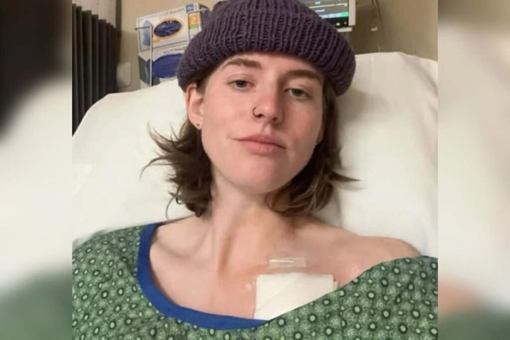 **Jovem Ignora Sintomas Comuns e Descobre Câncer Colorretal Avançado** Como uma jovem ativa e saudável pode descobrir um câncer colorretal avançado? Essa é a história de **Paige Seifert**, uma engenheira norte-americana de 24 anos, que, segundo a publicação do Metrópoles, não se via como alguém em risco de câncer. Mesmo sendo praticante de vários esportes e sem histórico relevante de doenças graves, Paige ignorou sintomas que pareciam comuns e acabou recebendo um diagnóstico inesperado. Quais foram os sintomas ignorados por Paige? Durante um longo período, Paige conviveu com **mudanças no funcionamento do intestino** e **desconfortos abdominais** que pareciam banais. Ela notou a presença de **sangue nas fezes**, mas associou isso a algo temporário, como hemorroidas ou irritação intestinal. A **dor abdominal recorrente** foi encarada como consequência da alimentação ou do estresse diário. Outro sintoma que passou despercebido foi o **cansaço extremo e persistente**, que ela atribuiu à rotina intensa de trabalho e compromissos. Como foi feito o diagnóstico de câncer colorretal? O diagnóstico definitivo veio em meados de março de 2025, após uma **colonoscopia**. Este procedimento permite visualizar o interior do intestino grosso e a parte final do delgado, usando um tubo flexível com câmera inserido pelo ânus. Os médicos identificaram um **tumor no cólon** já em estágio 3, indicando que a doença havia ultrapassado a fase inicial. Por que a idade de Paige foi um fator de atraso no diagnóstico? Paige narra que um dos aspectos mais difíceis foi perceber que a idade funcionou quase como um fator de atraso, tanto na suspeita inicial quanto na investigação médica. O **câncer colorretal** ainda é amplamente associado a pessoas acima dos 50 anos, o que pode levar pacientes jovens — e até profissionais de saúde — a minimizar sinais de alerta. Quais são os principais sintomas do câncer colorretal que não devem ser ignorados? Paige reforça que não existe idade “segura” para ignorar sinais persistentes do corpo. **Sangramento nas fezes**, **dor abdominal contínua**, **mudanças duradouras no hábito intestinal**, **cansaço intenso sem explicação clara** e **perda de peso inexplicável** são sintomas que merecem avaliação médica, independente da idade. Qual é a importância de procurar ajuda médica ao perceber sintomas persistentes? Paige costuma repetir que procurar ajuda não é exagero, mas prevenção. O câncer colorretal, quando identificado precocemente, tem altas chances de tratamento eficaz. O problema é o silêncio do corpo, das crenças sociais e do medo de parecer alarmista. Como está a saúde de Paige após o tratamento? Depois do tratamento intenso, o tumor de Paige entrou em **remissão**, mas ainda inspira cuidados e acompanhamento constante. Ela enfatiza para os seus seguidores que colocar a própria saúde em segundo plano, acreditando que “isso não aconteceria comigo”, foi uma armadilha. Insistir em investigação quando algo não parece certo pode salvar vidas: “Persistência de sintomas não é normal e idade não é diagnóstico”, alerta. A história de Paige Seifert é um lembrete poderoso de que a **juventude** não é uma garantia contra doenças graves e que a **atenção aos sinais do corpo** é essencial para a saúde.