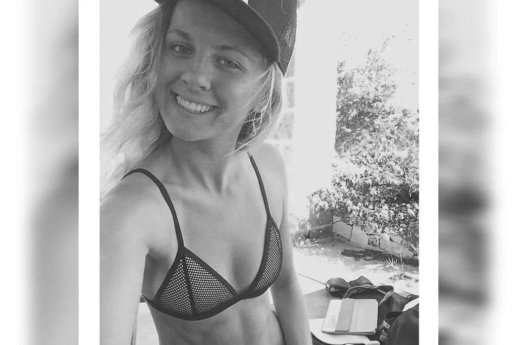 **Jovem que teve linfoma revela sintomas que médicos ignoraram** A história de **Emma Simms**, uma surfista inglesa de 32 anos, destaca a importância do reconhecimento precoce dos sintomas do **linfoma de Hodgkin**. Emma enfrentou uma jornada desafiadora até obter seu diagnóstico, apesar de apresentar quase todos os sintomas característicos da doença. Mas quais foram esses sintomas e por que foram ignorados? Desde o início de 2024, Emma começou a sentir um cansaço persistente e notou que não conseguia ganhar peso, mesmo mantendo uma alimentação adequada e uma rotina de treinos intensa. Além disso, uma coceira constante nas pernas, especialmente à noite, começou a afetar seu sono. Com o tempo, surgiram suores noturnos e uma dor no peito que dificultava a respiração. Esses sintomas são comuns em casos de linfoma, mas por que não foram identificados pelos médicos? Emma buscou ajuda médica diversas vezes. Segundo uma entrevista ao The Sun, ela visitou seu posto de saúde três vezes antes de procurar o pronto-socorro devido a uma dor extrema no peito. Mesmo assim, os exames iniciais não indicaram anomalias. Emma, preocupada, pesquisou seus sintomas on-line e acreditava que algo grave estava acontecendo. No entanto, só em dezembro de 2024 conseguiu realizar uma tomografia computadorizada que revelou um tumor de oito centímetros no tórax. A insistência de Emma foi crucial para o diagnóstico. Em 4 de fevereiro de 2025, após avaliação dos especialistas, ela recebeu o diagnóstico de **linfoma de Hodgkin**. Mas por que o diagnóstico demorou tanto? A hematologista Daniela Ferreira Dias, do Instituto Paulista de Cancerologia, explica que a doença afeta o sistema linfático e pode surgir em diferentes partes do corpo. Para identificação, são utilizados exames laboratoriais e de imagem, além de biópsias. O tratamento de Emma começou com quimioterapia intensiva, que reduziu o tamanho do tumor nos dois primeiros ciclos. No entanto, o tratamento trouxe efeitos colaterais significativos, como ganho de peso, perda de cabelo e mudanças na aparência. Como Emma está lidando com essas mudanças? Compartilhar sua experiência nas redes sociais tem sido uma fonte de força para ela, conectando-a com outras pessoas e ajudando-a a se sentir menos sozinha. Segundo o Instituto Nacional de Câncer (Inca), o Brasil registra cerca de 3 mil novos casos de linfoma de Hodgkin por ano. O tratamento pode incluir quimioterapia, radioterapia e, em alguns casos, terapias alvo-moleculares e transplante de medula. Avanços com imunoterapias também estão sendo feitos, utilizando o sistema imunológico do paciente para combater o câncer com menor toxicidade. A oncohematologista Mariana Oliveira, da Oncoclínicas, destaca que os linfomas têm alto potencial curativo, mas o diagnóstico precoce é fundamental para o sucesso do tratamento. O acompanhamento contínuo é essencial para prevenir recaídas e monitorar efeitos tardios. A história de Emma Simms serve como um alerta sobre a importância de reconhecer e investigar sintomas persistentes. O esclarecimento à população sobre os sinais do linfoma é crucial para garantir diagnósticos mais rápidos e tratamentos eficazes.