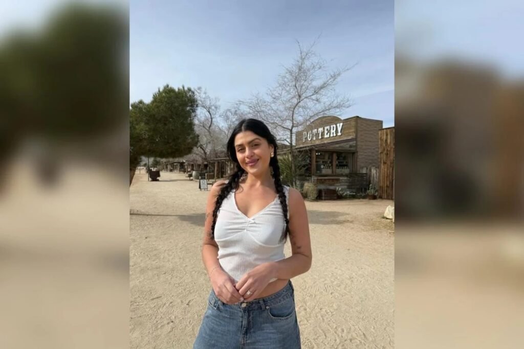 **Jovem sente dor toda vez que bebe álcool e acaba descobrindo câncer raro** O **linfoma de Hodgkin** é um tipo de câncer que afeta o sistema linfático, responsável pela defesa do organismo. Este tipo de câncer pode apresentar sintomas pouco específicos, dificultando o diagnóstico precoce. Em alguns casos, os sinais iniciais são discretos ou incomuns, como ocorreu com Lauren Firenze, uma britânica de 32 anos. Segundo a publicação, Lauren percebeu uma reação inesperada ao consumir bebidas alcoólicas, algo que ela não imaginava estar relacionado a uma doença grave. **Quais foram os primeiros sinais que Lauren percebeu?** O primeiro episódio ocorreu no verão de 2018, quando Lauren tinha 24 anos. Durante um encontro com amigos em um pub, ao tomar um copo de vinho branco, ela sentiu uma dor súbita e intensa no corpo. Inicialmente, Lauren acreditou que a dor pudesse ser resultado de um músculo distendido, já que frequentava a academia regularmente. O desconforto durou alguns dias e desapareceu. No entanto, cerca de uma semana depois, ao beber gin tônica, a mesma dor retornou, começando no lado direito do pescoço e se espalhando pelo braço até a ponta dos dedos, acompanhada de formigamento intenso. **Por que Lauren não investigou a dor imediatamente?** Sem entender o que estava acontecendo, Lauren decidiu parar de beber álcool. Como a dor desapareceu, ela não investigou mais o problema. No entanto, durante o Natal de 2018, ao consumir álcool novamente, a reação foi ainda mais intensa, com seu braço ficando dormente, o que a assustou. **O que levou Lauren a procurar ajuda médica?** No início de 2019, Lauren decidiu procurar um médico. Os exames de sangue iniciais indicaram que algo não estava normal. Além disso, ela começou a apresentar tosse persistente com catarro. Embora uma radiografia do tórax não mostrasse alterações, uma tomografia revelou massas próximas ao tórax e ao pulmão direito. **Qual foi o diagnóstico final?** Em março de 2019, após novos exames, incluindo biópsia e tomografia por emissão de pósitrons, Lauren foi diagnosticada com **linfoma de Hodgkin em estágio quatro**. Este tipo de câncer se origina nos linfócitos. O sintoma relacionado ao álcool que Lauren experimentou é extremamente raro, e o médico que a acompanhou afirmou conhecer apenas alguns poucos casos semelhantes. **Como foi o tratamento de Lauren?** Após o diagnóstico, Lauren passou por um processo de preservação de fertilidade antes de iniciar três meses de quimioterapia intensiva. Durante esse período, ela conheceu Danny, um guitarrista que se tornou seu principal apoio. Mesmo no dia em que recebeu o diagnóstico, Danny decidiu manter o encontro que tinham marcado, mostrando apoio e compreensão. **Qual é a situação atual de Lauren?** Após dois anos de tratamento e acompanhamento médico, Lauren entrou em remissão em 2021 e desde então permanece estável. Em 2025, ela e Danny se casaram em uma cerimônia organizada às pressas para que o pai dele, diagnosticado com câncer terminal, pudesse participar. Hoje, Lauren também se dedica a apoiar outras pessoas que enfrentam a doença, tendo lançado um podcast em 2023 voltado a pacientes e familiares afetados pelo câncer. A história de Lauren destaca a importância de prestar atenção a sintomas incomuns e buscar orientação médica quando necessário. O linfoma de Hodgkin, embora raro, pode ser tratado com sucesso quando diagnosticado precocemente.