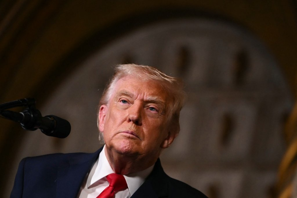 Por que o juiz dos EUA suspendeu a decisão de Trump sobre raça em universidades? A decisão foi suspensa porque a coleta de dados foi considerada "apressada e caótica", segundo o juiz F. Dennis Saylor IV. Quais eram os objetivos da decisão de Trump sobre a coleta de dados? Trump queria comprovar que as universidades não consideravam raça nos processos de admissão. Quem propôs a ação contra a decisão de Trump? Um grupo de 17 procuradores-gerais estaduais democratas propôs a ação. A decisão do juiz se aplica a todas as universidades dos EUA? Não, a decisão se aplica apenas às universidades públicas nos Estados autores da ação. O governo federal tem autoridade para coletar esses dados? O juiz afirmou que o governo provavelmente tem essa autoridade, mas a execução foi inadequada. Quando Trump ordenou a coleta de dados? Trump ordenou a coleta de dados em agosto. Qual foi a decisão da Suprema Corte em 2023 sobre ação afirmativa? A Suprema Corte decidiu contra o uso de ação afirmativa, mas permitiu considerar como a raça moldou a vida dos estudantes. Quais são os riscos apontados pelos Estados sobre a coleta de dados? Os Estados argumentam que a coleta pode invadir a privacidade dos estudantes e levar a investigações infundadas. As universidades tiveram tempo suficiente para coletar os dados? Os Estados afirmaram que as universidades não receberam tempo suficiente para isso. Qual é a posição do Departamento de Educação sobre a coleta de dados? O Departamento defendeu a iniciativa, alegando que os contribuintes têm direito à transparência. Por que a transparência é importante para o Departamento de Educação? Eles acreditam que é essencial saber como o dinheiro é gasto em instituições com financiamento federal. Como a decisão do juiz impacta as universidades? As universidades nos Estados autores da ação não precisam coletar os dados no momento. Qual é a importância da raça nos processos de admissão universitária? A raça pode ser considerada para entender como moldou a vida dos estudantes, mas não como critério de admissão. O que pode acontecer se a coleta de dados for retomada? Pode haver investigações sobre como as universidades consideram raça, afetando políticas de admissão. Qual é o próximo passo para o governo de Trump após a suspensão? O governo pode tentar ajustar a abordagem para cumprir os requisitos legais e retomar a coleta. Como essa decisão afeta a política de ação afirmativa nos EUA? A decisão reforça a complexidade e o debate contínuo sobre a ação afirmativa no país. Os estudantes podem ser afetados por essa decisão? Sim, pois a forma como as universidades consideram raça pode influenciar suas admissões. O que os críticos dizem sobre a decisão de Trump? Críticos argumentam que a decisão pode desconsiderar a diversidade e a inclusão nas universidades. Como a decisão do juiz pode influenciar futuras políticas educacionais? Pode levar a uma revisão de como as políticas de admissão são formuladas e implementadas. Quais são as implicações legais dessa suspensão para o governo federal? O governo pode enfrentar desafios legais ao tentar implementar políticas semelhantes no futuro. A decisão do juiz é definitiva? Não, a decisão é uma liminar, o que significa que pode ser revisada ou contestada. Como a decisão pode impactar a opinião pública sobre a administração Trump? Pode gerar debates sobre a abordagem do governo em relação à diversidade e inclusão. Qual é o papel dos procuradores-gerais estaduais nesse contexto? Eles atuam como defensores dos interesses dos Estados e podem contestar políticas federais. A decisão pode influenciar outras áreas além da educação? Sim, pode afetar como o governo aborda questões de diversidade em outras políticas públicas. Como as universidades podem se preparar para futuras mudanças nas políticas de admissão? Elas podem revisar suas práticas e garantir que estejam alinhadas com as diretrizes legais. Quais são as possíveis consequências para a diversidade no ensino superior? A decisão pode impactar a representação de grupos raciais e étnicos nas universidades. Como a decisão pode afetar a relação entre o governo federal e as universidades? Pode criar tensões sobre a autonomia das universidades e o papel do governo na educação. O que essa decisão revela sobre o sistema judiciário dos EUA? Mostra que o sistema pode atuar como um contrapeso às ações do executivo, garantindo o devido processo. Como a decisão pode influenciar o debate sobre raça e educação nos EUA? Pode intensificar discussões sobre igualdade, inclusão e o papel da raça na educação.