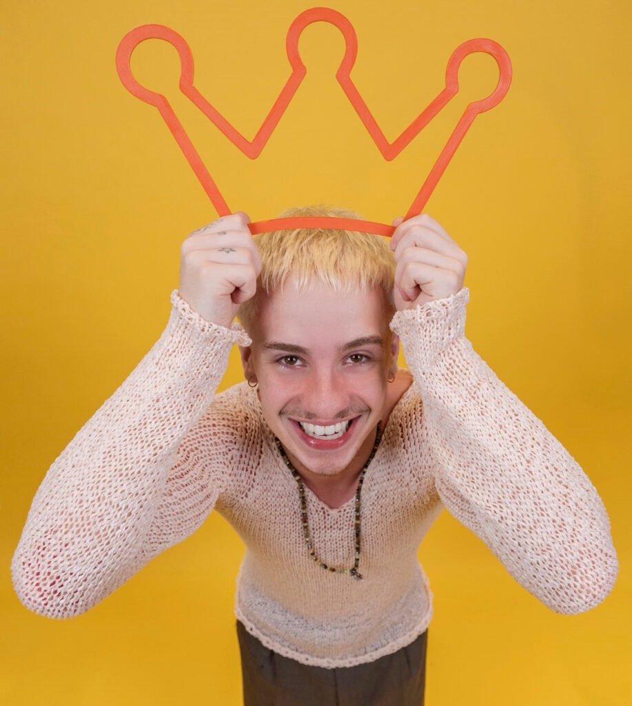 Bastou uma prova para mudar o rumo da reta final e colocar um nome, antes de todos os outros, entre os seis melhores do BBB 26. Mas o que aconteceu para essa vitória ter tanto peso assim? Não foi apenas mais uma liderança em semana decisiva. O resultado da noite desta quinta-feira, exibida ao vivo pela Globo, fez algo ainda maior: garantiu ao vencedor uma vaga direta no Top 6, algo que ninguém havia conseguido até então. E por que essa conquista chamou tanta atenção? Porque ela não veio por sorte, nem por um detalhe isolado. A disputa exigia atenção, memória e agilidade ao mesmo tempo, três fatores que costumam desmontar qualquer favoritismo quando a pressão aumenta. E é justamente aí que muita gente se surpreende: na reta final, quando o cansaço pesa e o erro custa caro, vencer uma prova assim diz muito mais do que parece. Mas como era essa dinâmica? Os participantes foram divididos em raias e precisavam observar um gabarito mostrado pela produção. A imagem revelava a ordem exata em que os ingredientes de um sanduíche cenográfico deveriam ser montados. Parecia simples? Só até o cronômetro começar. Depois de memorizar a sequência, cada jogador precisava correr, montar o lanche na ordem correta e entregar a primeira etapa. Só que não terminava ali. O que vinha depois deixava tudo ainda mais tenso. Após concluir o sanduíche, cada competidor precisava encontrar a sobremesa correspondente, também indicada anteriormente na tela. Ou seja: não bastava ser rápido. Era preciso lembrar, executar e confirmar tudo sem falhar. E há um ponto que quase ninguém nota de imediato: provas assim punem mais o excesso de confiança do que a lentidão. Então quem conseguiu fazer tudo certo? Antes de chegar ao nome, vale entender por que o resultado teve um impacto tão forte dentro da casa. Quem vencesse não ganharia apenas o poder da semana. Ganharia também proteção, prestígio e uma posição privilegiada no momento mais sensível do jogo. Quando o número de participantes diminui, cada liderança deixa de ser apenas estratégica e passa a ser quase uma senha para a final. Foi nesse cenário que um competidor se destacou. Mais rápido do que os adversários e, ao mesmo tempo, mais preciso, ele terminou a prova na frente. Mas não foi só isso que definiu a vitória. O detalhe decisivo foi outro: ele foi o único a acertar todos os ingredientes do combo. E o que acontece depois muda tudo, porque esse desempenho não representou apenas uma boa noite — consolidou uma fase. Quem foi? Juliano Floss. O dançarino venceu a 15ª Prova do Líder do BBB 26 e, com isso, conquistou sua segunda liderança consecutiva. Esse ponto muda completamente a leitura do jogo. Não se trata apenas de vencer de novo, mas de repetir o domínio justamente quando a margem para erro praticamente desaparece. E o que essa nova liderança provocou imediatamente? Além da permanência garantida no programa e da vaga no Top 6, Juliano precisou definir a divisão das cozinhas da casa. Sem grandes reviravoltas, ele repetiu as escolhas do reinado anterior e colocou Ana Paula Renault e Milena Moreira no VIP. O restante do elenco foi para a Xepa. Mas por que essa decisão também importa? Porque, na reta final, quase nada é apenas operacional. Cada escolha reforça alianças, expõe prioridades e deixa marcas visíveis para quem ainda tenta sobreviver no jogo. O gesto de repetir o mesmo grupo no VIP pode parecer previsível, mas também funciona como recado: Juliano não apenas venceu a prova, como mostrou que segue firme em sua linha de confiança. E agora, o que essa vitória realmente significa? Na superfície, significa liderança, privilégio e segurança. Só que, olhando mais de perto, ela revela algo maior: Juliano Floss se tornou o primeiro participante oficialmente garantido no Top 6 do BBB 26. E quando alguém chega a esse ponto com duas lideranças seguidas, a pergunta deixa de ser apenas como ele venceu. A dúvida que começa a crescer é outra — até onde essa sequência ainda pode levar?